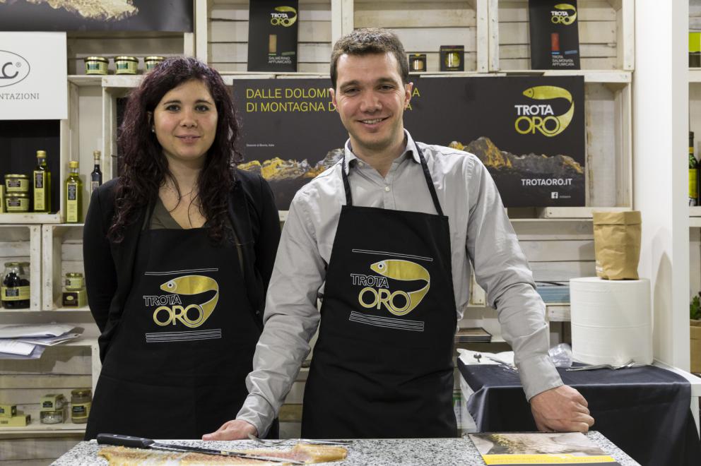 Galleria fotografica






Dispensa

Dispensa – Generi Alimentari & Generi Umani è il magazine italiano indipendente e da collezione dedicato al cibo, creato da Martina Liverani. In Dispensa le storie dei generi alimentari si intersecano a quelle dei generi umani dando vita a originali racconti fatti di parole e immagini. Un progetto controcorrente che in epoca digitale, grazie alla bellezza tattile di un prodotto editoriale antico, invita il lettore a riprendersi il tempo da dedicare alle cose belle. «Non potevamo mancare a questo grande evento, è un’occasione imperdibile non solo a livello di contatti ma anche perché ci offre una full immersion tra le eccellenze della gastronomia»









Italia Squisita 

ItaliaSquisita è il network b2b di riferimento per chi ama la ristorazione e l’accoglienza di alta gamma. Non è voluta mancare all'appuntamento con Identità Milano 2017









James 1599 

Debutto avventuroso nell'alta cucina a Identità Golose del brand James 1599. L'equipaggio, che muove i suoi passi dall'antica Compagnia Inglese delle Indie Orientali, ha portato in scena le sue spezie, i suoi sali dal mondo e le erbe aromatiche. Prodotti di alta qualità, attentamente ricercati e con un packaging all'altezza delle aspettative. Polveri impalpabili, semi aromatici, erbe disidratate, gemme marine e vulcaniche, magnifici pepi e non solo sono stati annusati e assaporati durante il congresso, assieme a golose frolle aromatizzate con la miscela di curry dolce She's My Curry creata ad hoc









Joaquin 

Per la prima volta a Identità Milano, l’azienda vitivinicola irpina Joaquin ha presentato il progetto Joaquin Dall’Isola, che le ha permesso di salvare i pochissimi quintali di uva dell’isola di Capri, prodotti da piccoli vigneti coltivati a varietà Greco, Falanghina, Biancolella, e quella che dai contadini del posto è chiamata “Ciunchesa”. Da Capri, nel 2009, sono state prodotte circa 800 Magnum, mentre nel 2010 sono state realizzate circa 2000 bottiglie. A queste si aggiunge il Vino Rosato 2012, da uve Guarnaccia e Piedirosso, un piccolo gioiello enologico di sole 68 bottiglie









Kai 

Durante tutto il congresso allo spazio espositivo di Coltelleria Kai abbiamo fatto un viaggio in Oriente con sfilettature del pesce con tecnica giapponese, decorazioni con verdure e confezionamenti di sushi e sashimi









Koppert Cress

 Koppert Cress è costantemente alla ricerca di ingredienti naturali innovativi, che permettano agli chef di aumentare il gusto e l’aroma dei loro piatti e di migliorarne la presentazione. «Siamo produttori di colori e gli chef sono i nostri pittori» ci ha spiegato Enrico Zallot. Una vasta rete internazionale di biologi, di esperti nel settore dei vegetali e di gastronomi fornisce un flusso continuo di prodotti, che soddisfa i requisiti culinari sempre più elevati di ristoranti sparsi ovunque nel mondo









Longino & Cardenal

Longino & Cardenal continua il percorso alla base del suo successo: la costante ricerca di cibi rari e preziosi. E' stato accompagnato da due nuovi partner: Pariani, un’azienda piemontese nata come produttrice di Olio di Nocciola, e Tartuflanghe, insignita da anni del titolo “Eccellenza Artigiana” dalla Regione Piemonte. Lo stand ha visto la presenza dello chef basco Senèn González che ha deliziato i visitatori proponendo le innovative lamine di patata disidratata e bacon ripiene di tuorlo d’uovo. All’interno della Longino Vip Lounge, chef e visitatori della manifestazione hanno potuto apprezzare alcuni finger food realizzati dalle giovani e sapienti mani del company chef aziendale, rigorosamente con prodotti commercializzati da Longino & Cardenal. Anche Andrea Larossa, chef del ristorante Larossa ad Alba, ha presentato una versione finger dei suoi piatti a base di prodotti Tartuflanghe. E ancora: plancton marino Veta La Palma; pane Triticum che ha nobilitato il pane precotto e surgelato; i fiori e le erbe eduli dell’azienda alto-atesina Alpin Herbs; il tonno rosso del mediterraneo Balfegò, il baccalà dissalato Giraldo e, non da ultimo, il gambero rosso di Mazara del Vallo di Don Gambero









Macelleria Zivieri e Zivieri Tartufi

In linea con il tema del congresso, Macelleria Zivieri Massimo e Zivieri Tartufi hanno animato il proprio stand con il meglio della loro produzione. Battute al coltello di bovino e cervo affiancate dal tartufo nero pregiato, toast con prosciutto cotto di Mora Romagnola, crostini con patè fegato di pollo allevato a terra e funghi galletti, degustazioni di salame Montanaro di Mora Romagnola recentemente nominato il miglior salame in Italia, tagliata di capriolo e mini hamburger di selvaggina con tartufo bianchetto. Valore delle aziende protagoniste è l'attenzione verso prodotti naturali, a completa disposizione di una ristorazione attenta e scrupolosa, secondo filiere di produzione uniche in Italia









Manicardi 

Manicardi ha portato a Identità Milano due eccellenze enogastronomiche dell’Emilia Romagna: Lambrusco e Aceto Balsamico di Modena. In degustazione: Lambrusco Grasparossa di Castelvetro DOC “Vigna Cà del Fiore”, Spumante Brut Rosè “Fabula”, Aceto Balsamico Tradizionale di Modena DOP Extra Vecchio, Aceto Balsamico di Modena IGP “Nero Elisir”, Aceto Balsamico di Modena IGP “Nero Elisir Gold” e Aceto Balsamico di Modena IGP “5 Scudi”.









Masseria Schinosa

Nella Masseria Schinosa da oltre trecento anni si fa olio extravergine di oliva con amore per la terra e per gli oltre 28.000 secolari olivi pugliesi. Gli oliveti sono condotti con le più moderne tecniche colturali e nella produzione del loro olio extra vergine di oliva si incontrano e si fondono tradizione e innovazione









Mealitaly

Mealitaly e Tesoritalia nascono per promuovere e tutelare le eccellenze tipiche del territorio italiano grazie all’alta qualità della produzione stessa. Lavorando in aree DOP e IGP, come il Parco Nazionale del Vesuvio, la Penisola Sorrentina, le Colline Salernitane e il Cilento, per ciascuna referenza è stato redatto un "disciplinare di produzione interno", elevando gli standard qualitativi a livelli altissimi sia sul mercato italiano che estero. Ogni prodotto è controllato in ogni sua fase di produzione e lavorazione, partendo dalla coltivazione diretta delle materie prime sino al packaging finale









Mepra

Mepra nasce nel 1946 dalla trasformazione dell’azienda della famiglia Prandelli che, a cavallo delle due guerre, produce materiale bellico. L’indirizzo scelto dall’azienda per la propria produzione, privilegia la qualità e non la quantità: l’alluminio, utilizzato fino ad allora, viene immediatamente sostituito dall’ottone cromato, materiale di qualità superiore. Mepra continua a produrre tutti i suoi articoli in Italia, ed è presente oggi negli ambienti più esclusivi e rinomati del mondo, dagli hotel di lusso alle compagnie di crociera e aeree









Mielizia

Nel corso delle tre giornate Mielizia ha effettuato presso il proprio spazio espositivo a Identità Milano degustazioni dei loro mieli italiani millefiori e monoflora e altri prodotti apistici, anche in accompagnamento a formaggi, per conoscere meglio i prodotti della gamma e far apprezzare la varietà del miele italiano, suggerendo insoliti abbinamenti gastronomici









Niko Formazione

Un percorso di formazione unico in Italia, dalla partnership con l'Università degli Studi di Scienze Gastronomiche di Pollenzo alla full immersion in Casadonna Reale, al progetto Spazio, ristorante-laboratorio dove convertire la pratica didattica in lavoro nell'ottica della ricerca









Olitalia

Olitalia a Identità Milano ha presentato le sue eccellenze della linea Gourmet: gli Extravergini Regionali, le Monocultivar, l’Aceto Balsamico di Modena, e Frienn, l’innovativo olio di girasole altoleico per una frittura sana e leggera. L’azienda è specializzata da più di 30 anni nella produzione di oli e aceti ed è presente in oltre 120 paesi nel mondo









Open Blue Global Services

Nello spazio espositivo di Open Blue Global Services abbiamo degustato pesce cobia in tre ricette dello chef Omar Allievi: Cobia affumicato con mele, melanzane, crunchy di pane alla segale e robiola allo yuzu, Cobia marinato al miso con salsa di arance e cicoria e Tiradito di cobia con choclo e camote. Inoltre con Samsung Oculus, un’esperienza di realtà virtuale a 360 gradi, tutti i visitatori hanno potuto immergersi in un viaggio di due minuti e mezzo nell’impianto aziendale a Panama, una vista in elicottero a 12 km dalla costa per visitare le gabbie e scoprire come viene allevato il pesce cobia









Pastificio dei Campi

Per Pastificio dei Campi due chef hanno preparato una ricetta da offrire ai visitatori presso lo spazio espositivo dell’azienda: Christoph Bob del ristorante Refettorio Monastero Santa Rosa ha proposto Pasta dei Campi con peperoni, Mezzi occhi di lupo alla genovese con ali di razza e carciofi di Schito; Andrea Napolitano del ristorante Il Bikini di Vico Equense un Mischiato delicato con polipetti alla luciana, patate affumicate e spaghetti di mare









Pedrazzoli Salumificio

Pedrazzoli, salumificio mantovano nato nel 1950, oggi leader nella produzione di salumi bio, ha esordito a Identità Milano presentando la sua linea di salumi gourmet extra-selezionati Q+. Dedicata a chi ricerca l’eccellenza, Q+ è una collezione di prodotti esclusivi a produzione limitata e si caratterizza per l’estrema artigianalità che si ricollega a un’atavica tradizione norcina valorizzata da un packaging moderno ed essenziale. Si tratta di salumi numerati che consentono di tracciare tutto il ciclo di vita del prodotto. Un omaggio sensoriale e un gusto inconfondibile che nasce dalla ricerca della massima qualità del prodotto e del sapore più genuino









Piccolo Brite

Durante le tre giornate abbiamo potuto assaggiare gli speciali prodotti che provengono dal caseificio Piccolo Brite: formaggio di alpeggio e latteria, formaggio di malga e speck, prodotti che conservano intatto tutto il sapore delle Alpi, affinati, secondo un procedimento naturale, nei locali del caseificio affacciato su Cortina nella frazione di Alverà. Presente allo stand anche il mastro casaro che ha spiegato i vari procedimenti della fase di produzione









PRI.MA

PRI.MA. (fusione delle parole "prima" e “materia"), è una start-up nata in Puglia nel 2015 su iniziativa di un pastry chef e di un imprenditore del settore erboristico-salutistico. Dall'incontro di queste due esperienze prendono vita le 31 essenze della linea PRI.MA., risultato di un innovativo processo di estrazione dagli oli essenziali di frutti, fiori, spezie e piante officinali. Pepe, lime, cannella, zenzero sono solo alcune delle loro essenze con cui sperimentare in cucina. Tre le parole chiave di questa nuova linea: innovazione, riferita alla tecnica estrattiva, continua e circolatoria, per perfetti distillati di gusto; benessere, perché PRI.MA. contiene solo le virtù naturali degli alimenti; e qualità delle preparazioni, grazie all'alta volatilità della profumazione dei suoi oli essenziali e alla loro contemporanea stabilità in cottura che lascia intatti gusto e salubrità









Riso Zaccaria

Abbiamo fatto un lungo viaggio nella storia e nella cultura del riso con Zaccaria, che ci ha presentato più di venti tipologie di riso: biologiche, di Baraggia Dop, integrali e non. Tutte prodotte con estrema cura e nel pieno rispetto dell'ambiente. Zaccaria produce anche Gallette di riso e farine di riso monocultivar. Tutto è integralmente prodotto nelle risaie e negli impianti aziendali a Salussola, in provincia di Biella, in uno dei territori più particolari e unici al mondo per la coltivazione del riso, la Baraggia









RoboQbo

RoboQbo ha presentato al congresso con cooking show di Viviana Varese le applicazioni in gastronomia e pasticceria di Qbo Universal Processing System nella versione 4. Una singola unità Qbo-4 è in grado di cuocere, raffreddare, concentrare, raffinare e lavorare in sottovuoto qualsiasi prodotto alimentare. Oggi è disponibile con un ampio display touchscreen da 10,1” oltre a un'interfaccia user friendly con funzioni avanzate di controllo del processo produttivo e di sanificazione









Selecta

Anche quest'anno in occasione del congresso Selecta ha accolto presso il proprio stand tutti i suoi ospiti per presentare, attraverso degustazioni e approfondimenti, le principali novità che hanno arricchito una selezione di specialità gastronomiche: prodotti ittici della Porto Santo Spirito, Acqua di mare Mediterranea, Ostriche Cadoret, Baccalà tradizionale Rafols, salmone scozzese Loch Fyne, Culatello di Zibello Dop e salumi tradizionali del Podere Cadassa, Foie Gras Rougié, specialità casearia della pregiata selezione Formaggi.it e formaggi francesi del noto affinatore Hervé Mons, una ricca selezione di Grand Crus di cioccolato Valrhona, tartellette dolci e salate, coni e cestini de La Rose Noire, puree di frutta Ravifruit e infine la pregiatissima carne wagyu giapponese









Sommariva Tradizione Agricola

Il frantoio Sommariva, la cui attività è aperta al pubblico, produce da oltre 100 anni olio extravergine d'oliva da olive della varietà Taggiasca, Pignola, Merlina e Colombaia, coltivate nell'azienda agricola di famiglia. Nell'azienda agricola, a conduzione biologica dal 1972, si producono inoltre basilico, rucola, carciofi e pomodori che, nel laboratorio di famiglia, sono trasformati in ottimo pesto genovese con basilico DOP, olive in salamoia, varie salse e conserve









Sosa

L'azienda catalana, leader nella realizzazione di ingredienti per la ristorazione e la pasticceria, è tornata a Identità Milano per presentare i suoi prodotti durante i tre giorni di congresso. La società, nata nel 1967, si è sviluppata nel tempo sino a divenire punto di riferimento internazionale per la produzione di una vastissima gamma di prodotti: frutta secca, frutta disidratata, texturizzanti, estratti vegetali naturali, oli essenziali e molto altro ancora. Tecnologia, ricerca e innovazione consentono all'azienda di ampliare e perfezionare costantemente le linee di prodotto, per rispondere a qualsiasi richiesta di chef e pasticceri









Soul Salad

Soul Salad, il programma radiofonico ideato e condotto dal giornalista e speaker radiofonico Francesco Seminara, coniuga eccellenze enogastronomiche, intrattenimento e soul music. Il programma è approdato a Identità Milano con una postazione esclusiva nella quale si sono svolte interviste agli chef, incontri con produttori vitivinicoli e imprenditori, e focus sui partner della manifestazione









Spirito Contadino

In perfetta sintesi tra storia e cultura, Spirito Contadino ci ha guidati alla scoperta di esperienze sensoriali che svelano un territorio che ha fatto della qualità di vita il suo biglietto da visita, recuperando tradizioni e sapori di una volta. Una sosta speciale del viaggio è stata dedicata all’incontro con lo chef Felice Lo Basso, che con raffinatezza e stile ha preparato prelibatezze con i tesori gastronomici del territorio pugliese, per regalare il piacere di gustare sapori tipici della tradizione e della cultura mediterranea









T&C Tartufi

Portare i profumi e i sapori del tartufo in tavola per tutto l’anno è l’obiettivo di T&C Tentazioni, storica azienda di Acqualagna, capitale del tartufo nella provincia di Pesaro Urbino. Un’offerta unica ideale per la dispensa di tutti gli chef: crema di tartufo estivo, tartufata bianca, salsa di zucca e tartufo bianco, tartufo nero e tartufo bianchetto






