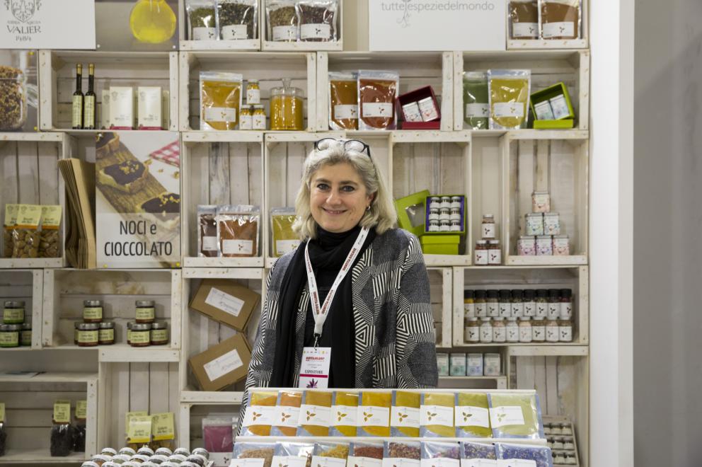 Galleria fotografica






Dispensa

Dispensa – Generi Alimentari & Generi Umani è il magazine italiano indipendente e da collezione dedicato al cibo, creato da Martina Liverani. In Dispensa le storie dei generi alimentari si intersecano a quelle dei generi umani dando vita a originali racconti fatti di parole e immagini. Un progetto controcorrente che in epoca digitale, grazie alla bellezza tattile di un prodotto editoriale antico, invita il lettore a riprendersi il tempo da dedicare alle cose belle. «Non potevamo mancare a questo grande evento, è un’occasione imperdibile non solo a livello di contatti ma anche perché ci offre una full immersion tra le eccellenze della gastronomia»









Italia Squisita 

ItaliaSquisita è il network b2b di riferimento per chi ama la ristorazione e l’accoglienza di alta gamma. Non è voluta mancare all'appuntamento con Identità Milano 2017









James 1599 

Debutto avventuroso nell'alta cucina a Identità Golose del brand James 1599. L'equipaggio, che muove i suoi passi dall'antica Compagnia Inglese delle Indie Orientali, ha portato in scena le sue spezie, i suoi sali dal mondo e le erbe aromatiche. Prodotti di alta qualità, attentamente ricercati e con un packaging all'altezza delle aspettative. Polveri impalpabili, semi aromatici, erbe disidratate, gemme marine e vulcaniche, magnifici pepi e non solo sono stati annusati e assaporati durante il congresso, assieme a golose frolle aromatizzate con la miscela di curry dolce She's My Curry creata ad hoc









Joaquin 

Per la prima volta a Identità Milano, l’azienda vitivinicola irpina Joaquin ha presentato il progetto Joaquin Dall’Isola, che le ha permesso di salvare i pochissimi quintali di uva dell’isola di Capri, prodotti da piccoli vigneti coltivati a varietà Greco, Falanghina, Biancolella, e quella che dai contadini del posto è chiamata “Ciunchesa”. Da Capri, nel 2009, sono state prodotte circa 800 Magnum, mentre nel 2010 sono state realizzate circa 2000 bottiglie. A queste si aggiunge il Vino Rosato 2012, da uve Guarnaccia e Piedirosso, un piccolo gioiello enologico di sole 68 bottiglie









Kai 

Durante tutto il congresso allo spazio espositivo di Coltelleria Kai abbiamo fatto un viaggio in Oriente con sfilettature del pesce con tecnica giapponese, decorazioni con verdure e confezionamenti di sushi e sashimi









Koppert Cress

 Koppert Cress è costantemente alla ricerca di ingredienti naturali innovativi, che permettano agli chef di aumentare il gusto e l’aroma dei loro piatti e di migliorarne la presentazione. «Siamo produttori di colori e gli chef sono i nostri pittori» ci ha spiegato Enrico Zallot. Una vasta rete internazionale di biologi, di esperti nel settore dei vegetali e di gastronomi fornisce un flusso continuo di prodotti, che soddisfa i requisiti culinari sempre più elevati di ristoranti sparsi ovunque nel mondo









Longino & Cardenal

Longino & Cardenal continua il percorso alla base del suo successo: la costante ricerca di cibi rari e preziosi. E' stato accompagnato da due nuovi partner: Pariani, un’azienda piemontese nata come produttrice di Olio di Nocciola, e Tartuflanghe, insignita da anni del titolo “Eccellenza Artigiana” dalla Regione Piemonte. Lo stand ha visto la presenza dello chef basco Senèn González che ha deliziato i visitatori proponendo le innovative lamine di patata disidratata e bacon ripiene di tuorlo d’uovo. All’interno della Longino Vip Lounge, chef e visitatori della manifestazione hanno potuto apprezzare alcuni finger food realizzati dalle giovani e sapienti mani del company chef aziendale, rigorosamente con prodotti commercializzati da Longino & Cardenal. Anche Andrea Larossa, chef del ristorante Larossa ad Alba, ha presentato una versione finger dei suoi piatti a base di prodotti Tartuflanghe. E ancora: plancton marino Veta La Palma; pane Triticum che ha nobilitato il pane precotto e surgelato; i fiori e le erbe eduli dell’azienda alto-atesina Alpin Herbs; il tonno rosso del mediterraneo Balfegò, il baccalà dissalato Giraldo e, non da ultimo, il gambero rosso di Mazara del Vallo di Don Gambero









Macelleria Zivieri e Zivieri Tartufi

In linea con il tema del congresso, Macelleria Zivieri Massimo e Zivieri Tartufi hanno animato il proprio stand con il meglio della loro produzione. Battute al coltello di bovino e cervo affiancate dal tartufo nero pregiato, toast con prosciutto cotto di Mora Romagnola, crostini con patè fegato di pollo allevato a terra e funghi galletti, degustazioni di salame Montanaro di Mora Romagnola recentemente nominato il miglior salame in Italia, tagliata di capriolo e mini hamburger di selvaggina con tartufo bianchetto. Valore delle aziende protagoniste è l'attenzione verso prodotti naturali, a completa disposizione di una ristorazione attenta e scrupolosa, secondo filiere di produzione uniche in Italia









Manicardi 

Manicardi ha portato a Identità Milano due eccellenze enogastronomiche dell’Emilia Romagna: Lambrusco e Aceto Balsamico di Modena. In degustazione: Lambrusco Grasparossa di Castelvetro DOC “Vigna Cà del Fiore”, Spumante Brut Rosè “Fabula”, Aceto Balsamico Tradizionale di Modena DOP Extra Vecchio, Aceto Balsamico di Modena IGP “Nero Elisir”, Aceto Balsamico di Modena IGP “Nero Elisir Gold” e Aceto Balsamico di Modena IGP “5 Scudi”.









Masseria Schinosa

Nella Masseria Schinosa da oltre trecento anni si fa olio extravergine di oliva con amore per la terra e per gli oltre 28.000 secolari olivi pugliesi. Gli oliveti sono condotti con le più moderne tecniche colturali e nella produzione del loro olio extra vergine di oliva si incontrano e si fondono tradizione e innovazione









Mealitaly

Mealitaly e Tesoritalia nascono per promuovere e tutelare le eccellenze tipiche del territorio italiano grazie all’alta qualità della produzione stessa. Lavorando in aree DOP e IGP, come il Parco Nazionale del Vesuvio, la Penisola Sorrentina, le Colline Salernitane e il Cilento, per ciascuna referenza è stato redatto un "disciplinare di produzione interno", elevando gli standard qualitativi a livelli altissimi sia sul mercato italiano che estero. Ogni prodotto è controllato in ogni sua fase di produzione e lavorazione, partendo dalla coltivazione diretta delle materie prime sino al packaging finale









Mepra

Mepra nasce nel 1946 dalla trasformazione dell’azienda della famiglia Prandelli che, a cavallo delle due guerre, produce materiale bellico. L’indirizzo scelto dall’azienda per la propria produzione, privilegia la qualità e non la quantità: l’alluminio, utilizzato fino ad allora, viene immediatamente sostituito dall’ottone cromato, materiale di qualità superiore. Mepra continua a produrre tutti i suoi articoli in Italia, ed è presente oggi negli ambienti più esclusivi e rinomati del mondo, dagli hotel di lusso alle compagnie di crociera e aeree









Mielizia

Nel corso delle tre giornate Mielizia ha effettuato presso il proprio spazio espositivo a Identità Milano degustazioni dei loro mieli italiani millefiori e monoflora e altri prodotti apistici, anche in accompagnamento a formaggi, per conoscere meglio i prodotti della gamma e far apprezzare la varietà del miele italiano, suggerendo insoliti abbinamenti gastronomici









Niko Formazione

Un percorso di formazione unico in Italia, dalla partnership con l'Università degli Studi di Scienze Gastronomiche di Pollenzo alla full immersion in Casadonna Reale, al progetto Spazio, ristorante-laboratorio dove convertire la pratica didattica in lavoro nell'ottica della ricerca









Olitalia

Olitalia a Identità Milano ha presentato le sue eccellenze della linea Gourmet: gli Extravergini Regionali, le Monocultivar, l’Aceto Balsamico di Modena, e Frienn, l’innovativo olio di girasole altoleico per una frittura sana e leggera. L’azienda è specializzata da più di 30 anni nella produzione di oli e aceti ed è presente in oltre 120 paesi nel mondo









Open Blue Global Services

Nello spazio espositivo di Open Blue Global Services abbiamo degustato pesce cobia in tre ricette dello chef Omar Allievi: Cobia affumicato con mele, melanzane, crunchy di pane alla segale e robiola allo yuzu, Cobia marinato al miso con salsa di arance e cicoria e Tiradito di cobia con choclo e camote. Inoltre con Samsung Oculus, un’esperienza di realtà virtuale a 360 gradi, tutti i visitatori hanno potuto immergersi in un viaggio di due minuti e mezzo nell’impianto aziendale a Panama, una vista in elicottero a 12 km dalla costa per visitare le gabbie e scoprire come viene allevato il pesce cobia









Pastificio dei Campi

Per Pastificio dei Campi due chef hanno preparato una ricetta da offrire ai visitatori presso lo spazio espositivo dell’azienda: Christoph Bob del ristorante Refettorio Monastero Santa Rosa ha proposto Pasta dei Campi con peperoni, Mezzi occhi di lupo alla genovese con ali di razza e carciofi di Schito; Andrea Napolitano del ristorante Il Bikini di Vico Equense un Mischiato delicato con polipetti alla luciana, patate affumicate e spaghetti di mare









Pedrazzoli Salumificio

Pedrazzoli, salumificio mantovano nato nel 1950, oggi leader nella produzione di salumi bio, ha esordito a Identità Milano presentando la sua linea di salumi gourmet extra-selezionati Q+. Dedicata a chi ricerca l’eccellenza, Q+ è una collezione di prodotti esclusivi a produzione limitata e si caratterizza per l’estrema artigianalità che si ricollega a un’atavica tradizione norcina valorizzata da un packaging moderno ed essenziale. Si tratta di salumi numerati che consentono di tracciare tutto il ciclo di vita del prodotto. Un omaggio sensoriale e un gusto inconfondibile che nasce dalla ricerca della massima qualità del prodotto e del sapore più genuino









Piccolo Brite

Durante le tre giornate abbiamo potuto assaggiare gli speciali prodotti che provengono dal caseificio Piccolo Brite: formaggio di alpeggio e latteria, formaggio di malga e speck, prodotti che conservano intatto tutto il sapore delle Alpi, affinati, secondo un procedimento naturale, nei locali del caseificio affacciato su Cortina nella frazione di Alverà. Presente allo stand anche il mastro casaro che ha spiegato i vari procedimenti della fase di produzione









PRI.MA

PRI.MA. (fusione delle parole "prima" e “materia"), è una start-up nata in Puglia nel 2015 su iniziativa di un pastry chef e di un imprenditore del settore erboristico-salutistico. Dall'incontro di queste due esperienze prendono vita le 31 essenze della linea PRI.MA., risultato di un innovativo processo di estrazione dagli oli essenziali di frutti, fiori, spezie e piante officinali. Pepe, lime, cannella, zenzero sono solo alcune delle loro essenze con cui sperimentare in cucina. Tre le parole chiave di questa nuova linea: innovazione, riferita alla tecnica estrattiva, continua e circolatoria, per perfetti distillati di gusto; benessere, perché PRI.MA. contiene solo le virtù naturali degli alimenti; e qualità delle preparazioni, grazie all'alta volatilità della profumazione dei suoi oli essenziali e alla loro contemporanea stabilità in cottura che lascia intatti gusto e salubrità









Riso Zaccaria

Abbiamo fatto un lungo viaggio nella storia e nella cultura del riso con Zaccaria, che ci ha presentato più di venti tipologie di riso: biologiche, di Baraggia Dop, integrali e non. Tutte prodotte con estrema cura e nel pieno rispetto dell'ambiente. Zaccaria produce anche Gallette di riso e farine di riso monocultivar. Tutto è integralmente prodotto nelle risaie e negli impianti aziendali a Salussola, in provincia di Biella, in uno dei territori più particolari e unici al mondo per la coltivazione del riso, la Baraggia









RoboQbo

RoboQbo ha presentato al congresso con cooking show di Viviana Varese le applicazioni in gastronomia e pasticceria di Qbo Universal Processing System nella versione 4. Una singola unità Qbo-4 è in grado di cuocere, raffreddare, concentrare, raffinare e lavorare in sottovuoto qualsiasi prodotto alimentare. Oggi è disponibile con un ampio display touchscreen da 10,1” oltre a un'interfaccia user friendly con funzioni avanzate di controllo del processo produttivo e di sanificazione









Selecta

Anche quest'anno in occasione del congresso Selecta ha accolto presso il proprio stand tutti i suoi ospiti per presentare, attraverso degustazioni e approfondimenti, le principali novità che hanno arricchito una selezione di specialità gastronomiche: prodotti ittici della Porto Santo Spirito, Acqua di mare Mediterranea, Ostriche Cadoret, Baccalà tradizionale Rafols, salmone scozzese Loch Fyne, Culatello di Zibello Dop e salumi tradizionali del Podere Cadassa, Foie Gras Rougié, specialità casearia della pregiata selezione Formaggi.it e formaggi francesi del noto affinatore Hervé Mons, una ricca selezione di Grand Crus di cioccolato Valrhona, tartellette dolci e salate, coni e cestini de La Rose Noire, puree di frutta Ravifruit e infine la pregiatissima carne wagyu giapponese









Sommariva Tradizione Agricola

Il frantoio Sommariva, la cui attività è aperta al pubblico, produce da oltre 100 anni olio extravergine d'oliva da olive della varietà Taggiasca, Pignola, Merlina e Colombaia, coltivate nell'azienda agricola di famiglia. Nell'azienda agricola, a conduzione biologica dal 1972, si producono inoltre basilico, rucola, carciofi e pomodori che, nel laboratorio di famiglia, sono trasformati in ottimo pesto genovese con basilico DOP, olive in salamoia, varie salse e conserve









Sosa

L'azienda catalana, leader nella realizzazione di ingredienti per la ristorazione e la pasticceria, è tornata a Identità Milano per presentare i suoi prodotti durante i tre giorni di congresso. La società, nata nel 1967, si è sviluppata nel tempo sino a divenire punto di riferimento internazionale per la produzione di una vastissima gamma di prodotti: frutta secca, frutta disidratata, texturizzanti, estratti vegetali naturali, oli essenziali e molto altro ancora. Tecnologia, ricerca e innovazione consentono all'azienda di ampliare e perfezionare costantemente le linee di prodotto, per rispondere a qualsiasi richiesta di chef e pasticceri









Soul Salad

Soul Salad, il programma radiofonico ideato e condotto dal giornalista e speaker radiofonico Francesco Seminara, coniuga eccellenze enogastronomiche, intrattenimento e soul music. Il programma è approdato a Identità Milano con una postazione esclusiva nella quale si sono svolte interviste agli chef, incontri con produttori vitivinicoli e imprenditori, e focus sui partner della manifestazione









Spirito Contadino

In perfetta sintesi tra storia e cultura, Spirito Contadino ci ha guidati alla scoperta di esperienze sensoriali che svelano un territorio che ha fatto della qualità di vita il suo biglietto da visita, recuperando tradizioni e sapori di una volta. Una sosta speciale del viaggio è stata dedicata all’incontro con lo chef Felice Lo Basso, che con raffinatezza e stile ha preparato prelibatezze con i tesori gastronomici del territorio pugliese, per regalare il piacere di gustare sapori tipici della tradizione e della cultura mediterranea









T&C Tartufi

Portare i profumi e i sapori del tartufo in tavola per tutto l’anno è l’obiettivo di T&C Tentazioni, storica azienda di Acqualagna, capitale del tartufo nella provincia di Pesaro Urbino. Un’offerta unica ideale per la dispensa di tutti gli chef: crema di tartufo estivo, tartufata bianca, salsa di zucca e tartufo bianco, tartufo nero e tartufo bianchetto









Trota oro

Fondata dalla famiglia Leonardi nel 1988, Trota Oro per la prima volta a Identità Milano ha offerto degustazioni di prodotti di itticoltura di montagna allevati nelle fredde e limpide acque delle Dolomiti: salmerino alpino affumicato, trota affumicata, uova di trota, i prodotti marinati e l’ultimo prodotto nato, il Lingotto delle Dolomiti






