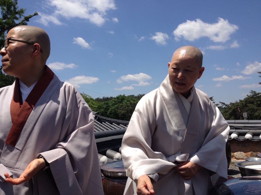 Galleria fotografica






Panoramica dal 32mo piano del Lotte Hotel di Seul. La capitale della Corea del Sud (che i locali pronunciano "sol"), con 10 milioni di abitanti (25 considerando tutta la proncia di Gyeonggi) è tra le città più popolose al mondo








Sfigurata nel Novecento dai Giapponesi (prima parte del secolo) e dalla guerra di Corea (1950-1953), oggi Seul ha un aspetto moderno, piuttosto occidentale








Con decine di milioni di turisti all'anno, Seul è tra le 10 città più visitate al mondo. Nella foto, una delle attrazioni più viste in città: il Dongdaemun Design Plaza, progettato da Zaha Adid e Samoo e completato nel marzo del 2014
 








A passeggio per il quartiere di Myeongdong, molto frequentato anche per l’alta concentrazione di ristoranti








Il viaggio era cominciato bene: tra le opzioni commestibili sui voli di Korean Air c’è proprio una squisita Bibimpap, con tanto di foglietto illustrativo








Bancarelle all’ingresso del mercato Namdaemun, tra i più popolari di Seul. Chiunque può andare e comprare; non occorrono licenze








Namdaemun, trippa a mollo








L’affitto di una bancarella al Namdaemun costa circa 2.000 dollari americani al mese, ma consente un ricavo medio mensile di almeno il doppio








Cozze giganti, molto popolari sulle tavole coreane








I mercati sono sterminati, molto puliti e per nulla caotici








All’interno del mercato, c’è anche un ristorante molto spartano e molto buono. Serve di tutto: hoe (pesce crudo), kimchi (verdure fermentate), guk tang (zuppe), bibimpap…








Baek kimchi: cavolo stufato con rape bianche, pere, prezzemolo coreano. Talvolta è servito anche con le castagne








Scodella di Bibimbap








Uova di quaglia bollite, aglio e edamame








A chiusura del pasto, ecco una bella zuppa fumante (erano le 8 del mattino)








Zuppa di alghe e merluzzo








Mingles, sulla Cheongdam-dong nel quartiere di Gangnam-gu, è l’indirizzo più interessante di cucina coreana contemporanea. L’ha aperto poco più di un anno fa Mingoo Kang, tornato a casa dopo esperienze da Martin Berasategui e da Nobu Bahamas








Mingoo Kang propone un solo menu degustazione da 88.000 won (circa 70 euro). Ognuno dei piatti contiene sempre un elemento fermentato








Mingles esprime un approccio creativo fondato però sulle salse fermentate, pilastro della cucina coreana tradizionale: cho (aceto), gan-jang (salsa di soia), gochu-jang (pasta molto piccante di peperoni rossi, fagioli di soia bolliti e sale), doen-jang (pasta di fagioli di soia), erbe e spezie








Composizione iniziale di amuse bouche. Da sinistra a destra: Polpo, foglia di senape e pasta di aioli fermentata; Gelatina di bacche omija, zuppetta di asparagi bianchi, mirtilli e spuma di aceto nero e Pera arrotolata nella sogliola (salsa di gochu jang marinata nello yuzu), uva e peperoncino








Sandwich di fegato di rana pescatrice in sfoglia di miele su chip di funghi








Insalata di noodle di riso con senape coreana, spuma di tofu, alghe marinate, abalone e aragosta








Torchon di foie gras marinato nel doen jang (pasta di fagioli di soia), vino di prugne dorate corane e kimchi bianco








Branzino al vapore con calamari mignon brasati in cima e alga combu, brodo di alghe, granchio e kimchi bianco








Cracker di alghe e tapioca con polvere di tartufo, uova di salmone, melanzana e purea di mango








Noodle di umami (capelli d’angelo, pasta di alghe e inchiostro di seppia), brodo di pollo e pesce, spuma di lemongrass, ricci di mare, ostriche fritte e gambero








Per dessert, Crème brulee di jang tro, pican di gan-jang, gochu-jang, gelato alla vaniglia e spuma di whisky








La squadra del ristorante Mingles fa festa a fine cena coi colleghi dell’Osteria Francescana. Al centro, Massimo Bottura, presenza illustre del Seoul Gourmet Festival (leggi qui)








Al centro, Vivian Han, patron del ristorante Congdu, uno dei più quotati in città, il posto ideale esperire la doppia anima della cucina coreana, tra la tradizione e una avanguardia moderata. Con lei si riconoscono lo chef Hwan Eui Lee e Chris Kwon, regista di sala (foto David Rosengarten)








The bella veranda del ristorante Congdu, indirizzo 116-1 Deoksu Palace








Spalla di maiale Jeju cotta in bassa temperatura per 48 ore con gimchi invecchiato








Carpaccio di manzo con 3 tipi di salsa di soia stagionata, caviale e insalata di fiori








Il cocktail più noto del Congdu: makgeolli di fagioli neri e ginseng rosso invecchiato 6 anni








AND dining, il ristorante di Jinmo Jang, si trova sulla Hannam-dong, quartiere di Yongsan-gu, quartiere vivace ad alto tasso hispter nella periferia meridionale della città. Si accede al ristorante di fine dining da una porticina, dopo aver passato una caffetteria da colazione








E’ un bancone di soli 8 coperti in tutto, con 3 persone in cucina. Solo menu degustazione da 130.000 won (105 euro circa)








Jinmo Jang, 30 anni, e il suo sous chef ByeongCheol Mun, 21 anni. La cucina di AND parte da una base coreana ma poi spazia in tutto il mondo, con richiami alla Nordic Cuisine e ampie parentesi anche al tecno-emozionale di stampo spagnolo (sifoni, maltodestrine, eccetera)








Amuse bouche: Minisandwich di mela e formaggio di capra, croquette alla carota e arancio, latte di tigre e tuorlo d’uovo al tartufo. Sotto, tartufo al cioccolato e gochujang








Tartare di capasanta con latte di ricci di mare e neve








Sea ("mare"): sabbia edibile di aringhe affumicate, alghe, olio di fagioli fermentati con maltodestrina di tapioca. Il tutto è servito con gamberi al vapore, lumache di mare, vongole, ostriche feremntate e tunicata








Abalone e uova di triglia disidratate








Anatra su salsa di bietole








Peperoncini all’ingresso del Noryangin, l'altro monumentale mercato della città (con wi-fi pubblico)













Tunicata (sea squirt in inglese), mollusco molto popolare in Corea: tolto l’involucro gommoso, si preleva il contenuto e si frigge








Enorme la varietà di granchi coreani, buonissimi se fermentati nella salsa di soia (Gankang-gejang)








Prawns in fila








Granchi reali








Echiurodei (spoon worms in inglese), altro mollusco diffuso








Gianchetti essiccati. Nessun posto al mondo vanta una varietà così sterminata di pesce essiccato








Variazioni di peperoni rossi fermentati, un vero simbolo della cucina coreana








Sullo sfondo, le preziose anguille. Il pezzo più pregiato del mercato? Gli abaloni: 35 euro al chilo








Torniamo all’aperto del Noryangin per scoprire radici di ogni ordine e grado, molto utilizzate per le infusioni








Daikon fermentato nella salsa di soia








Il frutto interno del cactus. Ci ricavano dei succhi








Gim, le splendide alghe coreane, disidratate e spesso condite con sesamo. «La nostre sono le migliori», si vantano








Carne di cane, la parte più controversa della cucina coreana. È un’usanza ora molto meno diffusa di un tempo, quando la povertà costringeva a introdurre i 4 zampe nella dieta. I cani preferiti sono i nureongi (razza gialla). Li mettono a bollire per un paio d’ore e li accompagnano con aglio, cipolla verde e talvolta del ginger. La carne è molto saporita, dicono








La grandi salse base della cucina coreana








Meloni coreani, molto saporiti













Una bancarella d’aglio, altro ingrediente simbolo della cucina coreana





