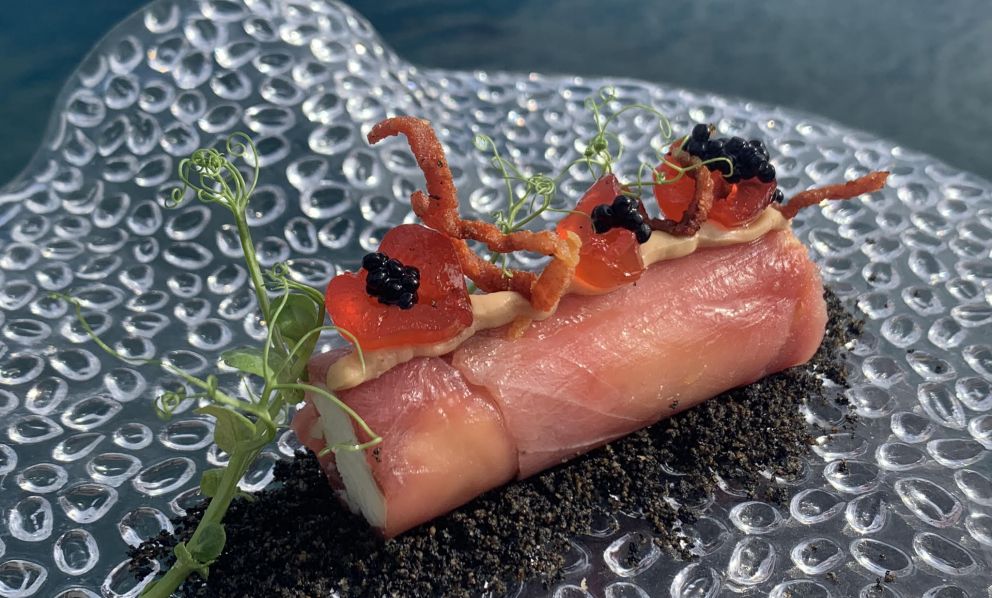 Cannolo di crudo di tonno agli agrumi con Tuma, speck, pecorino e ricci di mare