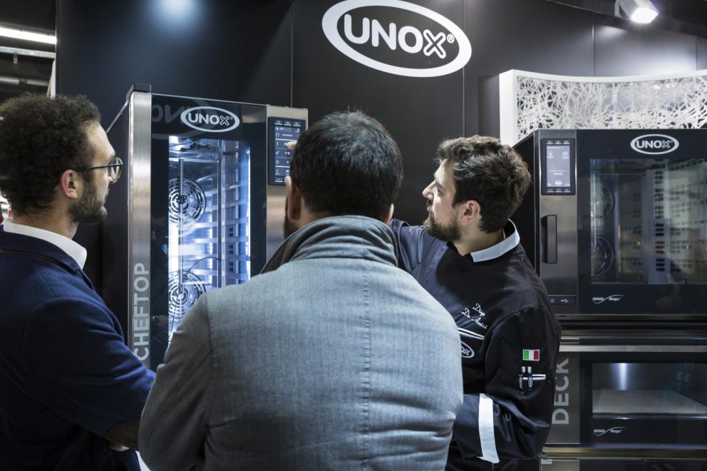 Galleria fotografica






Dispensa

Dispensa – Generi Alimentari & Generi Umani è il magazine italiano indipendente e da collezione dedicato al cibo, creato da Martina Liverani. In Dispensa le storie dei generi alimentari si intersecano a quelle dei generi umani dando vita a originali racconti fatti di parole e immagini. Un progetto controcorrente che in epoca digitale, grazie alla bellezza tattile di un prodotto editoriale antico, invita il lettore a riprendersi il tempo da dedicare alle cose belle. «Non potevamo mancare a questo grande evento, è un’occasione imperdibile non solo a livello di contatti ma anche perché ci offre una full immersion tra le eccellenze della gastronomia»









Italia Squisita 

ItaliaSquisita è il network b2b di riferimento per chi ama la ristorazione e l’accoglienza di alta gamma. Non è voluta mancare all'appuntamento con Identità Milano 2017









James 1599 

Debutto avventuroso nell'alta cucina a Identità Golose del brand James 1599. L'equipaggio, che muove i suoi passi dall'antica Compagnia Inglese delle Indie Orientali, ha portato in scena le sue spezie, i suoi sali dal mondo e le erbe aromatiche. Prodotti di alta qualità, attentamente ricercati e con un packaging all'altezza delle aspettative. Polveri impalpabili, semi aromatici, erbe disidratate, gemme marine e vulcaniche, magnifici pepi e non solo sono stati annusati e assaporati durante il congresso, assieme a golose frolle aromatizzate con la miscela di curry dolce She's My Curry creata ad hoc









Joaquin 

Per la prima volta a Identità Milano, l’azienda vitivinicola irpina Joaquin ha presentato il progetto Joaquin Dall’Isola, che le ha permesso di salvare i pochissimi quintali di uva dell’isola di Capri, prodotti da piccoli vigneti coltivati a varietà Greco, Falanghina, Biancolella, e quella che dai contadini del posto è chiamata “Ciunchesa”. Da Capri, nel 2009, sono state prodotte circa 800 Magnum, mentre nel 2010 sono state realizzate circa 2000 bottiglie. A queste si aggiunge il Vino Rosato 2012, da uve Guarnaccia e Piedirosso, un piccolo gioiello enologico di sole 68 bottiglie









Kai 

Durante tutto il congresso allo spazio espositivo di Coltelleria Kai abbiamo fatto un viaggio in Oriente con sfilettature del pesce con tecnica giapponese, decorazioni con verdure e confezionamenti di sushi e sashimi









Koppert Cress

 Koppert Cress è costantemente alla ricerca di ingredienti naturali innovativi, che permettano agli chef di aumentare il gusto e l’aroma dei loro piatti e di migliorarne la presentazione. «Siamo produttori di colori e gli chef sono i nostri pittori» ci ha spiegato Enrico Zallot. Una vasta rete internazionale di biologi, di esperti nel settore dei vegetali e di gastronomi fornisce un flusso continuo di prodotti, che soddisfa i requisiti culinari sempre più elevati di ristoranti sparsi ovunque nel mondo









Longino & Cardenal

Longino & Cardenal continua il percorso alla base del suo successo: la costante ricerca di cibi rari e preziosi. E' stato accompagnato da due nuovi partner: Pariani, un’azienda piemontese nata come produttrice di Olio di Nocciola, e Tartuflanghe, insignita da anni del titolo “Eccellenza Artigiana” dalla Regione Piemonte. Lo stand ha visto la presenza dello chef basco Senèn González che ha deliziato i visitatori proponendo le innovative lamine di patata disidratata e bacon ripiene di tuorlo d’uovo. All’interno della Longino Vip Lounge, chef e visitatori della manifestazione hanno potuto apprezzare alcuni finger food realizzati dalle giovani e sapienti mani del company chef aziendale, rigorosamente con prodotti commercializzati da Longino & Cardenal. Anche Andrea Larossa, chef del ristorante Larossa ad Alba, ha presentato una versione finger dei suoi piatti a base di prodotti Tartuflanghe. E ancora: plancton marino Veta La Palma; pane Triticum che ha nobilitato il pane precotto e surgelato; i fiori e le erbe eduli dell’azienda alto-atesina Alpin Herbs; il tonno rosso del mediterraneo Balfegò, il baccalà dissalato Giraldo e, non da ultimo, il gambero rosso di Mazara del Vallo di Don Gambero









Macelleria Zivieri e Zivieri Tartufi

In linea con il tema del congresso, Macelleria Zivieri Massimo e Zivieri Tartufi hanno animato il proprio stand con il meglio della loro produzione. Battute al coltello di bovino e cervo affiancate dal tartufo nero pregiato, toast con prosciutto cotto di Mora Romagnola, crostini con patè fegato di pollo allevato a terra e funghi galletti, degustazioni di salame Montanaro di Mora Romagnola recentemente nominato il miglior salame in Italia, tagliata di capriolo e mini hamburger di selvaggina con tartufo bianchetto. Valore delle aziende protagoniste è l'attenzione verso prodotti naturali, a completa disposizione di una ristorazione attenta e scrupolosa, secondo filiere di produzione uniche in Italia









Manicardi 

Manicardi ha portato a Identità Milano due eccellenze enogastronomiche dell’Emilia Romagna: Lambrusco e Aceto Balsamico di Modena. In degustazione: Lambrusco Grasparossa di Castelvetro DOC “Vigna Cà del Fiore”, Spumante Brut Rosè “Fabula”, Aceto Balsamico Tradizionale di Modena DOP Extra Vecchio, Aceto Balsamico di Modena IGP “Nero Elisir”, Aceto Balsamico di Modena IGP “Nero Elisir Gold” e Aceto Balsamico di Modena IGP “5 Scudi”.









Masseria Schinosa

Nella Masseria Schinosa da oltre trecento anni si fa olio extravergine di oliva con amore per la terra e per gli oltre 28.000 secolari olivi pugliesi. Gli oliveti sono condotti con le più moderne tecniche colturali e nella produzione del loro olio extra vergine di oliva si incontrano e si fondono tradizione e innovazione









Mealitaly

Mealitaly e Tesoritalia nascono per promuovere e tutelare le eccellenze tipiche del territorio italiano grazie all’alta qualità della produzione stessa. Lavorando in aree DOP e IGP, come il Parco Nazionale del Vesuvio, la Penisola Sorrentina, le Colline Salernitane e il Cilento, per ciascuna referenza è stato redatto un "disciplinare di produzione interno", elevando gli standard qualitativi a livelli altissimi sia sul mercato italiano che estero. Ogni prodotto è controllato in ogni sua fase di produzione e lavorazione, partendo dalla coltivazione diretta delle materie prime sino al packaging finale









Mepra

Mepra nasce nel 1946 dalla trasformazione dell’azienda della famiglia Prandelli che, a cavallo delle due guerre, produce materiale bellico. L’indirizzo scelto dall’azienda per la propria produzione, privilegia la qualità e non la quantità: l’alluminio, utilizzato fino ad allora, viene immediatamente sostituito dall’ottone cromato, materiale di qualità superiore. Mepra continua a produrre tutti i suoi articoli in Italia, ed è presente oggi negli ambienti più esclusivi e rinomati del mondo, dagli hotel di lusso alle compagnie di crociera e aeree









Mielizia

Nel corso delle tre giornate Mielizia ha effettuato presso il proprio spazio espositivo a Identità Milano degustazioni dei loro mieli italiani millefiori e monoflora e altri prodotti apistici, anche in accompagnamento a formaggi, per conoscere meglio i prodotti della gamma e far apprezzare la varietà del miele italiano, suggerendo insoliti abbinamenti gastronomici









Niko Formazione

Un percorso di formazione unico in Italia, dalla partnership con l'Università degli Studi di Scienze Gastronomiche di Pollenzo alla full immersion in Casadonna Reale, al progetto Spazio, ristorante-laboratorio dove convertire la pratica didattica in lavoro nell'ottica della ricerca









Olitalia

Olitalia a Identità Milano ha presentato le sue eccellenze della linea Gourmet: gli Extravergini Regionali, le Monocultivar, l’Aceto Balsamico di Modena, e Frienn, l’innovativo olio di girasole altoleico per una frittura sana e leggera. L’azienda è specializzata da più di 30 anni nella produzione di oli e aceti ed è presente in oltre 120 paesi nel mondo









Open Blue Global Services

Nello spazio espositivo di Open Blue Global Services abbiamo degustato pesce cobia in tre ricette dello chef Omar Allievi: Cobia affumicato con mele, melanzane, crunchy di pane alla segale e robiola allo yuzu, Cobia marinato al miso con salsa di arance e cicoria e Tiradito di cobia con choclo e camote. Inoltre con Samsung Oculus, un’esperienza di realtà virtuale a 360 gradi, tutti i visitatori hanno potuto immergersi in un viaggio di due minuti e mezzo nell’impianto aziendale a Panama, una vista in elicottero a 12 km dalla costa per visitare le gabbie e scoprire come viene allevato il pesce cobia









Pastificio dei Campi

Per Pastificio dei Campi due chef hanno preparato una ricetta da offrire ai visitatori presso lo spazio espositivo dell’azienda: Christoph Bob del ristorante Refettorio Monastero Santa Rosa ha proposto Pasta dei Campi con peperoni, Mezzi occhi di lupo alla genovese con ali di razza e carciofi di Schito; Andrea Napolitano del ristorante Il Bikini di Vico Equense un Mischiato delicato con polipetti alla luciana, patate affumicate e spaghetti di mare









Pedrazzoli Salumificio

Pedrazzoli, salumificio mantovano nato nel 1950, oggi leader nella produzione di salumi bio, ha esordito a Identità Milano presentando la sua linea di salumi gourmet extra-selezionati Q+. Dedicata a chi ricerca l’eccellenza, Q+ è una collezione di prodotti esclusivi a produzione limitata e si caratterizza per l’estrema artigianalità che si ricollega a un’atavica tradizione norcina valorizzata da un packaging moderno ed essenziale. Si tratta di salumi numerati che consentono di tracciare tutto il ciclo di vita del prodotto. Un omaggio sensoriale e un gusto inconfondibile che nasce dalla ricerca della massima qualità del prodotto e del sapore più genuino









Piccolo Brite

Durante le tre giornate abbiamo potuto assaggiare gli speciali prodotti che provengono dal caseificio Piccolo Brite: formaggio di alpeggio e latteria, formaggio di malga e speck, prodotti che conservano intatto tutto il sapore delle Alpi, affinati, secondo un procedimento naturale, nei locali del caseificio affacciato su Cortina nella frazione di Alverà. Presente allo stand anche il mastro casaro che ha spiegato i vari procedimenti della fase di produzione









PRI.MA

PRI.MA. (fusione delle parole "prima" e “materia"), è una start-up nata in Puglia nel 2015 su iniziativa di un pastry chef e di un imprenditore del settore erboristico-salutistico. Dall'incontro di queste due esperienze prendono vita le 31 essenze della linea PRI.MA., risultato di un innovativo processo di estrazione dagli oli essenziali di frutti, fiori, spezie e piante officinali. Pepe, lime, cannella, zenzero sono solo alcune delle loro essenze con cui sperimentare in cucina. Tre le parole chiave di questa nuova linea: innovazione, riferita alla tecnica estrattiva, continua e circolatoria, per perfetti distillati di gusto; benessere, perché PRI.MA. contiene solo le virtù naturali degli alimenti; e qualità delle preparazioni, grazie all'alta volatilità della profumazione dei suoi oli essenziali e alla loro contemporanea stabilità in cottura che lascia intatti gusto e salubrità









Riso Zaccaria

Abbiamo fatto un lungo viaggio nella storia e nella cultura del riso con Zaccaria, che ci ha presentato più di venti tipologie di riso: biologiche, di Baraggia Dop, integrali e non. Tutte prodotte con estrema cura e nel pieno rispetto dell'ambiente. Zaccaria produce anche Gallette di riso e farine di riso monocultivar. Tutto è integralmente prodotto nelle risaie e negli impianti aziendali a Salussola, in provincia di Biella, in uno dei territori più particolari e unici al mondo per la coltivazione del riso, la Baraggia









RoboQbo

RoboQbo ha presentato al congresso con cooking show di Viviana Varese le applicazioni in gastronomia e pasticceria di Qbo Universal Processing System nella versione 4. Una singola unità Qbo-4 è in grado di cuocere, raffreddare, concentrare, raffinare e lavorare in sottovuoto qualsiasi prodotto alimentare. Oggi è disponibile con un ampio display touchscreen da 10,1” oltre a un'interfaccia user friendly con funzioni avanzate di controllo del processo produttivo e di sanificazione









Selecta

Anche quest'anno in occasione del congresso Selecta ha accolto presso il proprio stand tutti i suoi ospiti per presentare, attraverso degustazioni e approfondimenti, le principali novità che hanno arricchito una selezione di specialità gastronomiche: prodotti ittici della Porto Santo Spirito, Acqua di mare Mediterranea, Ostriche Cadoret, Baccalà tradizionale Rafols, salmone scozzese Loch Fyne, Culatello di Zibello Dop e salumi tradizionali del Podere Cadassa, Foie Gras Rougié, specialità casearia della pregiata selezione Formaggi.it e formaggi francesi del noto affinatore Hervé Mons, una ricca selezione di Grand Crus di cioccolato Valrhona, tartellette dolci e salate, coni e cestini de La Rose Noire, puree di frutta Ravifruit e infine la pregiatissima carne wagyu giapponese









Sommariva Tradizione Agricola

Il frantoio Sommariva, la cui attività è aperta al pubblico, produce da oltre 100 anni olio extravergine d'oliva da olive della varietà Taggiasca, Pignola, Merlina e Colombaia, coltivate nell'azienda agricola di famiglia. Nell'azienda agricola, a conduzione biologica dal 1972, si producono inoltre basilico, rucola, carciofi e pomodori che, nel laboratorio di famiglia, sono trasformati in ottimo pesto genovese con basilico DOP, olive in salamoia, varie salse e conserve









Sosa

L'azienda catalana, leader nella realizzazione di ingredienti per la ristorazione e la pasticceria, è tornata a Identità Milano per presentare i suoi prodotti durante i tre giorni di congresso. La società, nata nel 1967, si è sviluppata nel tempo sino a divenire punto di riferimento internazionale per la produzione di una vastissima gamma di prodotti: frutta secca, frutta disidratata, texturizzanti, estratti vegetali naturali, oli essenziali e molto altro ancora. Tecnologia, ricerca e innovazione consentono all'azienda di ampliare e perfezionare costantemente le linee di prodotto, per rispondere a qualsiasi richiesta di chef e pasticceri









Soul Salad

Soul Salad, il programma radiofonico ideato e condotto dal giornalista e speaker radiofonico Francesco Seminara, coniuga eccellenze enogastronomiche, intrattenimento e soul music. Il programma è approdato a Identità Milano con una postazione esclusiva nella quale si sono svolte interviste agli chef, incontri con produttori vitivinicoli e imprenditori, e focus sui partner della manifestazione









Spirito Contadino

In perfetta sintesi tra storia e cultura, Spirito Contadino ci ha guidati alla scoperta di esperienze sensoriali che svelano un territorio che ha fatto della qualità di vita il suo biglietto da visita, recuperando tradizioni e sapori di una volta. Una sosta speciale del viaggio è stata dedicata all’incontro con lo chef Felice Lo Basso, che con raffinatezza e stile ha preparato prelibatezze con i tesori gastronomici del territorio pugliese, per regalare il piacere di gustare sapori tipici della tradizione e della cultura mediterranea









T&C Tartufi

Portare i profumi e i sapori del tartufo in tavola per tutto l’anno è l’obiettivo di T&C Tentazioni, storica azienda di Acqualagna, capitale del tartufo nella provincia di Pesaro Urbino. Un’offerta unica ideale per la dispensa di tutti gli chef: crema di tartufo estivo, tartufata bianca, salsa di zucca e tartufo bianco, tartufo nero e tartufo bianchetto









Trota oro

Fondata dalla famiglia Leonardi nel 1988, Trota Oro per la prima volta a Identità Milano ha offerto degustazioni di prodotti di itticoltura di montagna allevati nelle fredde e limpide acque delle Dolomiti: salmerino alpino affumicato, trota affumicata, uova di trota, i prodotti marinati e l’ultimo prodotto nato, il Lingotto delle Dolomiti









Tutte le Spezie del Mondo

“Le spezie sono il viaggio” ci ha spiegato Francesca Giorgetti di Tutte le Spezie del Mondo che ci ha fatto scoprire nell'Area Dispensa i suoi gioielli di spezie e tè. I più amati dagli chef sono i neo nati fiori eduli disidratati, molto versatili, sono decorativi, aromatici e tintorei









Università degli Studi di Pollenzo

Per la prima volta l’Università degli studi di Scienze Gastronomiche di Pollenzo ha partecipato a Identità Milano. Gli studenti, italiani e stranieri, hanno messo a frutto quanto hanno imparato in alcuni corsi intervistando chef e produttori, scattando foto e filmando attività con l’occhio curioso e critico dei futuri gastronomi






