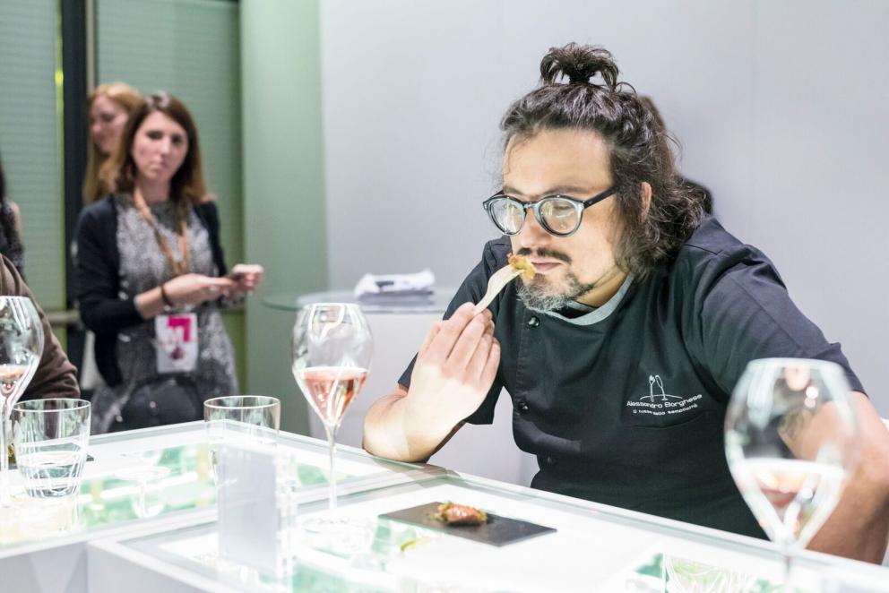 Galleria fotografica






Massimiliano Blasone a Identità di Champagne. Tutte le foto sono di Brambilla-Serrani














Matteo Baronetto














Giuseppe Iannotti



















Bruno Petronilli, che ha presentato gli incontri, insieme allo chef de cave di Maison Ruinart Frédéric Panaïotis














Il nostro Raffaele Foglia











