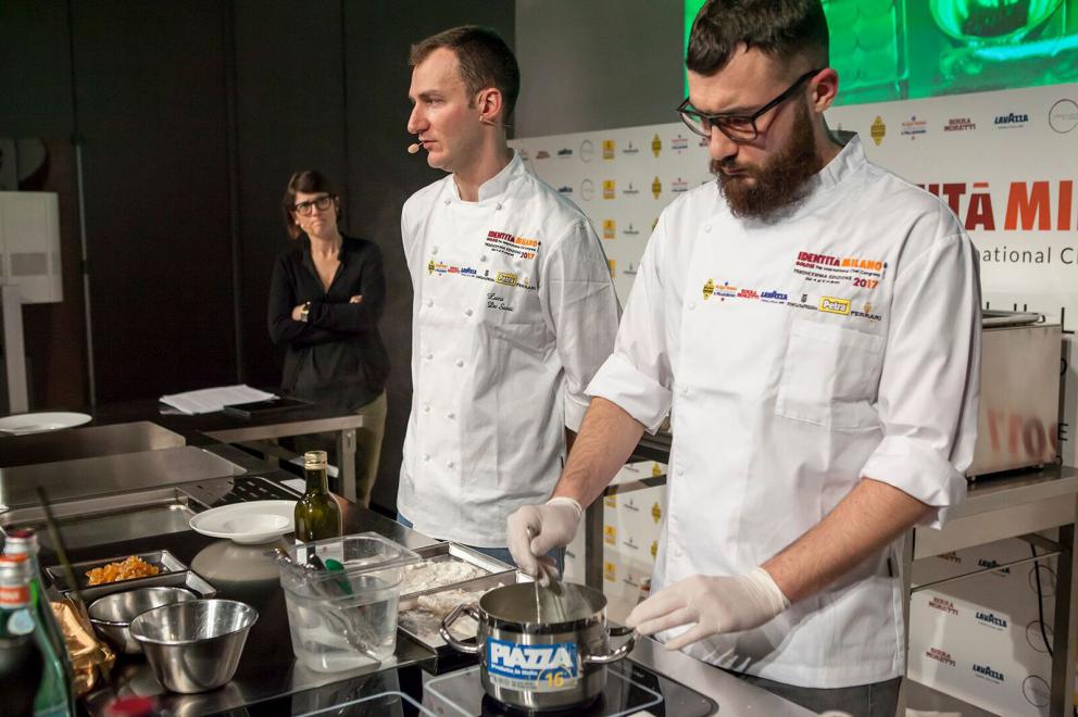 Galleria fotografica






Simone Bonini – Ritorno dal futuro - Il futuro è già passato per il toscano di Carapina che lotta contro i luoghi comuni, a partire da quello che vuole il gelato venduto tutto allo stesso prezzo o che il gelato faccia ingrassare. «Un cattivo cocktail è peggio di un chilo di buon gelato», ammonisce. Infatti al gioco al massacro Simone Bonini non ci sta e molla la gelateria. Nel giro di qualche mese si metterà a istruire nuovi gelatieri. Senza smettere, per questo, di dedicarsi con cura alle sperimentazioni gastronomiche in forma di gelato che servirà in quello che sarà il primo “ristorante di gelato”. Col Grana Padano e il Vin Santo, vi assicuriamo, ha fatto centro









Moreno Cedroni – Gelato al fermentato… - Dal chilometro zero al chilometro consapevole. Dalla miscela di latte e panna alla quale aggiungere zucchero e altri ingredienti “dolci” al salato e al fermentato. Lo sperimentatore è Moreno Cedroni che al latte e alla panna aggiunge baccalà, aglio e sale. E osa ancora di più con il cavolo viola fermentato con bucce di limone e peperoncino per un’esplosione indescrivibile di acido e piccante, e con l’aglio nero che diventando gelato sprigiona un sentore di olive e liquirizia. Lo zucchero invece c’è, ma in piccola percentuale, nella miscela di kombucha e caffè monoarabica del sorbetto dalla leggera alcolicità in cui l’acidità gioca un ruolo cruciale e spiazzante









Paolo Brunelli – A Cristoforo Colombo non piaceva il cioccolato. E da lì tutto è iniziato - Un passo indietro nella tradizione e uno in avanti nel futuro. Paolo Brunelli li fa entrambi senza rischiare di sembrare un gambero impazzito. Il recupero dell’emozionalità del gelato al cioccolato di tradizione italiana fatto con il cacao in polvere e il futurismo del sorbetto realizzato con l’infusione delle fave di cacao dolcificato con miele d’acacia si compongono in una tavoletta di gelato ricoperta di cioccolato fondente e in un cioccolatino da servire freddo spolverato con ciò che resta della fava di cacao in infusione. Perché anche la tradizione deve innovarsi






