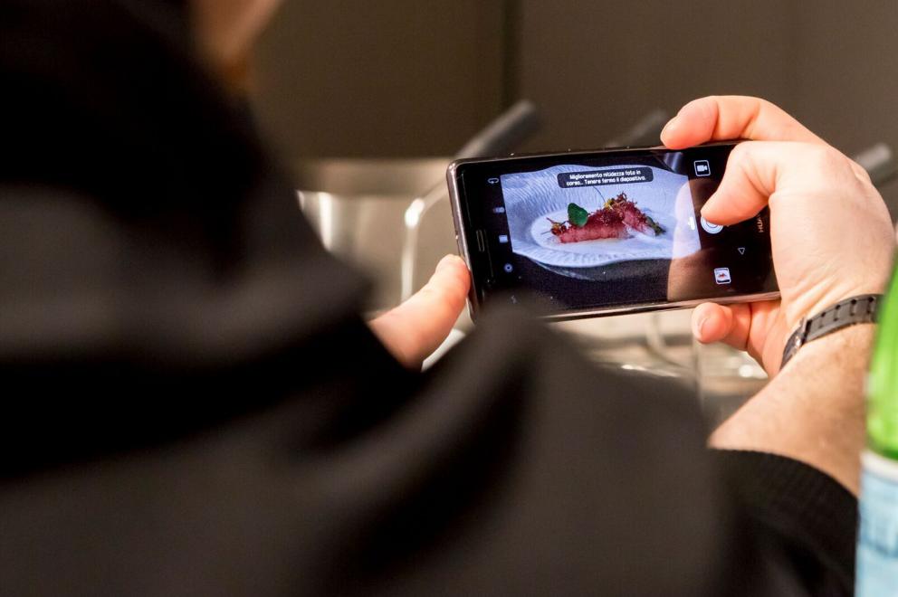 Galleria fotografica






Cinque cartoline balneari. Il primo in ordine cronologico è stato quell’Angelo Sabatelli (nella foto, con l'autore dell'articolo, Andrea Cuomo, ndr) dell’omonimo ristorante che, lasciata Monopoli, sta per riaprire a Putignano









Sabatelli riapre l’album delle fotografie delle sue esperienze in Estremo Oriente (Giakarta, Hong Kong, Shanghai) e avvia l’aggiornamento del programma con tre citazioni pugliorientali: un Allievo di seppia con mandorle e limone (nella foto), un’Incrapiata di fame e cicoria con ostrica tiepida e tonno secco e un Gambero di Santo Spirito, capesante secche e mandorle tostate. Levate l’ancora, si salpi chi può









Due chef hanno lavorato sull’idea di “carnificare” il pesce senza tradirlo, al massimo traducendolo. Il primo è stato Tony Lo Coco, esordiente sul palco di Identità









Lo chef siciliano de I Pupi di Bagheria (Palermo), autodidatta con lo sguardo acceso da una furia feconda, interpreta due piatti della tradizione palermitana: gli anelletti al forno, che lui mette in fila come soldatini a formare dei cannolini schierati su una base rettangolare di ragù di tonno; e la stigghiola, uno spiedino dello street food siculo, in cui all’agnello sostituisce il tonno rosso









Più sussiegoso il viaggio per mare di Paolo Casagrande, lo chef veneto che primo tra tutti ha portato le tre stelle a Barcellona, nel Lasarte che fa parte della collezione di ristoranti mozzafiato di Martìn Berasategui









Con un italiano ormai intinto nello spagnolo Casagrande disegna un’Ostrica tiepida leggermente marinata con granita di shiso verde e pastinaca, avvolta in una schiuma di mare e Champagne (l’assaggio seduce la platea) e una Ventresca di tonno rosso, lime kaffir, crescione e kalamansi al finocchio in crudo e piment d’Espelette (foto). Un tragitto impegnativo solo il nome









Moreno Cedroni nel bagnasciuga ci vive. E con il suo tour operator schedula un viaggio sulla Via della Seta a cui dedica un menu alla Madonnina del Pescatore e al Clandestino di Senigallia









Propone (con assaggio) tre tappe a Teheran (Baccalà, purè abboccato e latte di sesamo), Samarcanda (Dumpling di seppia, brodo di cozze e cumino, nella foto) e Kashgar in Cina (Polpettine con gamberi, spezie degli Uiguri, gambero rosso freddo). Un esercizio di equilibrismo tra consistenze, sapori, temperature. E uno show in puro Cedroni’s style









Giulio Terrinoni di Per Me a Roma, che chiude la sequenza, osa addirittura il “quinto quarto” di mare









Prende una magnifica rana pescatrice, con le interiora attrezza una coppa di testa e una trippa (cotta in un brodo di pecorino, proprio così) che – soprattutto la seconda – davvero non sfigurano di fronte ai format originari. E ci scappa anche un Diplomatico finale, dolce, quasi dolce, anzi no











