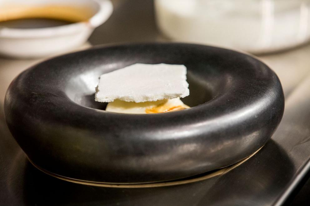 Galleria fotografica






ALFIO GHEZZI – Microclima: la distanza che accomuna - Fedele a se stesso e al titolo della sua lezione Alfio Ghezzi ha presentato la Tartiflette alla mia maniera, «una rivisitazione del frico, del rosti e della tartiflette; ma ho trovuto preparazioni simili anche in Norvegia», spiega. Per la sua tartiflette utilizza crema di patate, mortandela e un formaggio di pasta ottenuto dalla fermentazione di polvere di pasta precedentemente cotta in acqua per 50’ a 96° e poi essiccata in forno per un’intera notte









L’ingrediente principale del secondo piatto è lo yak della Val d’Ambiez, discendente dai buoi tibetani portati in Italia da Reinhold Messner, di cui Ghezzi ha impiattato la carne affiancandola a un crostino di pane di segale con lardo dello stesso yak, polvere di trombette nere, paprika affumicata, e - servito in tazza - a un brodo di carne di yak caramellata con miele e erbe









RICCARDO GASPARI con OLIVER PIRAS e ALESSANDRA DEL FAVERO Il “trip” del latte -Nell’agriturismo El Brite de Larieto l’alta cucina di Gaspari si sposa con le materie prime dell’allevamento di famiglia









Il salame di piedino di maiale con la sorpresa di un cubetto di lingua al suo interno cui fanno da cornice una gustosa di crema di siero di latte e nocciole tostate, sovrastato da una granita di mela (che dà una nota unica al piatto) e fiori di rosmarino è la summa dell’enunciato che nessuna materia è povera quando la si lavora a dovere. Il piedino di maiale è cotto nel latte, disossato e lavorato come un salame, da conservare al freddo «perché tende a spezzarsi». Il tocco finale è dato dal crumble di porcini e dalla rapa marinata






