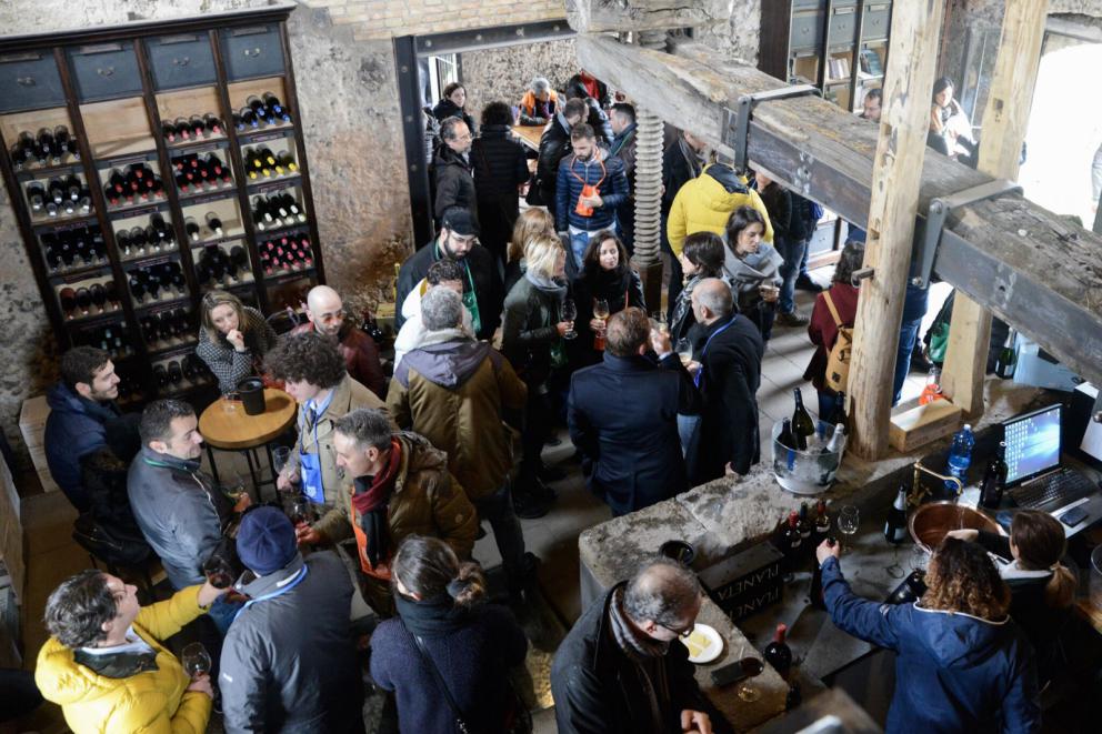 Galleria fotograficaGiuseppe Indorato,&nbsp;dell&rsquo;azienda&nbsp;Nero Maialino&nbsp;di Adrano (Ct), prepara le sue prelibatezze. Tutte le foto sono di Salvo Mancuso
Dario Cecchini e Pawel Sacha
Luciano Pennisi e Giovanni Santoro, chef dello Shalai
Saro Pennisi
Alessio Planeta, Dario Cecchini, Pawel Sacha
Patricia Toth, enologo di casa Planeta, e Arianna Occhipinti
