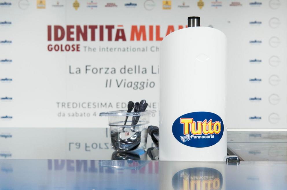 Galleria fotografica






Il viaggio nel mondo di Grana Padano è iniziato il primo giorno di congresso con due degustazioni orizzontali tenute dal Consorzio di Tutela ed è terminato con lo chef Andrea Ribaldone e i suoi sfiziosissimi finger food. La domenica Matteo Baronetto (nella foto con gli GnamBox ed Elisabetta Serraiotto, responsabile Marketing di Grana Padano) ha preparato originali tapas ideate per l'occasione, mentre per la giornata di chiusura il maestro Franco Pepe ci ha regalato la sua personale interpretazione della pizza fritta con il Grana Padano









Durante la pausa lavori, dalle 13 alle 15, lo spazio S.Pellegrino ha offerto ai visitatori del congresso la degustazione di un piatto d’autore: il sabato di Paolo Griffa e Alessandro Rapisarda (nella foto), finalisti rispettivamente della prima e della seconda edizione di S.Pellegrino Young Chef, la domenica un dolce di Loretta Fanella e lunedì il piatto Carciofo&Carciofo di Cristina Bowerman. Domenica alla tavola rotonda Coltivare il talento gli chef Cristina Bowerman, Caterina Ceraudo, Loretta Fanella, Anthony Genovese, Davide Oldani, Ciccio Sultano, Paolo Griffa e Alessandro Rapisarda hanno raccontato storie di successo tra maestri e allievi. E poi è stata da non perdere la specialissima Experience Box...









Giovanni Pellegrino, Alberto Basso e Giuseppe Lo Iudice (nella foto), giovani talenti del Premio Birra Moretti Grand Cru, hanno proposto le loro creazioni ideate in abbinamento con Birra Moretti Grand Cru, rispettivamente: Beer Donuts con Birra Moretti La Bianca, Pancia di maiale iberico, luppolo e Birra Moretti Grand Cru e Anatra alla Birra Moretti Lunga Maturazione, anche in abbinamento









Le miscele iTierra! Origins, in cui si coniugano eccellenza del prodotto, rispetto per l’ambiente e attenzione al sociale e la special edition di “Kafa”, uno dei caffè più pregiati al mondo che nasce nella foresta etiope, sono stati i  protagonisti dello spazio espositivo Lavazza, che ha ospitato un ’esperienza sensoriale con esclusivi aperitivi di food pairing firmati dallo chef Cesare Battisti e dal bartender Dennis Zoppi. A stupire i visitatori l’esclusiva auto “stellata” Smart Forfood, primo ristorante su quattro ruote nato dalla collaborazione tra Lavazza, Mercedes-Benz Italia, Michelin, Focaccia Group e Medici Style, sotto la direzione creativa di Davide Oldani (foto)









Allo stand di Vino Libero & Compagnia, il gruppo Fontanafredda (nella foto, Andrea Farinetti) ci ha raccontato la biodiversità agroalimentare italiana con un viaggio di degustazioni attraverso l’Italia del vino, tra le regioni più importanti del panorama enologico italiano, dal Piemonte fino alla Sicilia









Dopo 4 anni dalla prima edizione è tornato Bread Religion nello spazio Petra Molino Quaglia. Cuochi, pizzaioli, pasticcieri e panettieri hanno accompagnato gli ospiti del congresso lungo un viaggio di profumi e sapori che parte dal grano. Pagnotte da affettare, ciabatte alveolate, focacce salate e dolci lievitati, panini morbidi o con la crosta, impasti di lievito madre con farine Petra macinate a pietra o biologiche, con e senza glutine: queste le forme del pane che i professionisti ospiti hanno farcito per interpretare la loro idea del “viaggio”









Le Cantine Ferrari hanno scelto Identità Golose per continuare il percorso di approfondimento sull’Arte dell’Ospitalità avviato lo scorso anno con The World’s 50 Best Restaurants. Il tema dell’accoglienza, molto sentito da Ferrari che da anni si impegna a valorizzare l’importante ruolo della sala, è stato raccontato sul palcoscenico dell’Auditorium alla scoperta degli elementi che rendono indimenticabile l’esperienza gastronomica. Nella giornata di lunedì lo spazio Ferrari ha offerto degustazioni di Riserve Trentodoc: Perlè, Perlè Bianco, Perlè Nero e Perlè Rosè, abbinati alle creazioni di Alfio Ghezzi, del ristorante Locanda Margon di proprietà della famiglia Lunelli (nella foto, Matteo Lunelli a Identità Milano)









Regione Lombardia ha presentato i suoi prodotti agroalimentari di qualità, un’ampia rappresentanza che si colloca ai primi posti a livello nazionale: 34 prodotti Dop e Igp, 249 prodotti tradizionali di valenza storica, 41 vini tra Docg, Doc e Igt. Allo stand di Regione Lombardia si sono alternati produttori della Valtellina, del territorio comasco e dell’Oltrepò Pavese con degustazioni dei migliori prodotti e vini locali









Il Pastificio Felicetti ha fatto viaggiare la pasta coinvolgendo tre grandi chef al Monograno Diner: Carlo Cracco (nella foto, con Paolo Lopriore) ha presentato un piatto di pasta in chiave italiana, Giorgio Nava ha proposto una cucina sudafricana e Luca Fantin una ricetta ispirata ai sapori del Giappone. Un viaggio tra i sapori del profondo sud e dell’estremo oriente che parte da casa, dall’Italia. Ogni giorno si sono alternati ai fornelli tre giovani cuochi italiani: Lucia Tellone, Sara Preceruti e Antonio Colombo, per interpretare il nuovo nato in casa Felicetti: Il Valentino, lo spaghettone dalle dimensioni più generose









Si è aperto con un omaggio a Iginio Massari (nella foto) l’importante programma dedicato alla pasticceria d'autore che ha visto Valrhona protagonista al congresso. Dossier Dessert è stata l’occasione per osservare il mondo delle pasticcerie secondo la prospettiva internazionale che caratterizza l’approccio di Valrhona, da sempre impegnata a valorizzare l’innovazione e la creatività ponendo al centro il lavoro di tanti giovani professionisti









Alce Nero ha accolto il tema del viaggio costruendo un percorso che parla di materie prime biologiche e di luoghi in cui vengono coltivate. I visitatori hanno incontrato sapori e territori attraverso quattro diverse degustazioni di 12 prodotti, scandite ogni giorno al ritmo di colazione con yogurt, miele e frollini, pranzo con pasta, riso e cereali, merenda con cioccolato, composte di frutta e succhi e aperitivi con olio extravergine di oliva, pomodori e nettari di frutta









Lo spazio espositivo di Autogrill ha ricostruito Bistrot, l’innovativo concept realizzato in collaborazione con l’Università degli Studi di Scienze Gastronomiche di Pollenzo per valorizzare i prodotti tipici e il recupero delle pratiche artigianali. Per accompagnare i visitatori in un immaginario “viaggio lungo un giorno” è stato ricreato un “open-lab” dove riflettere sui nuovi trend del food, attraverso i vari momenti della giornata









«Identità di Champagne è l’appuntamento imperdibile per scoprire il prestigio della più antica Maison de Champagne» ha affermato Andrea Pasqua (nella foto), senior brand manager di Ruinart in Italia. Quest’anno il protagonista è Ruinart Rosé, l’espressione golosa del gusto Ruinart, un elegante connubio tra lo Chardonnay e il Pinot Noir. Le creazioni enoiche dello chef de caves Frédéric Panaiotis hanno mostrato la versatilità dell’abbinamento tra l’alta gastronomia e le bollicine francesi con tre degustazioni giornaliere nel Ruinart Lounge









Berto’s, partner ufficiale per la realizzazione di tutti gli impianti di cottura, ha presentato La Cucina, una nuova divisione su misura che esalta i valori dell’unicità. Vera protagonista sul palcoscenico dell’Auditorium, La Cucina è uno strumento unico, disegnato e realizzato in esclusiva. Allo stand Berto’s si sono alternati cooking show di Paolo Cappuccio, Nicola Dinato e Alessandro Borghese. «Le nostre cucine viaggiano in più di 90 paesi da oltre 40 anni – ha spiegato Enrico Berto - La contaminazione con le altre culture e gli altri mondi è stata fondamentale per portare l’azienda a sviluppare il prodotto che abbiamo presentato a Identità Golose»









Besser Vacuum ci ha illustrato tecniche di cottura sottovuoto e cooking show con degustazioni degli chef Paolo Cappuccio (nella foto) e Marco Marras, assieme alla presentazione del libro dello chef Cappuccio Carne e Foie Gras – Tecniche di cottura e design del piatto, un manuale-ricettario sulle cotture sottovuoto









Anche quest'anno continua la collaborazione con Bragard che ha vestito gli chef con la nuova giacca Grand Chef, che affianca alla versione classica in cotone Piuma Premium il modello Allure in cotone nanotecnologia, novità presentata al congresso assieme alla linea Premium Alain Ducasse By Bragard, nata dalla collaborazione con lo chef tristellato Alain Ducasse









Alessandro Guidi e Cristina Franceschetti vestono con Caraiba le tavole dei migliori ristoranti italiani dal 1993. I loro prestigiosi articoli sono stati utilizzati dagli chef per la presentazione dei piatti sui palchi delle sale del congresso, ma anche per tutti i premi dell'edizione 2017









Chs Group ha confermato la partnership con Comatec, azienda francese leader nella progettazione e realizzazione di articoli monouso di altissima qualità. Al congresso ha presentato una gamma allargata di creazioni all’avanguardia, tra cui un rivoluzionario sacchettino con cannuccia pensato per i cocktail dei locali delle grandi città dove vigono ordinanze sul vetro e contro l’inquinamento









Nello spazio di Coldline Living abbiamo scoperto Life, l’abbattitore multifunzione per la casa. I numerosi workshop presso lo stand hanno sottolineato l’efficacia delle 8 funzioni e degli oltre 100 programmi di Life. In tutte le sale e nelle cucine della manifestazione gli chef hanno lavorato con Vision, la più moderna tecnologia multiclimatica che offre ai professionisti la possibilità di controllare tutte le variabili che influiscono sulla qualità della conservazione degli alimenti









Essent’ial è un marchio emiliano che produce complementi d’arredo caratterizzati dal design originale e dall’utilizzo di materiali riciclati, come la fibra di cellulosa e il cartone Fsc. L’azienda ha fornito a Identità Golose pouf e poltrone che hanno arredato l’area lounge, oltre allo spazio Identità di Cocktail e i sacchetti porta pane, fil-rouge presente in tutti gli stand. Al Tuler, tagliere in cartone Fsc, ha accompagnato le preparazioni degli chef durante le lezioni









Il cubetto Hoshizaki "Crescent", unico a poter essere utilizzato nei secchielli del vino senza aggiunta d'acqua, ha avuto il palcoscenico più adatto a dimostrare le sue caratteristiche di durata, brillantezza e fluidità nell'accogliere bottiglie di vino e spumante/champagne, “a secco”. Non sono mancati il cubetto a sei lati e spigoli vivi, il vero "cubetto" Hoshizaki, come anche la forma a sfera e lo "shot glass", che in Hoshizaki prende una straordinaria lucentezza e trasparenza, utilizzati in veste di aperitivi di pregio, come caviale e salmone









Host Milano si è raccontata a Identità come la manifestazione di riferimento nel panorama mondiale dell’equipment, coffee and food, nonché il leader assoluto nei settori Ho.Re.Ca., foodservice, retail, Gdo e hotellerie. Circa 2000 aziende da 47 Paesi propongono macchine, attrezzature, prodotti e servizi innovativi e di qualità a 150mila operatori da 172 Paesi. Oltre al business, sono 400 gli appuntamenti tra cooking show e momenti di formazione. Host Milano è a fieramilano dal 20 al 24 ottobre 2017, con la seconda edizione di Identità Future in collaborazione con Identità Golose









Con i suoi piccoli elettrodomestici, KitchenAid ha supportato il talento e la passione degli chef di Identità Golose ma anche di tutti gli appassionati di cucina che desiderano raggiungere a casa gli stessi risultati di alto livello. Prestazioni professionali, alta qualità manifatturiera e design iconico da sempre contraddistinguono il marchio






