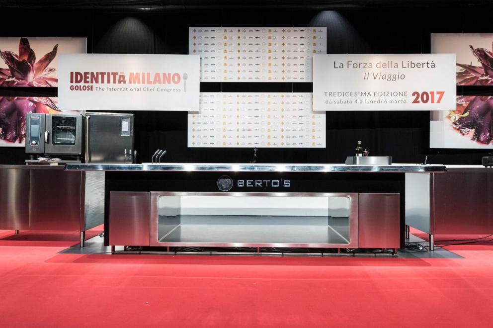 Galleria fotografica






Il viaggio nel mondo di Grana Padano è iniziato il primo giorno di congresso con due degustazioni orizzontali tenute dal Consorzio di Tutela ed è terminato con lo chef Andrea Ribaldone e i suoi sfiziosissimi finger food. La domenica Matteo Baronetto (nella foto con gli GnamBox ed Elisabetta Serraiotto, responsabile Marketing di Grana Padano) ha preparato originali tapas ideate per l'occasione, mentre per la giornata di chiusura il maestro Franco Pepe ci ha regalato la sua personale interpretazione della pizza fritta con il Grana Padano









Durante la pausa lavori, dalle 13 alle 15, lo spazio S.Pellegrino ha offerto ai visitatori del congresso la degustazione di un piatto d’autore: il sabato di Paolo Griffa e Alessandro Rapisarda (nella foto), finalisti rispettivamente della prima e della seconda edizione di S.Pellegrino Young Chef, la domenica un dolce di Loretta Fanella e lunedì il piatto Carciofo&Carciofo di Cristina Bowerman. Domenica alla tavola rotonda Coltivare il talento gli chef Cristina Bowerman, Caterina Ceraudo, Loretta Fanella, Anthony Genovese, Davide Oldani, Ciccio Sultano, Paolo Griffa e Alessandro Rapisarda hanno raccontato storie di successo tra maestri e allievi. E poi è stata da non perdere la specialissima Experience Box...









Giovanni Pellegrino, Alberto Basso e Giuseppe Lo Iudice (nella foto), giovani talenti del Premio Birra Moretti Grand Cru, hanno proposto le loro creazioni ideate in abbinamento con Birra Moretti Grand Cru, rispettivamente: Beer Donuts con Birra Moretti La Bianca, Pancia di maiale iberico, luppolo e Birra Moretti Grand Cru e Anatra alla Birra Moretti Lunga Maturazione, anche in abbinamento









Le miscele iTierra! Origins, in cui si coniugano eccellenza del prodotto, rispetto per l’ambiente e attenzione al sociale e la special edition di “Kafa”, uno dei caffè più pregiati al mondo che nasce nella foresta etiope, sono stati i  protagonisti dello spazio espositivo Lavazza, che ha ospitato un ’esperienza sensoriale con esclusivi aperitivi di food pairing firmati dallo chef Cesare Battisti e dal bartender Dennis Zoppi. A stupire i visitatori l’esclusiva auto “stellata” Smart Forfood, primo ristorante su quattro ruote nato dalla collaborazione tra Lavazza, Mercedes-Benz Italia, Michelin, Focaccia Group e Medici Style, sotto la direzione creativa di Davide Oldani (foto)









Allo stand di Vino Libero & Compagnia, il gruppo Fontanafredda (nella foto, Andrea Farinetti) ci ha raccontato la biodiversità agroalimentare italiana con un viaggio di degustazioni attraverso l’Italia del vino, tra le regioni più importanti del panorama enologico italiano, dal Piemonte fino alla Sicilia









Dopo 4 anni dalla prima edizione è tornato Bread Religion nello spazio Petra Molino Quaglia. Cuochi, pizzaioli, pasticcieri e panettieri hanno accompagnato gli ospiti del congresso lungo un viaggio di profumi e sapori che parte dal grano. Pagnotte da affettare, ciabatte alveolate, focacce salate e dolci lievitati, panini morbidi o con la crosta, impasti di lievito madre con farine Petra macinate a pietra o biologiche, con e senza glutine: queste le forme del pane che i professionisti ospiti hanno farcito per interpretare la loro idea del “viaggio”









Le Cantine Ferrari hanno scelto Identità Golose per continuare il percorso di approfondimento sull’Arte dell’Ospitalità avviato lo scorso anno con The World’s 50 Best Restaurants. Il tema dell’accoglienza, molto sentito da Ferrari che da anni si impegna a valorizzare l’importante ruolo della sala, è stato raccontato sul palcoscenico dell’Auditorium alla scoperta degli elementi che rendono indimenticabile l’esperienza gastronomica. Nella giornata di lunedì lo spazio Ferrari ha offerto degustazioni di Riserve Trentodoc: Perlè, Perlè Bianco, Perlè Nero e Perlè Rosè, abbinati alle creazioni di Alfio Ghezzi, del ristorante Locanda Margon di proprietà della famiglia Lunelli (nella foto, Matteo Lunelli a Identità Milano)









Regione Lombardia ha presentato i suoi prodotti agroalimentari di qualità, un’ampia rappresentanza che si colloca ai primi posti a livello nazionale: 34 prodotti Dop e Igp, 249 prodotti tradizionali di valenza storica, 41 vini tra Docg, Doc e Igt. Allo stand di Regione Lombardia si sono alternati produttori della Valtellina, del territorio comasco e dell’Oltrepò Pavese con degustazioni dei migliori prodotti e vini locali









Il Pastificio Felicetti ha fatto viaggiare la pasta coinvolgendo tre grandi chef al Monograno Diner: Carlo Cracco (nella foto, con Paolo Lopriore) ha presentato un piatto di pasta in chiave italiana, Giorgio Nava ha proposto una cucina sudafricana e Luca Fantin una ricetta ispirata ai sapori del Giappone. Un viaggio tra i sapori del profondo sud e dell’estremo oriente che parte da casa, dall’Italia. Ogni giorno si sono alternati ai fornelli tre giovani cuochi italiani: Lucia Tellone, Sara Preceruti e Antonio Colombo, per interpretare il nuovo nato in casa Felicetti: Il Valentino, lo spaghettone dalle dimensioni più generose









Si è aperto con un omaggio a Iginio Massari (nella foto) l’importante programma dedicato alla pasticceria d'autore che ha visto Valrhona protagonista al congresso. Dossier Dessert è stata l’occasione per osservare il mondo delle pasticcerie secondo la prospettiva internazionale che caratterizza l’approccio di Valrhona, da sempre impegnata a valorizzare l’innovazione e la creatività ponendo al centro il lavoro di tanti giovani professionisti









Alce Nero ha accolto il tema del viaggio costruendo un percorso che parla di materie prime biologiche e di luoghi in cui vengono coltivate. I visitatori hanno incontrato sapori e territori attraverso quattro diverse degustazioni di 12 prodotti, scandite ogni giorno al ritmo di colazione con yogurt, miele e frollini, pranzo con pasta, riso e cereali, merenda con cioccolato, composte di frutta e succhi e aperitivi con olio extravergine di oliva, pomodori e nettari di frutta









Lo spazio espositivo di Autogrill ha ricostruito Bistrot, l’innovativo concept realizzato in collaborazione con l’Università degli Studi di Scienze Gastronomiche di Pollenzo per valorizzare i prodotti tipici e il recupero delle pratiche artigianali. Per accompagnare i visitatori in un immaginario “viaggio lungo un giorno” è stato ricreato un “open-lab” dove riflettere sui nuovi trend del food, attraverso i vari momenti della giornata









«Identità di Champagne è l’appuntamento imperdibile per scoprire il prestigio della più antica Maison de Champagne» ha affermato Andrea Pasqua (nella foto), senior brand manager di Ruinart in Italia. Quest’anno il protagonista è Ruinart Rosé, l’espressione golosa del gusto Ruinart, un elegante connubio tra lo Chardonnay e il Pinot Noir. Le creazioni enoiche dello chef de caves Frédéric Panaiotis hanno mostrato la versatilità dell’abbinamento tra l’alta gastronomia e le bollicine francesi con tre degustazioni giornaliere nel Ruinart Lounge






