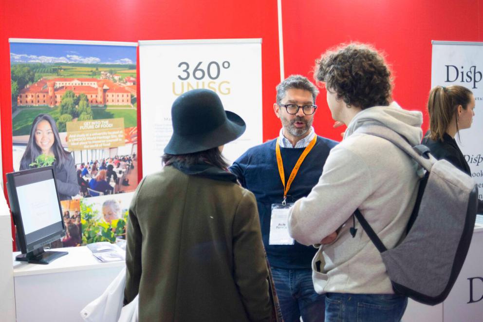 Galleria fotografica






Dispensa

Dispensa – Generi Alimentari & Generi Umani è il magazine italiano indipendente e da collezione dedicato al cibo, creato da Martina Liverani. In Dispensa le storie dei generi alimentari si intersecano a quelle dei generi umani dando vita a originali racconti fatti di parole e immagini. Un progetto controcorrente che in epoca digitale, grazie alla bellezza tattile di un prodotto editoriale antico, invita il lettore a riprendersi il tempo da dedicare alle cose belle. «Non potevamo mancare a questo grande evento, è un’occasione imperdibile non solo a livello di contatti ma anche perché ci offre una full immersion tra le eccellenze della gastronomia»









Italia Squisita 

ItaliaSquisita è il network b2b di riferimento per chi ama la ristorazione e l’accoglienza di alta gamma. Non è voluta mancare all'appuntamento con Identità Milano 2017









James 1599 

Debutto avventuroso nell'alta cucina a Identità Golose del brand James 1599. L'equipaggio, che muove i suoi passi dall'antica Compagnia Inglese delle Indie Orientali, ha portato in scena le sue spezie, i suoi sali dal mondo e le erbe aromatiche. Prodotti di alta qualità, attentamente ricercati e con un packaging all'altezza delle aspettative. Polveri impalpabili, semi aromatici, erbe disidratate, gemme marine e vulcaniche, magnifici pepi e non solo sono stati annusati e assaporati durante il congresso, assieme a golose frolle aromatizzate con la miscela di curry dolce She's My Curry creata ad hoc









Joaquin 

Per la prima volta a Identità Milano, l’azienda vitivinicola irpina Joaquin ha presentato il progetto Joaquin Dall’Isola, che le ha permesso di salvare i pochissimi quintali di uva dell’isola di Capri, prodotti da piccoli vigneti coltivati a varietà Greco, Falanghina, Biancolella, e quella che dai contadini del posto è chiamata “Ciunchesa”. Da Capri, nel 2009, sono state prodotte circa 800 Magnum, mentre nel 2010 sono state realizzate circa 2000 bottiglie. A queste si aggiunge il Vino Rosato 2012, da uve Guarnaccia e Piedirosso, un piccolo gioiello enologico di sole 68 bottiglie









Kai 

Durante tutto il congresso allo spazio espositivo di Coltelleria Kai abbiamo fatto un viaggio in Oriente con sfilettature del pesce con tecnica giapponese, decorazioni con verdure e confezionamenti di sushi e sashimi









Koppert Cress

 Koppert Cress è costantemente alla ricerca di ingredienti naturali innovativi, che permettano agli chef di aumentare il gusto e l’aroma dei loro piatti e di migliorarne la presentazione. «Siamo produttori di colori e gli chef sono i nostri pittori» ci ha spiegato Enrico Zallot. Una vasta rete internazionale di biologi, di esperti nel settore dei vegetali e di gastronomi fornisce un flusso continuo di prodotti, che soddisfa i requisiti culinari sempre più elevati di ristoranti sparsi ovunque nel mondo









Longino & Cardenal

Longino & Cardenal continua il percorso alla base del suo successo: la costante ricerca di cibi rari e preziosi. E' stato accompagnato da due nuovi partner: Pariani, un’azienda piemontese nata come produttrice di Olio di Nocciola, e Tartuflanghe, insignita da anni del titolo “Eccellenza Artigiana” dalla Regione Piemonte. Lo stand ha visto la presenza dello chef basco Senèn González che ha deliziato i visitatori proponendo le innovative lamine di patata disidratata e bacon ripiene di tuorlo d’uovo. All’interno della Longino Vip Lounge, chef e visitatori della manifestazione hanno potuto apprezzare alcuni finger food realizzati dalle giovani e sapienti mani del company chef aziendale, rigorosamente con prodotti commercializzati da Longino & Cardenal. Anche Andrea Larossa, chef del ristorante Larossa ad Alba, ha presentato una versione finger dei suoi piatti a base di prodotti Tartuflanghe. E ancora: plancton marino Veta La Palma; pane Triticum che ha nobilitato il pane precotto e surgelato; i fiori e le erbe eduli dell’azienda alto-atesina Alpin Herbs; il tonno rosso del mediterraneo Balfegò, il baccalà dissalato Giraldo e, non da ultimo, il gambero rosso di Mazara del Vallo di Don Gambero









Macelleria Zivieri e Zivieri Tartufi

In linea con il tema del congresso, Macelleria Zivieri Massimo e Zivieri Tartufi hanno animato il proprio stand con il meglio della loro produzione. Battute al coltello di bovino e cervo affiancate dal tartufo nero pregiato, toast con prosciutto cotto di Mora Romagnola, crostini con patè fegato di pollo allevato a terra e funghi galletti, degustazioni di salame Montanaro di Mora Romagnola recentemente nominato il miglior salame in Italia, tagliata di capriolo e mini hamburger di selvaggina con tartufo bianchetto. Valore delle aziende protagoniste è l'attenzione verso prodotti naturali, a completa disposizione di una ristorazione attenta e scrupolosa, secondo filiere di produzione uniche in Italia









Manicardi 

Manicardi ha portato a Identità Milano due eccellenze enogastronomiche dell’Emilia Romagna: Lambrusco e Aceto Balsamico di Modena. In degustazione: Lambrusco Grasparossa di Castelvetro DOC “Vigna Cà del Fiore”, Spumante Brut Rosè “Fabula”, Aceto Balsamico Tradizionale di Modena DOP Extra Vecchio, Aceto Balsamico di Modena IGP “Nero Elisir”, Aceto Balsamico di Modena IGP “Nero Elisir Gold” e Aceto Balsamico di Modena IGP “5 Scudi”.









Masseria Schinosa

Nella Masseria Schinosa da oltre trecento anni si fa olio extravergine di oliva con amore per la terra e per gli oltre 28.000 secolari olivi pugliesi. Gli oliveti sono condotti con le più moderne tecniche colturali e nella produzione del loro olio extra vergine di oliva si incontrano e si fondono tradizione e innovazione









Mealitaly

Mealitaly e Tesoritalia nascono per promuovere e tutelare le eccellenze tipiche del territorio italiano grazie all’alta qualità della produzione stessa. Lavorando in aree DOP e IGP, come il Parco Nazionale del Vesuvio, la Penisola Sorrentina, le Colline Salernitane e il Cilento, per ciascuna referenza è stato redatto un "disciplinare di produzione interno", elevando gli standard qualitativi a livelli altissimi sia sul mercato italiano che estero. Ogni prodotto è controllato in ogni sua fase di produzione e lavorazione, partendo dalla coltivazione diretta delle materie prime sino al packaging finale









Mepra

Mepra nasce nel 1946 dalla trasformazione dell’azienda della famiglia Prandelli che, a cavallo delle due guerre, produce materiale bellico. L’indirizzo scelto dall’azienda per la propria produzione, privilegia la qualità e non la quantità: l’alluminio, utilizzato fino ad allora, viene immediatamente sostituito dall’ottone cromato, materiale di qualità superiore. Mepra continua a produrre tutti i suoi articoli in Italia, ed è presente oggi negli ambienti più esclusivi e rinomati del mondo, dagli hotel di lusso alle compagnie di crociera e aeree









Mielizia

Nel corso delle tre giornate Mielizia ha effettuato presso il proprio spazio espositivo a Identità Milano degustazioni dei loro mieli italiani millefiori e monoflora e altri prodotti apistici, anche in accompagnamento a formaggi, per conoscere meglio i prodotti della gamma e far apprezzare la varietà del miele italiano, suggerendo insoliti abbinamenti gastronomici









Niko Formazione

Un percorso di formazione unico in Italia, dalla partnership con l'Università degli Studi di Scienze Gastronomiche di Pollenzo alla full immersion in Casadonna Reale, al progetto Spazio, ristorante-laboratorio dove convertire la pratica didattica in lavoro nell'ottica della ricerca









Olitalia

Olitalia a Identità Milano ha presentato le sue eccellenze della linea Gourmet: gli Extravergini Regionali, le Monocultivar, l’Aceto Balsamico di Modena, e Frienn, l’innovativo olio di girasole altoleico per una frittura sana e leggera. L’azienda è specializzata da più di 30 anni nella produzione di oli e aceti ed è presente in oltre 120 paesi nel mondo









Open Blue Global Services

Nello spazio espositivo di Open Blue Global Services abbiamo degustato pesce cobia in tre ricette dello chef Omar Allievi: Cobia affumicato con mele, melanzane, crunchy di pane alla segale e robiola allo yuzu, Cobia marinato al miso con salsa di arance e cicoria e Tiradito di cobia con choclo e camote. Inoltre con Samsung Oculus, un’esperienza di realtà virtuale a 360 gradi, tutti i visitatori hanno potuto immergersi in un viaggio di due minuti e mezzo nell’impianto aziendale a Panama, una vista in elicottero a 12 km dalla costa per visitare le gabbie e scoprire come viene allevato il pesce cobia









Pastificio dei Campi

Per Pastificio dei Campi due chef hanno preparato una ricetta da offrire ai visitatori presso lo spazio espositivo dell’azienda: Christoph Bob del ristorante Refettorio Monastero Santa Rosa ha proposto Pasta dei Campi con peperoni, Mezzi occhi di lupo alla genovese con ali di razza e carciofi di Schito; Andrea Napolitano del ristorante Il Bikini di Vico Equense un Mischiato delicato con polipetti alla luciana, patate affumicate e spaghetti di mare









Pedrazzoli Salumificio

Pedrazzoli, salumificio mantovano nato nel 1950, oggi leader nella produzione di salumi bio, ha esordito a Identità Milano presentando la sua linea di salumi gourmet extra-selezionati Q+. Dedicata a chi ricerca l’eccellenza, Q+ è una collezione di prodotti esclusivi a produzione limitata e si caratterizza per l’estrema artigianalità che si ricollega a un’atavica tradizione norcina valorizzata da un packaging moderno ed essenziale. Si tratta di salumi numerati che consentono di tracciare tutto il ciclo di vita del prodotto. Un omaggio sensoriale e un gusto inconfondibile che nasce dalla ricerca della massima qualità del prodotto e del sapore più genuino









Piccolo Brite

Durante le tre giornate abbiamo potuto assaggiare gli speciali prodotti che provengono dal caseificio Piccolo Brite: formaggio di alpeggio e latteria, formaggio di malga e speck, prodotti che conservano intatto tutto il sapore delle Alpi, affinati, secondo un procedimento naturale, nei locali del caseificio affacciato su Cortina nella frazione di Alverà. Presente allo stand anche il mastro casaro che ha spiegato i vari procedimenti della fase di produzione









PRI.MA

PRI.MA. (fusione delle parole "prima" e “materia"), è una start-up nata in Puglia nel 2015 su iniziativa di un pastry chef e di un imprenditore del settore erboristico-salutistico. Dall'incontro di queste due esperienze prendono vita le 31 essenze della linea PRI.MA., risultato di un innovativo processo di estrazione dagli oli essenziali di frutti, fiori, spezie e piante officinali. Pepe, lime, cannella, zenzero sono solo alcune delle loro essenze con cui sperimentare in cucina. Tre le parole chiave di questa nuova linea: innovazione, riferita alla tecnica estrattiva, continua e circolatoria, per perfetti distillati di gusto; benessere, perché PRI.MA. contiene solo le virtù naturali degli alimenti; e qualità delle preparazioni, grazie all'alta volatilità della profumazione dei suoi oli essenziali e alla loro contemporanea stabilità in cottura che lascia intatti gusto e salubrità









Riso Zaccaria

Abbiamo fatto un lungo viaggio nella storia e nella cultura del riso con Zaccaria, che ci ha presentato più di venti tipologie di riso: biologiche, di Baraggia Dop, integrali e non. Tutte prodotte con estrema cura e nel pieno rispetto dell'ambiente. Zaccaria produce anche Gallette di riso e farine di riso monocultivar. Tutto è integralmente prodotto nelle risaie e negli impianti aziendali a Salussola, in provincia di Biella, in uno dei territori più particolari e unici al mondo per la coltivazione del riso, la Baraggia









RoboQbo

RoboQbo ha presentato al congresso con cooking show di Viviana Varese le applicazioni in gastronomia e pasticceria di Qbo Universal Processing System nella versione 4. Una singola unità Qbo-4 è in grado di cuocere, raffreddare, concentrare, raffinare e lavorare in sottovuoto qualsiasi prodotto alimentare. Oggi è disponibile con un ampio display touchscreen da 10,1” oltre a un'interfaccia user friendly con funzioni avanzate di controllo del processo produttivo e di sanificazione









Selecta

Anche quest'anno in occasione del congresso Selecta ha accolto presso il proprio stand tutti i suoi ospiti per presentare, attraverso degustazioni e approfondimenti, le principali novità che hanno arricchito una selezione di specialità gastronomiche: prodotti ittici della Porto Santo Spirito, Acqua di mare Mediterranea, Ostriche Cadoret, Baccalà tradizionale Rafols, salmone scozzese Loch Fyne, Culatello di Zibello Dop e salumi tradizionali del Podere Cadassa, Foie Gras Rougié, specialità casearia della pregiata selezione Formaggi.it e formaggi francesi del noto affinatore Hervé Mons, una ricca selezione di Grand Crus di cioccolato Valrhona, tartellette dolci e salate, coni e cestini de La Rose Noire, puree di frutta Ravifruit e infine la pregiatissima carne wagyu giapponese









Sommariva Tradizione Agricola

Il frantoio Sommariva, la cui attività è aperta al pubblico, produce da oltre 100 anni olio extravergine d'oliva da olive della varietà Taggiasca, Pignola, Merlina e Colombaia, coltivate nell'azienda agricola di famiglia. Nell'azienda agricola, a conduzione biologica dal 1972, si producono inoltre basilico, rucola, carciofi e pomodori che, nel laboratorio di famiglia, sono trasformati in ottimo pesto genovese con basilico DOP, olive in salamoia, varie salse e conserve









Sosa

L'azienda catalana, leader nella realizzazione di ingredienti per la ristorazione e la pasticceria, è tornata a Identità Milano per presentare i suoi prodotti durante i tre giorni di congresso. La società, nata nel 1967, si è sviluppata nel tempo sino a divenire punto di riferimento internazionale per la produzione di una vastissima gamma di prodotti: frutta secca, frutta disidratata, texturizzanti, estratti vegetali naturali, oli essenziali e molto altro ancora. Tecnologia, ricerca e innovazione consentono all'azienda di ampliare e perfezionare costantemente le linee di prodotto, per rispondere a qualsiasi richiesta di chef e pasticceri









Soul Salad

Soul Salad, il programma radiofonico ideato e condotto dal giornalista e speaker radiofonico Francesco Seminara, coniuga eccellenze enogastronomiche, intrattenimento e soul music. Il programma è approdato a Identità Milano con una postazione esclusiva nella quale si sono svolte interviste agli chef, incontri con produttori vitivinicoli e imprenditori, e focus sui partner della manifestazione









Spirito Contadino

In perfetta sintesi tra storia e cultura, Spirito Contadino ci ha guidati alla scoperta di esperienze sensoriali che svelano un territorio che ha fatto della qualità di vita il suo biglietto da visita, recuperando tradizioni e sapori di una volta. Una sosta speciale del viaggio è stata dedicata all’incontro con lo chef Felice Lo Basso, che con raffinatezza e stile ha preparato prelibatezze con i tesori gastronomici del territorio pugliese, per regalare il piacere di gustare sapori tipici della tradizione e della cultura mediterranea









T&C Tartufi

Portare i profumi e i sapori del tartufo in tavola per tutto l’anno è l’obiettivo di T&C Tentazioni, storica azienda di Acqualagna, capitale del tartufo nella provincia di Pesaro Urbino. Un’offerta unica ideale per la dispensa di tutti gli chef: crema di tartufo estivo, tartufata bianca, salsa di zucca e tartufo bianco, tartufo nero e tartufo bianchetto









Trota oro

Fondata dalla famiglia Leonardi nel 1988, Trota Oro per la prima volta a Identità Milano ha offerto degustazioni di prodotti di itticoltura di montagna allevati nelle fredde e limpide acque delle Dolomiti: salmerino alpino affumicato, trota affumicata, uova di trota, i prodotti marinati e l’ultimo prodotto nato, il Lingotto delle Dolomiti









Tutte le Spezie del Mondo

“Le spezie sono il viaggio” ci ha spiegato Francesca Giorgetti di Tutte le Spezie del Mondo che ci ha fatto scoprire nell'Area Dispensa i suoi gioielli di spezie e tè. I più amati dagli chef sono i neo nati fiori eduli disidratati, molto versatili, sono decorativi, aromatici e tintorei






