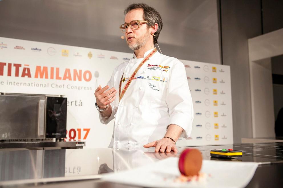 Galleria fotografica






Simone Bonini – Ritorno dal futuro - Il futuro è già passato per il toscano di Carapina che lotta contro i luoghi comuni, a partire da quello che vuole il gelato venduto tutto allo stesso prezzo o che il gelato faccia ingrassare. «Un cattivo cocktail è peggio di un chilo di buon gelato», ammonisce. Infatti al gioco al massacro Simone Bonini non ci sta e molla la gelateria. Nel giro di qualche mese si metterà a istruire nuovi gelatieri. Senza smettere, per questo, di dedicarsi con cura alle sperimentazioni gastronomiche in forma di gelato che servirà in quello che sarà il primo “ristorante di gelato”. Col Grana Padano e il Vin Santo, vi assicuriamo, ha fatto centro









Moreno Cedroni – Gelato al fermentato… - Dal chilometro zero al chilometro consapevole. Dalla miscela di latte e panna alla quale aggiungere zucchero e altri ingredienti “dolci” al salato e al fermentato. Lo sperimentatore è Moreno Cedroni che al latte e alla panna aggiunge baccalà, aglio e sale. E osa ancora di più con il cavolo viola fermentato con bucce di limone e peperoncino per un’esplosione indescrivibile di acido e piccante, e con l’aglio nero che diventando gelato sprigiona un sentore di olive e liquirizia. Lo zucchero invece c’è, ma in piccola percentuale, nella miscela di kombucha e caffè monoarabica del sorbetto dalla leggera alcolicità in cui l’acidità gioca un ruolo cruciale e spiazzante









Paolo Brunelli – A Cristoforo Colombo non piaceva il cioccolato. E da lì tutto è iniziato - Un passo indietro nella tradizione e uno in avanti nel futuro. Paolo Brunelli li fa entrambi senza rischiare di sembrare un gambero impazzito. Il recupero dell’emozionalità del gelato al cioccolato di tradizione italiana fatto con il cacao in polvere e il futurismo del sorbetto realizzato con l’infusione delle fave di cacao dolcificato con miele d’acacia si compongono in una tavoletta di gelato ricoperta di cioccolato fondente e in un cioccolatino da servire freddo spolverato con ciò che resta della fava di cacao in infusione. Perché anche la tradizione deve innovarsi









Luca De Santi – Un viaggio senza fine - Al Ratanà Luca De Santi ha trovato il luogo ideale per dare una casa alla sua idea di pasticceria di ristorazione. Guidato dai suoi mantra – abbassare il tenore zuccherino, diminuire i carboidrati e dare leggerezza – non si ferma davanti a nulla. Così nessuno si stupisce più dei suoi dessert con barbabietole e carciofi. A Identità di Gelato ha osato con un gelato di baccalà adagiato su un frollino di mais tostato guarnito con limoni canditi, fettine di ravanello fresco, ceci neri fritti e completato con granita di sedano






