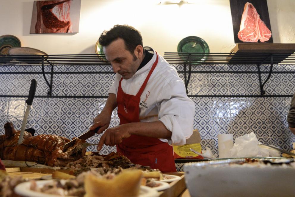Galleria fotograficaGiuseppe Indorato,&nbsp;dell&rsquo;azienda&nbsp;Nero Maialino&nbsp;di Adrano (Ct), prepara le sue prelibatezze. Tutte le foto sono di Salvo Mancuso
Dario Cecchini e Pawel Sacha
Luciano Pennisi e Giovanni Santoro, chef dello Shalai
Saro Pennisi
Alessio Planeta, Dario Cecchini, Pawel Sacha
Patricia Toth, enologo di casa Planeta, e Arianna Occhipinti
