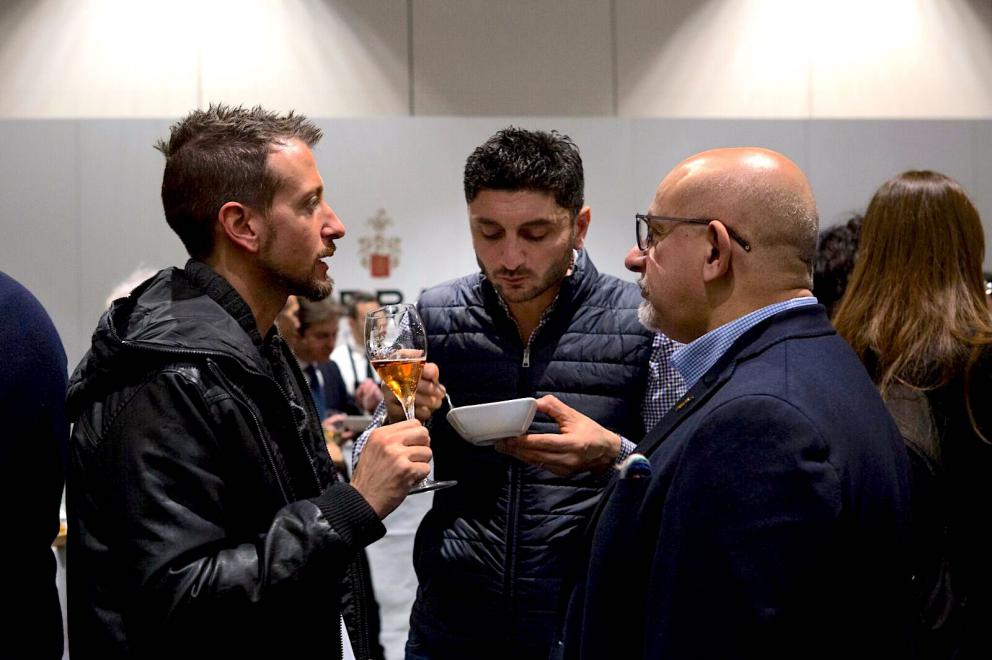 Galleria fotografica






Scatti dal congresso. Tutte le foto sono Brambilla-Serrani









Cristina Bowerman ed Enrico Crippa









Carlo Cracco









Niko Romito









Il sindaco di Milano, Beppe Sala, con Cesare Battisti









Il ministro Maurizio Martina









Moreno Cedroni






