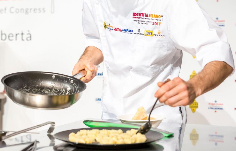 Galleria fotografica






Scatti dal congresso. Tutte le foto sono Brambilla-Serrani









Cristina Bowerman ed Enrico Crippa









Carlo Cracco









Niko Romito









Il sindaco di Milano, Beppe Sala, con Cesare Battisti









Il ministro Maurizio Martina









Moreno Cedroni









Christian Milone, Andrea Aprea, Claudio Sadler









Andrea Berton
















