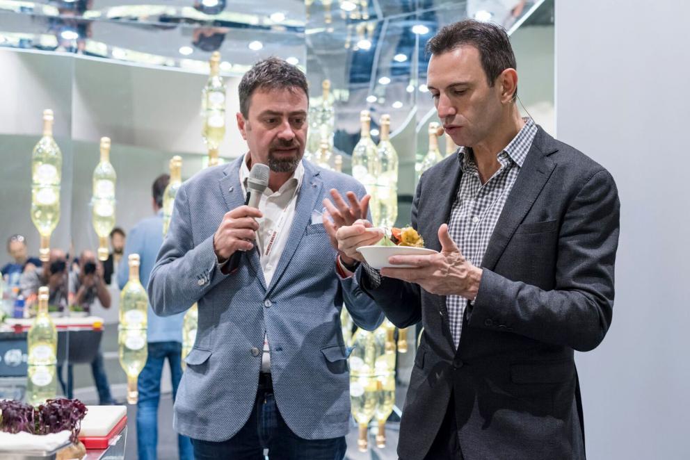 Galleria fotografica






Massimiliano Blasone a Identità di Champagne. Tutte le foto sono di Brambilla-Serrani














Matteo Baronetto














Giuseppe Iannotti
















