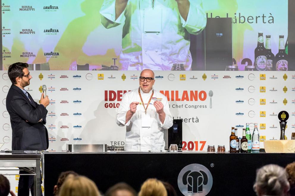 Galleria fotografica






Simone Bonini – Ritorno dal futuro - Il futuro è già passato per il toscano di Carapina che lotta contro i luoghi comuni, a partire da quello che vuole il gelato venduto tutto allo stesso prezzo o che il gelato faccia ingrassare. «Un cattivo cocktail è peggio di un chilo di buon gelato», ammonisce. Infatti al gioco al massacro Simone Bonini non ci sta e molla la gelateria. Nel giro di qualche mese si metterà a istruire nuovi gelatieri. Senza smettere, per questo, di dedicarsi con cura alle sperimentazioni gastronomiche in forma di gelato che servirà in quello che sarà il primo “ristorante di gelato”. Col Grana Padano e il Vin Santo, vi assicuriamo, ha fatto centro









Moreno Cedroni – Gelato al fermentato… - Dal chilometro zero al chilometro consapevole. Dalla miscela di latte e panna alla quale aggiungere zucchero e altri ingredienti “dolci” al salato e al fermentato. Lo sperimentatore è Moreno Cedroni che al latte e alla panna aggiunge baccalà, aglio e sale. E osa ancora di più con il cavolo viola fermentato con bucce di limone e peperoncino per un’esplosione indescrivibile di acido e piccante, e con l’aglio nero che diventando gelato sprigiona un sentore di olive e liquirizia. Lo zucchero invece c’è, ma in piccola percentuale, nella miscela di kombucha e caffè monoarabica del sorbetto dalla leggera alcolicità in cui l’acidità gioca un ruolo cruciale e spiazzante






