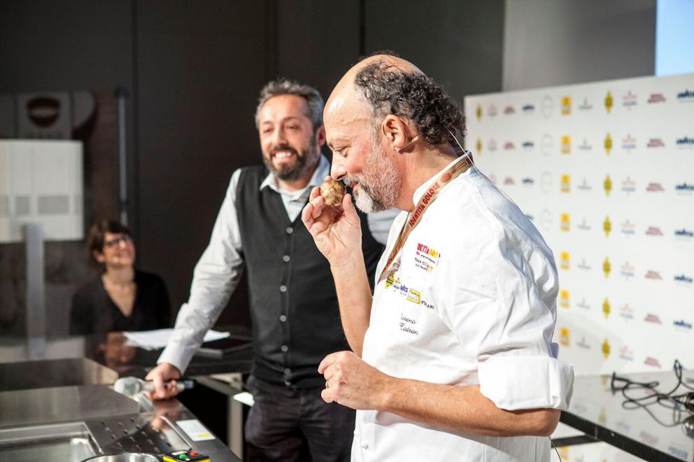 Galleria fotografica






Simone Bonini – Ritorno dal futuro - Il futuro è già passato per il toscano di Carapina che lotta contro i luoghi comuni, a partire da quello che vuole il gelato venduto tutto allo stesso prezzo o che il gelato faccia ingrassare. «Un cattivo cocktail è peggio di un chilo di buon gelato», ammonisce. Infatti al gioco al massacro Simone Bonini non ci sta e molla la gelateria. Nel giro di qualche mese si metterà a istruire nuovi gelatieri. Senza smettere, per questo, di dedicarsi con cura alle sperimentazioni gastronomiche in forma di gelato che servirà in quello che sarà il primo “ristorante di gelato”. Col Grana Padano e il Vin Santo, vi assicuriamo, ha fatto centro






