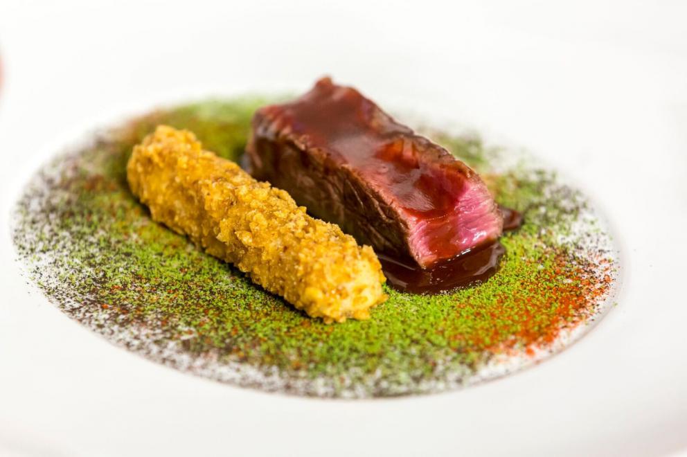 Galleria fotografica






ALFIO GHEZZI – Microclima: la distanza che accomuna - Fedele a se stesso e al titolo della sua lezione Alfio Ghezzi ha presentato la Tartiflette alla mia maniera, «una rivisitazione del frico, del rosti e della tartiflette; ma ho trovuto preparazioni simili anche in Norvegia», spiega. Per la sua tartiflette utilizza crema di patate, mortandela e un formaggio di pasta ottenuto dalla fermentazione di polvere di pasta precedentemente cotta in acqua per 50’ a 96° e poi essiccata in forno per un’intera notte






