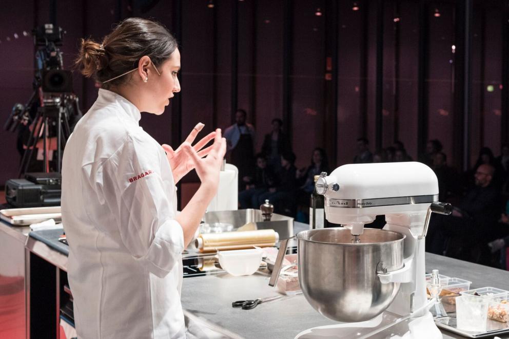 Galleria fotografica






Il viaggio nel mondo di Grana Padano è iniziato il primo giorno di congresso con due degustazioni orizzontali tenute dal Consorzio di Tutela ed è terminato con lo chef Andrea Ribaldone e i suoi sfiziosissimi finger food. La domenica Matteo Baronetto (nella foto con gli GnamBox ed Elisabetta Serraiotto, responsabile Marketing di Grana Padano) ha preparato originali tapas ideate per l'occasione, mentre per la giornata di chiusura il maestro Franco Pepe ci ha regalato la sua personale interpretazione della pizza fritta con il Grana Padano









Durante la pausa lavori, dalle 13 alle 15, lo spazio S.Pellegrino ha offerto ai visitatori del congresso la degustazione di un piatto d’autore: il sabato di Paolo Griffa e Alessandro Rapisarda (nella foto), finalisti rispettivamente della prima e della seconda edizione di S.Pellegrino Young Chef, la domenica un dolce di Loretta Fanella e lunedì il piatto Carciofo&Carciofo di Cristina Bowerman. Domenica alla tavola rotonda Coltivare il talento gli chef Cristina Bowerman, Caterina Ceraudo, Loretta Fanella, Anthony Genovese, Davide Oldani, Ciccio Sultano, Paolo Griffa e Alessandro Rapisarda hanno raccontato storie di successo tra maestri e allievi. E poi è stata da non perdere la specialissima Experience Box...









Giovanni Pellegrino, Alberto Basso e Giuseppe Lo Iudice (nella foto), giovani talenti del Premio Birra Moretti Grand Cru, hanno proposto le loro creazioni ideate in abbinamento con Birra Moretti Grand Cru, rispettivamente: Beer Donuts con Birra Moretti La Bianca, Pancia di maiale iberico, luppolo e Birra Moretti Grand Cru e Anatra alla Birra Moretti Lunga Maturazione, anche in abbinamento









Le miscele iTierra! Origins, in cui si coniugano eccellenza del prodotto, rispetto per l’ambiente e attenzione al sociale e la special edition di “Kafa”, uno dei caffè più pregiati al mondo che nasce nella foresta etiope, sono stati i  protagonisti dello spazio espositivo Lavazza, che ha ospitato un ’esperienza sensoriale con esclusivi aperitivi di food pairing firmati dallo chef Cesare Battisti e dal bartender Dennis Zoppi. A stupire i visitatori l’esclusiva auto “stellata” Smart Forfood, primo ristorante su quattro ruote nato dalla collaborazione tra Lavazza, Mercedes-Benz Italia, Michelin, Focaccia Group e Medici Style, sotto la direzione creativa di Davide Oldani (foto)









Allo stand di Vino Libero & Compagnia, il gruppo Fontanafredda (nella foto, Andrea Farinetti) ci ha raccontato la biodiversità agroalimentare italiana con un viaggio di degustazioni attraverso l’Italia del vino, tra le regioni più importanti del panorama enologico italiano, dal Piemonte fino alla Sicilia









Dopo 4 anni dalla prima edizione è tornato Bread Religion nello spazio Petra Molino Quaglia. Cuochi, pizzaioli, pasticcieri e panettieri hanno accompagnato gli ospiti del congresso lungo un viaggio di profumi e sapori che parte dal grano. Pagnotte da affettare, ciabatte alveolate, focacce salate e dolci lievitati, panini morbidi o con la crosta, impasti di lievito madre con farine Petra macinate a pietra o biologiche, con e senza glutine: queste le forme del pane che i professionisti ospiti hanno farcito per interpretare la loro idea del “viaggio”









Le Cantine Ferrari hanno scelto Identità Golose per continuare il percorso di approfondimento sull’Arte dell’Ospitalità avviato lo scorso anno con The World’s 50 Best Restaurants. Il tema dell’accoglienza, molto sentito da Ferrari che da anni si impegna a valorizzare l’importante ruolo della sala, è stato raccontato sul palcoscenico dell’Auditorium alla scoperta degli elementi che rendono indimenticabile l’esperienza gastronomica. Nella giornata di lunedì lo spazio Ferrari ha offerto degustazioni di Riserve Trentodoc: Perlè, Perlè Bianco, Perlè Nero e Perlè Rosè, abbinati alle creazioni di Alfio Ghezzi, del ristorante Locanda Margon di proprietà della famiglia Lunelli (nella foto, Matteo Lunelli a Identità Milano)









Regione Lombardia ha presentato i suoi prodotti agroalimentari di qualità, un’ampia rappresentanza che si colloca ai primi posti a livello nazionale: 34 prodotti Dop e Igp, 249 prodotti tradizionali di valenza storica, 41 vini tra Docg, Doc e Igt. Allo stand di Regione Lombardia si sono alternati produttori della Valtellina, del territorio comasco e dell’Oltrepò Pavese con degustazioni dei migliori prodotti e vini locali









Il Pastificio Felicetti ha fatto viaggiare la pasta coinvolgendo tre grandi chef al Monograno Diner: Carlo Cracco (nella foto, con Paolo Lopriore) ha presentato un piatto di pasta in chiave italiana, Giorgio Nava ha proposto una cucina sudafricana e Luca Fantin una ricetta ispirata ai sapori del Giappone. Un viaggio tra i sapori del profondo sud e dell’estremo oriente che parte da casa, dall’Italia. Ogni giorno si sono alternati ai fornelli tre giovani cuochi italiani: Lucia Tellone, Sara Preceruti e Antonio Colombo, per interpretare il nuovo nato in casa Felicetti: Il Valentino, lo spaghettone dalle dimensioni più generose









Si è aperto con un omaggio a Iginio Massari (nella foto) l’importante programma dedicato alla pasticceria d'autore che ha visto Valrhona protagonista al congresso. Dossier Dessert è stata l’occasione per osservare il mondo delle pasticcerie secondo la prospettiva internazionale che caratterizza l’approccio di Valrhona, da sempre impegnata a valorizzare l’innovazione e la creatività ponendo al centro il lavoro di tanti giovani professionisti









Alce Nero ha accolto il tema del viaggio costruendo un percorso che parla di materie prime biologiche e di luoghi in cui vengono coltivate. I visitatori hanno incontrato sapori e territori attraverso quattro diverse degustazioni di 12 prodotti, scandite ogni giorno al ritmo di colazione con yogurt, miele e frollini, pranzo con pasta, riso e cereali, merenda con cioccolato, composte di frutta e succhi e aperitivi con olio extravergine di oliva, pomodori e nettari di frutta









Lo spazio espositivo di Autogrill ha ricostruito Bistrot, l’innovativo concept realizzato in collaborazione con l’Università degli Studi di Scienze Gastronomiche di Pollenzo per valorizzare i prodotti tipici e il recupero delle pratiche artigianali. Per accompagnare i visitatori in un immaginario “viaggio lungo un giorno” è stato ricreato un “open-lab” dove riflettere sui nuovi trend del food, attraverso i vari momenti della giornata









«Identità di Champagne è l’appuntamento imperdibile per scoprire il prestigio della più antica Maison de Champagne» ha affermato Andrea Pasqua (nella foto), senior brand manager di Ruinart in Italia. Quest’anno il protagonista è Ruinart Rosé, l’espressione golosa del gusto Ruinart, un elegante connubio tra lo Chardonnay e il Pinot Noir. Le creazioni enoiche dello chef de caves Frédéric Panaiotis hanno mostrato la versatilità dell’abbinamento tra l’alta gastronomia e le bollicine francesi con tre degustazioni giornaliere nel Ruinart Lounge









Berto’s, partner ufficiale per la realizzazione di tutti gli impianti di cottura, ha presentato La Cucina, una nuova divisione su misura che esalta i valori dell’unicità. Vera protagonista sul palcoscenico dell’Auditorium, La Cucina è uno strumento unico, disegnato e realizzato in esclusiva. Allo stand Berto’s si sono alternati cooking show di Paolo Cappuccio, Nicola Dinato e Alessandro Borghese. «Le nostre cucine viaggiano in più di 90 paesi da oltre 40 anni – ha spiegato Enrico Berto - La contaminazione con le altre culture e gli altri mondi è stata fondamentale per portare l’azienda a sviluppare il prodotto che abbiamo presentato a Identità Golose»









Besser Vacuum ci ha illustrato tecniche di cottura sottovuoto e cooking show con degustazioni degli chef Paolo Cappuccio (nella foto) e Marco Marras, assieme alla presentazione del libro dello chef Cappuccio Carne e Foie Gras – Tecniche di cottura e design del piatto, un manuale-ricettario sulle cotture sottovuoto









Anche quest'anno continua la collaborazione con Bragard che ha vestito gli chef con la nuova giacca Grand Chef, che affianca alla versione classica in cotone Piuma Premium il modello Allure in cotone nanotecnologia, novità presentata al congresso assieme alla linea Premium Alain Ducasse By Bragard, nata dalla collaborazione con lo chef tristellato Alain Ducasse









Alessandro Guidi e Cristina Franceschetti vestono con Caraiba le tavole dei migliori ristoranti italiani dal 1993. I loro prestigiosi articoli sono stati utilizzati dagli chef per la presentazione dei piatti sui palchi delle sale del congresso, ma anche per tutti i premi dell'edizione 2017









Chs Group ha confermato la partnership con Comatec, azienda francese leader nella progettazione e realizzazione di articoli monouso di altissima qualità. Al congresso ha presentato una gamma allargata di creazioni all’avanguardia, tra cui un rivoluzionario sacchettino con cannuccia pensato per i cocktail dei locali delle grandi città dove vigono ordinanze sul vetro e contro l’inquinamento









Nello spazio di Coldline Living abbiamo scoperto Life, l’abbattitore multifunzione per la casa. I numerosi workshop presso lo stand hanno sottolineato l’efficacia delle 8 funzioni e degli oltre 100 programmi di Life. In tutte le sale e nelle cucine della manifestazione gli chef hanno lavorato con Vision, la più moderna tecnologia multiclimatica che offre ai professionisti la possibilità di controllare tutte le variabili che influiscono sulla qualità della conservazione degli alimenti









Essent’ial è un marchio emiliano che produce complementi d’arredo caratterizzati dal design originale e dall’utilizzo di materiali riciclati, come la fibra di cellulosa e il cartone Fsc. L’azienda ha fornito a Identità Golose pouf e poltrone che hanno arredato l’area lounge, oltre allo spazio Identità di Cocktail e i sacchetti porta pane, fil-rouge presente in tutti gli stand. Al Tuler, tagliere in cartone Fsc, ha accompagnato le preparazioni degli chef durante le lezioni









Il cubetto Hoshizaki "Crescent", unico a poter essere utilizzato nei secchielli del vino senza aggiunta d'acqua, ha avuto il palcoscenico più adatto a dimostrare le sue caratteristiche di durata, brillantezza e fluidità nell'accogliere bottiglie di vino e spumante/champagne, “a secco”. Non sono mancati il cubetto a sei lati e spigoli vivi, il vero "cubetto" Hoshizaki, come anche la forma a sfera e lo "shot glass", che in Hoshizaki prende una straordinaria lucentezza e trasparenza, utilizzati in veste di aperitivi di pregio, come caviale e salmone









Host Milano si è raccontata a Identità come la manifestazione di riferimento nel panorama mondiale dell’equipment, coffee and food, nonché il leader assoluto nei settori Ho.Re.Ca., foodservice, retail, Gdo e hotellerie. Circa 2000 aziende da 47 Paesi propongono macchine, attrezzature, prodotti e servizi innovativi e di qualità a 150mila operatori da 172 Paesi. Oltre al business, sono 400 gli appuntamenti tra cooking show e momenti di formazione. Host Milano è a fieramilano dal 20 al 24 ottobre 2017, con la seconda edizione di Identità Future in collaborazione con Identità Golose






