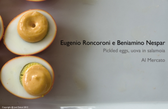 Galleria fotograficaPaolo Casanova, chef padrone di casa del Dopolavoro
Sullo sfondo, il nippo-brasiliano Roberto Okabe, protagonista con i maki in versione rubitt
La Lingua cotta in due modi di Eugenio Roncoroni e Beniamino Nespor del ristorante Al MercatoProve generali della Brass Jazz Band
L'Anguria con quartirolo e menta di Alice Delcourt, chef dell'Erba BruscaDegustazione di rubitt
Acqua Panna e S.Pellegrino e Birra Moretti, sponsor della maratona insieme a Lavazza, Inoxpi&ugrave;, San Bitter e Macelleria Annunciata
Cesare Battisti, il "padre" dei rubitt: al Ratan&agrave;, Battisti propone da sempre le "piccole cose di pregio" all'ora dell'aperitivo
&nbsp;Il Panino con lampredotto in due bocconi: il rubitt &egrave; a firma Roncoroni&Nespor
La Tartare di vitello sanato con bottarga, uova di trota e topinambur croccante di Cesare Battisti. La splendida carne &egrave; della Macelleria Annunciata di Milano
Maratona a suon di jazz
La Frittura di schie su polentina mediterranea di Paolo Casanova
Uno dei tre dolci rubitt del pasticciere Luca De Santi: il Biscotto bretone croccante con albicocca marinata al lime e cremoso allo yogurt. De Santi ha anche firmato la merenda del pomeriggio con biscotti e gelatine.
La lavagna del Dopolavoro con il Menu Rubitt
Un'esterna dell'HangarBicocca
Maki Selection by Roberto Okabe e Gustavo YoungI cooking show svolti durante la maratona: ogni chef ha spiegato segreti e passaggi di ciascuna sua piccola creazione