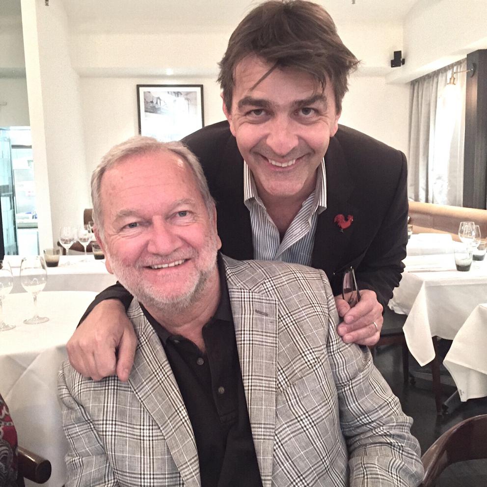 Galleria fotografica






Con l'aereo che sarebbe atterrato all'aeroporto di Melbourne alle 4.20 del mattino di martedì 4 aprile, ha fatto davvero piacere entrare della stanza 1729 del Langham Hotel lungo la South Bank del fiume Yarra e trovarvi della frutta fresca









Lo skyline notturno di Melbourne dalla camera al Langham. Il sole sarebbe sorto un paio d'ore dopo









Prima colazione con vista sul centro di Melbourne e il corso del fiume Yarra









Nicolas Chatenier, responsabile del panel francese nella giuria dei 50 Best, ha invitato stampa, cuochi e amici al Philippe Restaurant in pieno centro di Melbourne. «La Francia e i Fifty hanno avuto in passato relazioni torbulente che stiamo superando e così eccoci qui da uno chef che ha lavorato per anni e anni con Paul Bocuse». In effetti Philippe Mouchel è quanto di più lontano possiamo aspettarci oggi da una tavola contemporanea. Da un eccesso all'altro?






