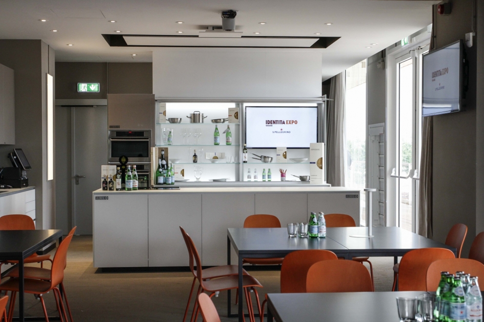 Galleria fotografica






Il piano terra del ristorante di Identità Expo








Fabiano Omodei, bartender della terrazza del S.Pellegrino Cocktail Bar








S.Pellegrino, forma e contenuto di Identità Expo (non solo acqua ma anche le Bibite S.Pellegrino e San Bitter)








Il design degli interni era di Cappellini, azienda fondata nel 1946 (leggi qui)








Le cucine erano firmate Marrone (leggi qui)...





