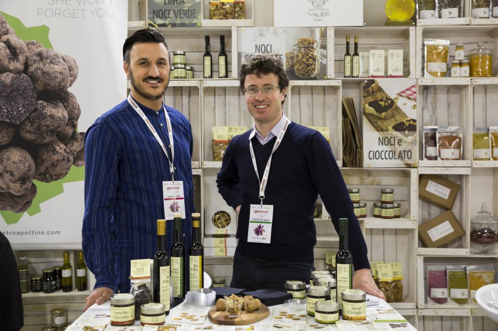 Galleria fotografica






Acetaia Giusti - Il Gran Deposito Aceto Balsamico di Giuseppe Giusti, la più antica azienda produttrice di Aceto Balsamico di Modena fondata nel 1605, ha portato al congresso l’intera Collezione Storica Giusti, una selezione di pregiati aceti balsamici invecchiati fino a 100 anni, assieme a un panettone all’aceto balsamico creato per Acetaia Giusti dall’Antica Pasticceria Muzzi. «Il nostro aceto è sempre in viaggio – ci ha raccontato Claudio Giusti – E' molto interessante vedere come viene utilizzato nelle cucine fusion di tutto il mondo, in Giappone, in Korea e nelle cucine americane e sudamericane». A Identità Golose il Banda Rossa, un aceto balsamico che invecchia in antiche botticelle risalenti al 1600, è stato in assoluto il preferito dagli chef









Agrimontana - Con Agrimontana abbiamo fatto un viaggio tra estetica, ragione e sentimento grazie a diversi appuntamenti con il pastry consultant Emmanuele Forcone che ci ha fatto scoprire forme e strutture in pasticceria; Andrea Tortora, pastry chef, che ha fatto la colomba, preparato la colazione e reinterpretato il pandoro; Diego Crosara, pastry consultant, che ha preparato un Gelato e cioccolato tra dolce e salato; e lo chef Marco Perez che ci ha mostrato un “cibo da favola” in un gioco di molteplici sapori dal gusto unico. Protagonisti i frutti della natura: zenzero candito, amarena chiara, albicocche, pere e olive siciliane candite









Alaska Seafood Marketing Institute (ASMI) - Presenti allo stand di Alaska Seafood i pesci che rappresentano l'eccellenza del gusto, il trionfo della naturalità e, soprattutto, della qualità. Abbiamo scoperto la raffinatezza dei prodotti ittici dell'Alaska: salmone selvaggio, black cod, granchio reale e ikura. Alessio Taffarello, chef di Lile in cucina, ha preparato deliziosi finger food con alcune di queste prelibatezze. Un viaggio meraviglioso dove l'alta qualità della materia prima e la libertà creativa dello chef hanno creato un'esperienza gustativa indimenticabile









Ambasciatori del Gusto - Presenti al congresso anche gli Ambasciatori del Gusto: cuochi, ristoratori, pizzaioli, sommelier, persone di sala, pasticcieri e gelatieri che attraverso il proprio mestiere si sono distinti nella valorizzazione del patrimonio agroalimentare ed enogastronomico italiano. L’associazione Ambasciatori del Gusto è una realtà senza scopo di lucro, espressione dell’eccellenza della ristorazione e della pasticceria italiana









Angelo dello chef - Angelo e Roberta Castellani hanno presentato tutto ciò che può essere utile per uno chef e ristoratore: arredo tavola, forniture complete per cucine professionali, pregiate porcellane, tutto per il finger food, macchinari, specialità alimentari e articoli per la pasticceria









Antica Corte Pallavicina - Come ogni anno i fratelli Spigaroli ci hanno proposto un viaggio di gusto tra i migliori salumi della Bassa Parmense. In primis il mitico culatello di Zibello che ora come 500 anni fa viene prodotto naturalmente, senza conservanti e affinato nelle cantine dell’Antica Corte Pallavicina. La proposta di salumi ha visto inoltre protagonisti il salame gentile, la mariola, il lardo di maiale nero e il “fioccaccio”, assieme a un culatello di Suino Nero di Parma 36 mesi abbinato a un metodo classico della cantina Berlucchi









Artmenu Factory - Con Artmenu Factory abbiamo intrapreso un viaggio all’insegna della qualità e del made in Italy: portamenu e carte dei vini nei materiali più svariati, dall’ecopelle stile canvas all’ecopelle imitazione legno. Lontana da qualsiasi criterio di standardizzazione, l’azienda lavora rigorosamente a mano le proprie realizzazioni coniugando sempre eleganza e funzionalità









Associazione Le Soste - L’associazione Le Soste riunisce ottantacinque tra i migliori ristoranti di cucina italiana nel nostro Paese e nel Mondo. L’idea originaria prese forma nel 1982 durante una cena tra ristoratori amici: alcuni tra i maggiori chef italiani stabilirono di incontrarsi periodicamente per condividere spunti e progetti sull’enogastronomia italiana d’eccellenza e rendere noti ai propri clienti i ristoranti che perseguivano quotidianamente gli ideali di cultura gastronomica, convivialità, accoglienza, cortesia e raffinatezza. Il modello di riferimento furono dal principio le grandi associazioni francesi come Traditions et Qualité e Relais Gourmands. Da allora tanti anni sono passati, ma lo spirito di amicizia tra i diversi soci, nonché il percorso comune teso all’alta qualità, animano ancora oggi i membri Le Soste









Azienda agricola San Pietro a Pettine - L’azienda agricola San Pietro a Pettine è stata presente a Identità Milano 2017 per rappresentare l’Umbria e per raccontare l’eccellenza di un territorio che sta vivendo un momento difficile. Allo stand si sono alternate degustazioni di specialità gastronomiche al tartufo, tra cui il succo di tartufo nero pregiato, ultimo nato in azienda, che ha fatto il suo debutto al congresso






