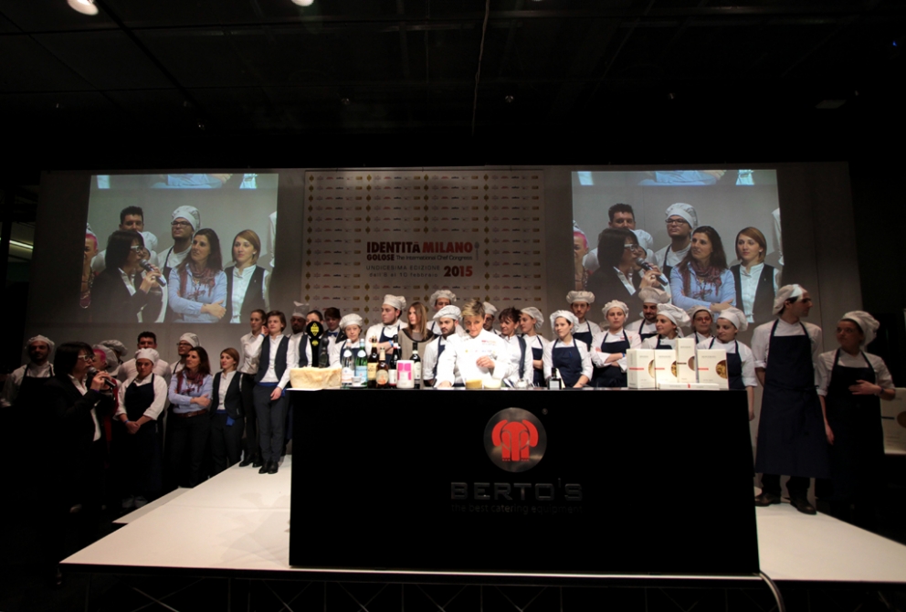 Galleria fotografica






La lezione dei fratelli Christian e Manuel Costardi: "Chi l'ha detto che la pasta è un primo piatto?"








Andrea Berton ha una tecnica per avere pasta sempre al dente, anche in molte porzioni: cuoce al 40% e poi mette in abbattitore








Enrico Croatti sul palco ha parlato delle sue ricette ispirate alla vicenda di un alpinista austriaco, Paul Preuss








Tony Mantuano è giunto da Chicago a ricordarci l'importanza del vero made in Italy anche in campo agroalimentare. E' lo chef preferito da Obama





