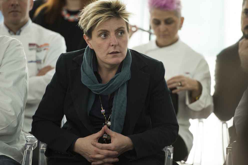 Galleria fotografica






Fabio Abbattista, Leone Felice, Erbusco (Brescia)
«Vorrei che emergesse tutta la nostra capacità di innovare e di organizzare con semplicità anche gli eventi più importanti»








Ugo Alciati, Guido, Costigliole d’Asti (Asti)
(Italian & international best chefs, 6-10 maggio)
«Vorrei tante cose, con una ciliegina sulla torta: che il mondo intero capisse quanto siamo bravi a cucinare»








Matteo Baronetto, Del Cambio, Torino
«Vorrei che si consolidasse il sistema paese. Che i cuochi marciassero uniti fino a un pensiero unico, rispettoso di tutte le sfaccettature»








Italo Bassi, Enoteca Pinchiorri, Firenze (in foto, a sinistra)
«Vorrei che si desse inizio a un nuovo Rinascimento italiano, fondato sul cibo»








Cesare Battisti, Ratanà, Milano 
«Vorrei che fosse tutto quello che non è stato finora: uno scambio di informazioni tra culture per nutrire veramente il pianeta»








Andrea Berton, Berton, Milano
(Contemporary italian chefs, 1-2 giugno)
«Vorrei che tutti quelli che passano a Rho capissero quanto sia diventata straordinaria la qualità del cibo oggi in Italia»








Renato Bosco, Saporè, San Martino Buonalbergo (Verona)
«Vorrei che il cibo diventasse il propulsore di una rivoluzione concreta del Paese»








Cristina Bowerman, Glass, Roma
(Contemporary italian chefs, 22-23 giugno)
«Vorrei che si capisse che in questo momento la cucina e la ristorazione sono motori fondamentali della nostra economia»








Daniela Cicioni, cuoca vegana
«Vorrei che, assaggiando, la gente capisse che gli alimenti di origine vegetale possono regalare esperienze soddisfacenti, appaganti e creative»








Christian e Manuel Costardi, Cinzia, Vercelli
(Contemporary italian chefs, 4-5 maggio)
«Vorrei che fosse una grande vetrina per dare valore alle peculiarità di ognuno di noi. Un punto di partenza – e non un traguardo - per poter crescere come nazione veicolando valori di energia, semplicità e identità»








Carlo Cracco, Cracco, Milano
«Vorrei che il cuoco iniziasse da qui per ritagliarsi un ruolo importante nella definizione delle politiche agricole del futuro»








Pino Cuttaia, La Madia, Licata (Agrigento) 
(Italian & international best chefs, 17-21 giugno)
«Vorrei che Expo desse valore al gesto dell’artigianato. Per questo, ci porterò anche i miei figli»








Alice Delcourt, Erba Brusca, Milano
«Vorrei che si desse enfasi e ascolto a tutti gli aspetti legati alla sostenibilità del cibo. Ai principali problemi che affliggono ogni genere alimentare»








Domenico Della Salandra (Taglio, Milano)
(staff Identità Expo)
«Vorrei che fosse la vetrina perfetta del nostro grande mestiere»








Fabrizio Ferrari, Al Porticciolo, Lecco
(Contemporary Italian chefs, 8-9 giugno)
«Vorrei che diventasse un cuneo appuntito su cui poggiare la leva di ciò che noi italiani siamo più bravi a fare: cucinare»








Gianluca Fusto, Milano
(pasticciere)
«Vorrei che si realizzasse l’unione e la conoscenza delle culture. E che questo grande viaggio tra gli ingredienti di tutto il mondo mantenesse come base fissa l’eccezionale ingrediente italiano»








Antonia Klugmann, L’Argine, Dolegna del Collio (Gorizia)
(Contemporary italian chefs, 18-19 maggio)
«Vorrei che emergesse che il cibo non è un oggetto ma un prodotto di fatica e bellezza»








Pietro Leemann, Joia, Milano
«Vorrei che fosse un punto di svolta verso una nuova alimentazione. Che si parlasse di fame nel mondo, di salute, di contenuti per coltivare meglio. Che generasse un cambiamento e non a parole»








Alessandro Negrini e Fabio Pisani, Il Luogo di Aimo e Nadia, Milano
«Vorremmo che il pubblico non italiano imparasse a conoscerci per le nostre bellezze gastronomiche»








Davide Oldani, D’O, Cornaredo (Milano)
(Italian & international best chefs, 10-14 giugno)
«Vorrei citare Papa Francesco: ‘C’è cibo per tutti ma non tutti mangiano’. Vorrei che questo cominciasse a diventare possibile»








Simone Padoan, I Tigli, San Bonifacio (Verona)
«Vorrei che fosse un’imperdibile occasione per esibire tutte le infinite sfaccettature della cucina italiana. Con buon senso»








Andrea Ribaldone, I due buoi, Alessandria (nella foto a sinistra, col fedele Domenico Schingaro)
(Executive chef Identità Expo)
«Vorrei che costruissimo assieme la vetrina di un’Italia nuova, che guarda al futuro grazie e nonostante la sua grande storia gastronomica»








Claudio Sadler, Sadler, Milano
«Vorrei che potesse mettere noi cuochi nelle condizioni di lavorare meglio e con più serenità»





