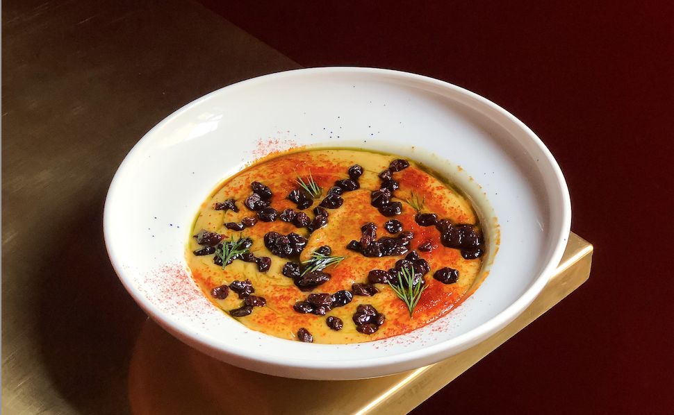Fava Santorini, ovvero la crema di fave con uvetta marinata: il Piatto del 2022 di Vasiliki Pierrakea