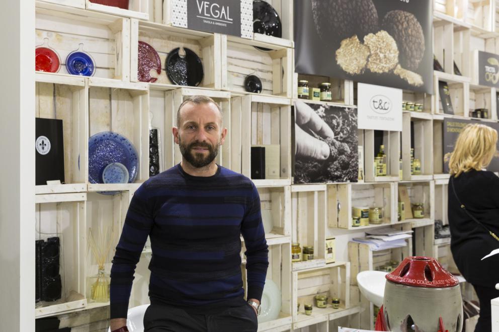 Galleria fotografica






Dispensa

Dispensa – Generi Alimentari & Generi Umani è il magazine italiano indipendente e da collezione dedicato al cibo, creato da Martina Liverani. In Dispensa le storie dei generi alimentari si intersecano a quelle dei generi umani dando vita a originali racconti fatti di parole e immagini. Un progetto controcorrente che in epoca digitale, grazie alla bellezza tattile di un prodotto editoriale antico, invita il lettore a riprendersi il tempo da dedicare alle cose belle. «Non potevamo mancare a questo grande evento, è un’occasione imperdibile non solo a livello di contatti ma anche perché ci offre una full immersion tra le eccellenze della gastronomia»









Italia Squisita 

ItaliaSquisita è il network b2b di riferimento per chi ama la ristorazione e l’accoglienza di alta gamma. Non è voluta mancare all'appuntamento con Identità Milano 2017









James 1599 

Debutto avventuroso nell'alta cucina a Identità Golose del brand James 1599. L'equipaggio, che muove i suoi passi dall'antica Compagnia Inglese delle Indie Orientali, ha portato in scena le sue spezie, i suoi sali dal mondo e le erbe aromatiche. Prodotti di alta qualità, attentamente ricercati e con un packaging all'altezza delle aspettative. Polveri impalpabili, semi aromatici, erbe disidratate, gemme marine e vulcaniche, magnifici pepi e non solo sono stati annusati e assaporati durante il congresso, assieme a golose frolle aromatizzate con la miscela di curry dolce She's My Curry creata ad hoc









Joaquin 

Per la prima volta a Identità Milano, l’azienda vitivinicola irpina Joaquin ha presentato il progetto Joaquin Dall’Isola, che le ha permesso di salvare i pochissimi quintali di uva dell’isola di Capri, prodotti da piccoli vigneti coltivati a varietà Greco, Falanghina, Biancolella, e quella che dai contadini del posto è chiamata “Ciunchesa”. Da Capri, nel 2009, sono state prodotte circa 800 Magnum, mentre nel 2010 sono state realizzate circa 2000 bottiglie. A queste si aggiunge il Vino Rosato 2012, da uve Guarnaccia e Piedirosso, un piccolo gioiello enologico di sole 68 bottiglie









Kai 

Durante tutto il congresso allo spazio espositivo di Coltelleria Kai abbiamo fatto un viaggio in Oriente con sfilettature del pesce con tecnica giapponese, decorazioni con verdure e confezionamenti di sushi e sashimi









Koppert Cress

 Koppert Cress è costantemente alla ricerca di ingredienti naturali innovativi, che permettano agli chef di aumentare il gusto e l’aroma dei loro piatti e di migliorarne la presentazione. «Siamo produttori di colori e gli chef sono i nostri pittori» ci ha spiegato Enrico Zallot. Una vasta rete internazionale di biologi, di esperti nel settore dei vegetali e di gastronomi fornisce un flusso continuo di prodotti, che soddisfa i requisiti culinari sempre più elevati di ristoranti sparsi ovunque nel mondo









Longino & Cardenal

Longino & Cardenal continua il percorso alla base del suo successo: la costante ricerca di cibi rari e preziosi. E' stato accompagnato da due nuovi partner: Pariani, un’azienda piemontese nata come produttrice di Olio di Nocciola, e Tartuflanghe, insignita da anni del titolo “Eccellenza Artigiana” dalla Regione Piemonte. Lo stand ha visto la presenza dello chef basco Senèn González che ha deliziato i visitatori proponendo le innovative lamine di patata disidratata e bacon ripiene di tuorlo d’uovo. All’interno della Longino Vip Lounge, chef e visitatori della manifestazione hanno potuto apprezzare alcuni finger food realizzati dalle giovani e sapienti mani del company chef aziendale, rigorosamente con prodotti commercializzati da Longino & Cardenal. Anche Andrea Larossa, chef del ristorante Larossa ad Alba, ha presentato una versione finger dei suoi piatti a base di prodotti Tartuflanghe. E ancora: plancton marino Veta La Palma; pane Triticum che ha nobilitato il pane precotto e surgelato; i fiori e le erbe eduli dell’azienda alto-atesina Alpin Herbs; il tonno rosso del mediterraneo Balfegò, il baccalà dissalato Giraldo e, non da ultimo, il gambero rosso di Mazara del Vallo di Don Gambero









Macelleria Zivieri e Zivieri Tartufi

In linea con il tema del congresso, Macelleria Zivieri Massimo e Zivieri Tartufi hanno animato il proprio stand con il meglio della loro produzione. Battute al coltello di bovino e cervo affiancate dal tartufo nero pregiato, toast con prosciutto cotto di Mora Romagnola, crostini con patè fegato di pollo allevato a terra e funghi galletti, degustazioni di salame Montanaro di Mora Romagnola recentemente nominato il miglior salame in Italia, tagliata di capriolo e mini hamburger di selvaggina con tartufo bianchetto. Valore delle aziende protagoniste è l'attenzione verso prodotti naturali, a completa disposizione di una ristorazione attenta e scrupolosa, secondo filiere di produzione uniche in Italia









Manicardi 

Manicardi ha portato a Identità Milano due eccellenze enogastronomiche dell’Emilia Romagna: Lambrusco e Aceto Balsamico di Modena. In degustazione: Lambrusco Grasparossa di Castelvetro DOC “Vigna Cà del Fiore”, Spumante Brut Rosè “Fabula”, Aceto Balsamico Tradizionale di Modena DOP Extra Vecchio, Aceto Balsamico di Modena IGP “Nero Elisir”, Aceto Balsamico di Modena IGP “Nero Elisir Gold” e Aceto Balsamico di Modena IGP “5 Scudi”.









Masseria Schinosa

Nella Masseria Schinosa da oltre trecento anni si fa olio extravergine di oliva con amore per la terra e per gli oltre 28.000 secolari olivi pugliesi. Gli oliveti sono condotti con le più moderne tecniche colturali e nella produzione del loro olio extra vergine di oliva si incontrano e si fondono tradizione e innovazione









Mealitaly

Mealitaly e Tesoritalia nascono per promuovere e tutelare le eccellenze tipiche del territorio italiano grazie all’alta qualità della produzione stessa. Lavorando in aree DOP e IGP, come il Parco Nazionale del Vesuvio, la Penisola Sorrentina, le Colline Salernitane e il Cilento, per ciascuna referenza è stato redatto un "disciplinare di produzione interno", elevando gli standard qualitativi a livelli altissimi sia sul mercato italiano che estero. Ogni prodotto è controllato in ogni sua fase di produzione e lavorazione, partendo dalla coltivazione diretta delle materie prime sino al packaging finale









Mepra

Mepra nasce nel 1946 dalla trasformazione dell’azienda della famiglia Prandelli che, a cavallo delle due guerre, produce materiale bellico. L’indirizzo scelto dall’azienda per la propria produzione, privilegia la qualità e non la quantità: l’alluminio, utilizzato fino ad allora, viene immediatamente sostituito dall’ottone cromato, materiale di qualità superiore. Mepra continua a produrre tutti i suoi articoli in Italia, ed è presente oggi negli ambienti più esclusivi e rinomati del mondo, dagli hotel di lusso alle compagnie di crociera e aeree









Mielizia

Nel corso delle tre giornate Mielizia ha effettuato presso il proprio spazio espositivo a Identità Milano degustazioni dei loro mieli italiani millefiori e monoflora e altri prodotti apistici, anche in accompagnamento a formaggi, per conoscere meglio i prodotti della gamma e far apprezzare la varietà del miele italiano, suggerendo insoliti abbinamenti gastronomici









Niko Formazione

Un percorso di formazione unico in Italia, dalla partnership con l'Università degli Studi di Scienze Gastronomiche di Pollenzo alla full immersion in Casadonna Reale, al progetto Spazio, ristorante-laboratorio dove convertire la pratica didattica in lavoro nell'ottica della ricerca









Olitalia

Olitalia a Identità Milano ha presentato le sue eccellenze della linea Gourmet: gli Extravergini Regionali, le Monocultivar, l’Aceto Balsamico di Modena, e Frienn, l’innovativo olio di girasole altoleico per una frittura sana e leggera. L’azienda è specializzata da più di 30 anni nella produzione di oli e aceti ed è presente in oltre 120 paesi nel mondo









Open Blue Global Services

Nello spazio espositivo di Open Blue Global Services abbiamo degustato pesce cobia in tre ricette dello chef Omar Allievi: Cobia affumicato con mele, melanzane, crunchy di pane alla segale e robiola allo yuzu, Cobia marinato al miso con salsa di arance e cicoria e Tiradito di cobia con choclo e camote. Inoltre con Samsung Oculus, un’esperienza di realtà virtuale a 360 gradi, tutti i visitatori hanno potuto immergersi in un viaggio di due minuti e mezzo nell’impianto aziendale a Panama, una vista in elicottero a 12 km dalla costa per visitare le gabbie e scoprire come viene allevato il pesce cobia









Pastificio dei Campi

Per Pastificio dei Campi due chef hanno preparato una ricetta da offrire ai visitatori presso lo spazio espositivo dell’azienda: Christoph Bob del ristorante Refettorio Monastero Santa Rosa ha proposto Pasta dei Campi con peperoni, Mezzi occhi di lupo alla genovese con ali di razza e carciofi di Schito; Andrea Napolitano del ristorante Il Bikini di Vico Equense un Mischiato delicato con polipetti alla luciana, patate affumicate e spaghetti di mare









Pedrazzoli Salumificio

Pedrazzoli, salumificio mantovano nato nel 1950, oggi leader nella produzione di salumi bio, ha esordito a Identità Milano presentando la sua linea di salumi gourmet extra-selezionati Q+. Dedicata a chi ricerca l’eccellenza, Q+ è una collezione di prodotti esclusivi a produzione limitata e si caratterizza per l’estrema artigianalità che si ricollega a un’atavica tradizione norcina valorizzata da un packaging moderno ed essenziale. Si tratta di salumi numerati che consentono di tracciare tutto il ciclo di vita del prodotto. Un omaggio sensoriale e un gusto inconfondibile che nasce dalla ricerca della massima qualità del prodotto e del sapore più genuino









Piccolo Brite

Durante le tre giornate abbiamo potuto assaggiare gli speciali prodotti che provengono dal caseificio Piccolo Brite: formaggio di alpeggio e latteria, formaggio di malga e speck, prodotti che conservano intatto tutto il sapore delle Alpi, affinati, secondo un procedimento naturale, nei locali del caseificio affacciato su Cortina nella frazione di Alverà. Presente allo stand anche il mastro casaro che ha spiegato i vari procedimenti della fase di produzione









PRI.MA

PRI.MA. (fusione delle parole "prima" e “materia"), è una start-up nata in Puglia nel 2015 su iniziativa di un pastry chef e di un imprenditore del settore erboristico-salutistico. Dall'incontro di queste due esperienze prendono vita le 31 essenze della linea PRI.MA., risultato di un innovativo processo di estrazione dagli oli essenziali di frutti, fiori, spezie e piante officinali. Pepe, lime, cannella, zenzero sono solo alcune delle loro essenze con cui sperimentare in cucina. Tre le parole chiave di questa nuova linea: innovazione, riferita alla tecnica estrattiva, continua e circolatoria, per perfetti distillati di gusto; benessere, perché PRI.MA. contiene solo le virtù naturali degli alimenti; e qualità delle preparazioni, grazie all'alta volatilità della profumazione dei suoi oli essenziali e alla loro contemporanea stabilità in cottura che lascia intatti gusto e salubrità









Riso Zaccaria

Abbiamo fatto un lungo viaggio nella storia e nella cultura del riso con Zaccaria, che ci ha presentato più di venti tipologie di riso: biologiche, di Baraggia Dop, integrali e non. Tutte prodotte con estrema cura e nel pieno rispetto dell'ambiente. Zaccaria produce anche Gallette di riso e farine di riso monocultivar. Tutto è integralmente prodotto nelle risaie e negli impianti aziendali a Salussola, in provincia di Biella, in uno dei territori più particolari e unici al mondo per la coltivazione del riso, la Baraggia









RoboQbo

RoboQbo ha presentato al congresso con cooking show di Viviana Varese le applicazioni in gastronomia e pasticceria di Qbo Universal Processing System nella versione 4. Una singola unità Qbo-4 è in grado di cuocere, raffreddare, concentrare, raffinare e lavorare in sottovuoto qualsiasi prodotto alimentare. Oggi è disponibile con un ampio display touchscreen da 10,1” oltre a un'interfaccia user friendly con funzioni avanzate di controllo del processo produttivo e di sanificazione









Selecta

Anche quest'anno in occasione del congresso Selecta ha accolto presso il proprio stand tutti i suoi ospiti per presentare, attraverso degustazioni e approfondimenti, le principali novità che hanno arricchito una selezione di specialità gastronomiche: prodotti ittici della Porto Santo Spirito, Acqua di mare Mediterranea, Ostriche Cadoret, Baccalà tradizionale Rafols, salmone scozzese Loch Fyne, Culatello di Zibello Dop e salumi tradizionali del Podere Cadassa, Foie Gras Rougié, specialità casearia della pregiata selezione Formaggi.it e formaggi francesi del noto affinatore Hervé Mons, una ricca selezione di Grand Crus di cioccolato Valrhona, tartellette dolci e salate, coni e cestini de La Rose Noire, puree di frutta Ravifruit e infine la pregiatissima carne wagyu giapponese









Sommariva Tradizione Agricola

Il frantoio Sommariva, la cui attività è aperta al pubblico, produce da oltre 100 anni olio extravergine d'oliva da olive della varietà Taggiasca, Pignola, Merlina e Colombaia, coltivate nell'azienda agricola di famiglia. Nell'azienda agricola, a conduzione biologica dal 1972, si producono inoltre basilico, rucola, carciofi e pomodori che, nel laboratorio di famiglia, sono trasformati in ottimo pesto genovese con basilico DOP, olive in salamoia, varie salse e conserve









Sosa

L'azienda catalana, leader nella realizzazione di ingredienti per la ristorazione e la pasticceria, è tornata a Identità Milano per presentare i suoi prodotti durante i tre giorni di congresso. La società, nata nel 1967, si è sviluppata nel tempo sino a divenire punto di riferimento internazionale per la produzione di una vastissima gamma di prodotti: frutta secca, frutta disidratata, texturizzanti, estratti vegetali naturali, oli essenziali e molto altro ancora. Tecnologia, ricerca e innovazione consentono all'azienda di ampliare e perfezionare costantemente le linee di prodotto, per rispondere a qualsiasi richiesta di chef e pasticceri









Soul Salad

Soul Salad, il programma radiofonico ideato e condotto dal giornalista e speaker radiofonico Francesco Seminara, coniuga eccellenze enogastronomiche, intrattenimento e soul music. Il programma è approdato a Identità Milano con una postazione esclusiva nella quale si sono svolte interviste agli chef, incontri con produttori vitivinicoli e imprenditori, e focus sui partner della manifestazione









Spirito Contadino

In perfetta sintesi tra storia e cultura, Spirito Contadino ci ha guidati alla scoperta di esperienze sensoriali che svelano un territorio che ha fatto della qualità di vita il suo biglietto da visita, recuperando tradizioni e sapori di una volta. Una sosta speciale del viaggio è stata dedicata all’incontro con lo chef Felice Lo Basso, che con raffinatezza e stile ha preparato prelibatezze con i tesori gastronomici del territorio pugliese, per regalare il piacere di gustare sapori tipici della tradizione e della cultura mediterranea









T&C Tartufi

Portare i profumi e i sapori del tartufo in tavola per tutto l’anno è l’obiettivo di T&C Tentazioni, storica azienda di Acqualagna, capitale del tartufo nella provincia di Pesaro Urbino. Un’offerta unica ideale per la dispensa di tutti gli chef: crema di tartufo estivo, tartufata bianca, salsa di zucca e tartufo bianco, tartufo nero e tartufo bianchetto









Trota oro

Fondata dalla famiglia Leonardi nel 1988, Trota Oro per la prima volta a Identità Milano ha offerto degustazioni di prodotti di itticoltura di montagna allevati nelle fredde e limpide acque delle Dolomiti: salmerino alpino affumicato, trota affumicata, uova di trota, i prodotti marinati e l’ultimo prodotto nato, il Lingotto delle Dolomiti









Tutte le Spezie del Mondo

“Le spezie sono il viaggio” ci ha spiegato Francesca Giorgetti di Tutte le Spezie del Mondo che ci ha fatto scoprire nell'Area Dispensa i suoi gioielli di spezie e tè. I più amati dagli chef sono i neo nati fiori eduli disidratati, molto versatili, sono decorativi, aromatici e tintorei









Università degli Studi di Pollenzo

Per la prima volta l’Università degli studi di Scienze Gastronomiche di Pollenzo ha partecipato a Identità Milano. Gli studenti, italiani e stranieri, hanno messo a frutto quanto hanno imparato in alcuni corsi intervistando chef e produttori, scattando foto e filmando attività con l’occhio curioso e critico dei futuri gastronomi









Unox Forni

Unox ha presentato a Identità Milano CHEFTOP MIND.Maps™, la nuova linea di forni professionali. Grazie alla tecnologia IoT, con CHEFTOP MIND.Maps™ PLUS si ha un controllo totale della cottura nella massima libertà creativa: per impostare il forno non serve digitare dati, con una speciale penna è sufficiente disegnare sullo schermo la temperatura di cottura desiderata e il gioco è fatto!









Upstream

Upstream ha proposto in degustazione il salmone affumicato delle Isole Faroe accanto a due novità: le uova di salmone e il PURO, ossia il salmone fresco. Lo chef Paco Zanobini del ristorante Locanda Mariella di Fragno (PR), ha cucinato degli assaggi sfiziosi con tutta la linea Upstream






