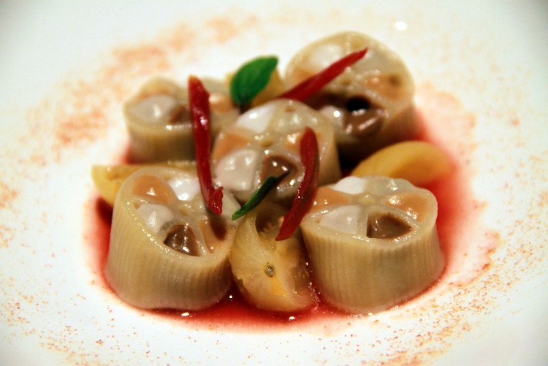 Galleria fotografica






Giorgio Damini, Damini & Affini, Arzignano (Vicenza)

La mia caesar salad - L'idea è sicuramente nata dopo le mie esperienze londinesi, quando ho scoperto come una salsa cambi completamante il gusto dell'insalata. Quindi ho cercato di esaltare tutti gli ingredienti dividendoli uno per uno, senza mescolare nulla, poi un pizzico di macelleria con la carne disidratata al posto del pollo e, dulcis in fundo, il pane di Eugenio Pol









Alessandro Dal Degan, La Tana, Asiago (Vicenza)

Crudo di anatra fiammeggiata, topinambur, foglie di faggio e sorbo dell'uccellatore - E' un piatto che per tonalita amaro-salate e per quelle dei colori è un simbolo della stagione fredda e della monocromia invernale. Un omaggio alla lentezza









Alessio Longhini, Stube Gourmet dell'hotel Europa, Asiago (Vicenza)

Riso carnaroli mantecato alla crema di topinambur, crudo di ricciola, caramello di birra stout, uova di salmone - Piatto che rispecchia le mie esperienze. Raccoglie gusti e consistenze diversi tra loro









Alfio Ghezzi, Locanda Margon, Trento

Non aglio e olio, non cacio e pepe, ma insolito Trentino - Spaghetti Monograno Felicetti, TrentoDoc Ferrari Perlé, Trentingrana e olio extravergine Garda Trentino Dop Uliva... Un piatto che nasce sulla suggestione di Bottura: «...ma siamo proprio sicuri che la tradizione sia rispettosa del territorio?». E che si sviluppa attraverso la tecnica dei due classici, aglio e olio e cacio e pepe, declinati però in chiave trentina









Giuliano Baldessari, Aqua Crua, Barbarano Vicentino (Vicenza)

Mungotto alle capesante, artemisia e argilla - Lo propongo perché offre un punto di vista diverso sul mondo del risotto. Il mungotto è il nome che ho dato al "risotto" fatto con i fagioli mung al posto del riso









Lionello Cera, Antica Osteria Cera, Campagna Lupia (Venezia)

Spaghettino freddo con cavolfiore, champagne rosé, scampo e ostrica - Un piatto che nasce dopo avere cotto il cavolfiore assieme ai gusci delle canocchie. Ho pensato di conferirgli acidità e ho fatto ridurre dello champagne con anice stellato. Poi scampo crudo battuto e un pezzo di ostrica per ricordare il mare in purezza









Nicola Dinato, Feva, Castelfranco Veneto (Treviso)

Risotto al broccolo di Bassano, cannocchie, mandarino, alici - "...with tangerine trees and broccoli skies..". Citiamo, modificandola, una frase del brano Lucy in the Skies with Diamonds, dei Beatles. Proponiamo l'italianità in un primo piatto invernale, che coglie spunti dal territorio limitrofo (il broccolo di Bassano del Grappa, le cannocchie della Laguna di Venezia), ma anche da altrove (i mandarini siciliani, la colatura di alici di Cetara). Il tutto unito da un grande riso, il Principato di Lucedio









Giuseppe D’Aquino, Oseleta, Cavaion Veronese (Verona)

Spaghetti al pomodoro del piennolo, burrata e scorza di limone – Un piatto che nella sua semplicità è diventato il must del ristorante Oseleta. Un piatto per il quale a detta di tanti vale la pena fare il viaggio









Riccardo Gaspari, El Brite de Larieto, Cortina d'Ampezzo (Belluno)

Spaghetto di montagna - Il profumo del bosco sfida la tradizione italiana in un semplice spaghetto aglio e olio









Donato Episcopo, La Corte dell'hotel Villa Abbazia, Follina (Treviso)

Mandorla di Toritto, composta di fichi “paradiso”, spugna all’alloro e gelato moka - Questo dessert nasce da un capriccio di mia mamma che, durante un mio viaggio, decise di mettermi di nascosto, in valigia, un vasetto di fichi secchi. Non so come fece a passare i controlli in aeroporto e comunque quando lo trovai fu una bella sorpresa. Mi ricordo che da ragazzo, quando andavo a casa delle zie o dei nonni, con il caffè offrivano dei fichi secchi con al centro una mandorla e un pezzettino di foglia di alloro (usanza della mia terra, che è il Salento)









Alberto Basso, 3Quarti, Grancona (Vicenza)

Risi e latte, miele, sfere di birra al lampone e ribes - Riso e latte è la tradizione, il cibo povero per eccellenza nelle nostre zone. Siamo partiti quindi da questo e dalla semplicità per sviluppare un dolce inusuale e per certi versi anche un po' estremo. Il riso viene cotto nel latte e mantecato col gorgonzola, per dare un po’ di sapidità, e miele del bosco di Rigoni di Asiago. Lo serviamo con lamponi disidratati, ribes e sfere di birra al lampone









Nicola Portinari, La Peca, Lonigo (Vicenza)

Anguilla in forno di braci con guava e tamarindo - L'anguilla è difficile da affrontare per la clientela a causa della sua grassezza. Quindi la sfida è creare un piatto da consigliare per poi ricevere complimenti e la conseguente voglia di mangiarlo di nuovo. Risulta croccante fuori e morbido dentro, con la guava che con la sua fresca tannicità doma la parte grassa dell'anguilla, mentre il tamarindo addolcisce e rende raffinato e vellutato il suo sapore rustico e leggermente terroso









Leandro Luppi, Vecchia Malcesine, Malcesine (Verona)

Raviolo aperto di spaghetti, lago e zafferano - Un chiaro omaggio al Marchesi del Raviolo aperto e allo Scabin dello spaghetto cotto in sottovuoto. In più, il mio lago









Lorenzo Cogo, El Coq, Marano Vicentino (Vicenza)

Ritorno alla sapidità - Alice sotto sale, rapa, dragoncello, kiwi fermentato, petali di carciofo e umibudo









Piergiorgio Siviero, Lazzaro 1915, Pontelongo (Padova)

Scam-pato verso i colli – Uno scampo di Chioggia tostato in saor, noce salata e tarassaco, chips di topinambur. Risalendo dalle valli di Chioggia lungo il Bacchiglione, il percorso tra storia e identità del mio territorio









Massimiliano Alajmo, Le Calandre, Rubano (Padova)

Mozzarella di mandorle - Una finta mozzarella di pasta cotta di zucchero, miele e albume soffiato come uno zucchero filato, senza l’utilizzo di coloranti o altri elementi artificiali. La ricostruzione olfattiva del piatto rimanda a una vera mozzarella per la presenza dell’acqua, dell’olio extra vergine di oliva, dell’origano e dei canditi vegetali. Ironia e immaginazione per travestire la mandorla e proiettarla in un’altra dimensione, per far riscoprire in pochi istanti una sensazione lattico-tattile-olfattiva e visiva in un dolce che non contiene nemmeno una goccia di latte – foto Bob Noto









Pierchristian Zanotto, Gambrinus, San Polo di Piave (Treviso)

Gamblù – E’ il nostro "blu" vegetale affinato in bacche di uva rabosa bio, sedano rapa e pane al pepe rosa. Seguendo il nostro percorso di cucina etica e responsabile, senza rinunciare alla golosità dei grandi formaggi









Oliver Piras e Alessandra del Favero, Aga dell'hotel Villa Trieste, San Vito di Cadore (Belluno)

Linguine, mirtilli, luppolo e salsiccia di manzo cruda - Abbiamo ricreato con due varietà di mirtilli diverse lo stesso ph del pomodoro e il condimento ricorda il classico sugo alla campidanese delle mie zone d'origine









Fabrizia Meroi, Laite, Sappada (Belluno)

Piatto del Piave - Salmerino leggermente marinato, yogurt alla camomilla di fiume, salsa di patate dolci e olio al crescione, meringhe all'alga spirulina e caramella effervescente.
Il piatto è dedicato al fiume che nasce a Sappada. Nel 2015 ricorreva inoltre il centenario della Prima Guerra Mondiale, evento storico che ha visto protagonista proprio il Piave









Corrado Fasolato, Spinachile Resort, Schio (Vicenza)

Filetto di Triglia con iceberg di ortaggi invernali e moka ai germogli di bosco - È una triglia cotta a bassa temperatura e poi messa su degli iceberg di ortaggi (frullati di verdure sifonati a -40°) e un brodo denso di gallina. Il tutto va irrorato con un’estratto di germogli di piante di bosco profumato con riccioli freschi di legno di castagno. Il calore scioglie gli iceberg e il tutto si trasforma quasi in un passato di verdure









Andrea Stella, Dalla Libera, Sernaglia della Battaglia (Treviso)

Gnocchi di patate soffiati con acciuga di Cetara e puntarelle - Già mia zia Libera circa cinquant'anni preparava ottimi gnocchi; così io ho deciso di riproporli in forma e consistenze nuove. Vengono soffiati in forno, mentre la base viene realizzata con l'acciuga di Cetara che per sua caratteristica è meno salata delle altre. La croccantezza viene data dalle puntarelle









Michele Cella, Basilico Tredici, Treviso

Riso, carbone, baccalà e “saor” - Sono particolarmente legato a questo piatto in quanto è stato premiato come miglior ricetta alla sesta edizione del Festival Triveneto del Baccalà - Trofeo Tagliapietra, vincendo così la manifestazione gastronomica itinerante che quest'anno ha raccolto 28 ristoranti tra Veneto, Friuli Venezia Giulia e Trentino Alto Adige e che rappresenta l’evento simbolo ed esemplare della passione per il baccalà in cui gli chef e le loro brigate si sfidano per ideare “la migliore ricetta innovativa”. Sono particolarmente legato a questo piatto anche perché rappresenta in pieno il mio concetto di cucina, in quanto ci sono prodotti che amo del mio territorio. Rispecchia la mia chiave di lettura della tradizione – foto Tobia Berti









Francesco Brutto, Undicesimo Vineria, Treviso

Riso acido - Si tratta semplicemente di un riso cotto nel succo di melograno fermentato e poi condito con tre polveri: di frutti di bosco, di karkadè e di buccia di chulo key lime bruciato. La cosa interessante per me sono le diverse acidità che lo compongono, nettamente differenti, e tutte riconoscibili: dall'acido-dolce del melograno, all'acido-amaro della polvere di limone. Gli ingredienti sono tutti autoprodotti: il limone è una piantina che mi è stata regalata da un amico di ritorno dalla Florida e che ora sta nel giardino del ristorante; i frutti di bosco sono stati raccolti quest'estate a casa mia, dove mia mamma ha coltivato anche un paio di piante di karkadè; i melograni vengono dal giardino di un nostro cameriere









Alessandro Intini, Nidaba, Montebelluna (Treviso)

Verdure alla griglia, purea di zucca e miso, gel al sakè, cavolo nero, spinacio fritto - Non c'è niente di più semplice del nutrirsi della terra, non c’è niente di più difficile del nutrirsi di essa






