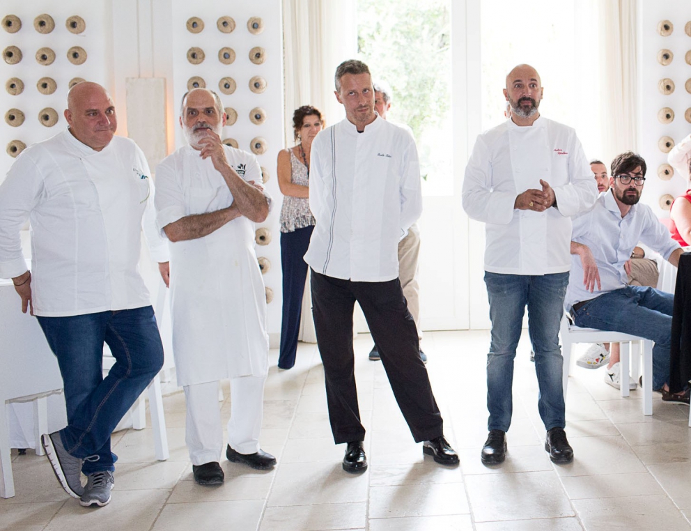 Galleria fotografica






Baccalà Giraldo, patate di Nardò e olive Leccine di Andrea Ribaldone









Cialledda, ventresca di tonno rosso Balfegò con quintessenza prima di origano di Domenico Schingaro









Sedanino di grano arso con crema di peperoni gialli, salsiccia a punta di coltello di Altamura croccante e ricotta leggermente acidula di Pietro Zito









Ricciola candita, insalata di ceci, limoni e olive di Paolo Rota









Finto hamburger di agnello Varvara, alici, salsa all'olio di oliva monocultivar coratina Muraglia e agrumi di Cristina Bowerman









Saltimbocca alla Martina Franca style, by Combal.Zero di Davide Scabin









Da Sud a Oriente di Corrado Assenza






