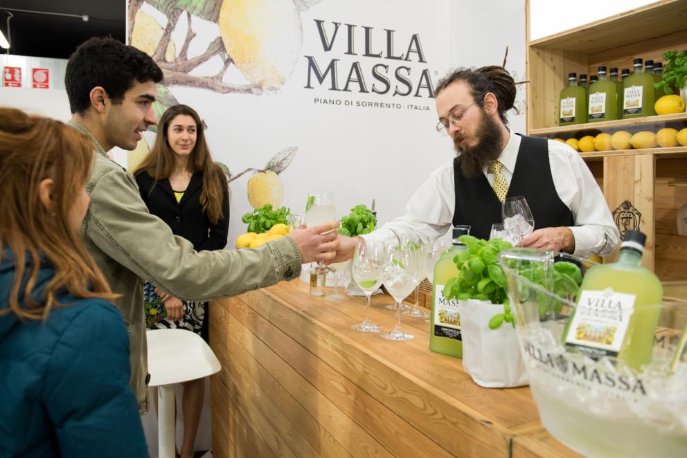 Galleria fotografica






Dispensa

Dispensa – Generi Alimentari & Generi Umani è il magazine italiano indipendente e da collezione dedicato al cibo, creato da Martina Liverani. In Dispensa le storie dei generi alimentari si intersecano a quelle dei generi umani dando vita a originali racconti fatti di parole e immagini. Un progetto controcorrente che in epoca digitale, grazie alla bellezza tattile di un prodotto editoriale antico, invita il lettore a riprendersi il tempo da dedicare alle cose belle. «Non potevamo mancare a questo grande evento, è un’occasione imperdibile non solo a livello di contatti ma anche perché ci offre una full immersion tra le eccellenze della gastronomia»









Italia Squisita 

ItaliaSquisita è il network b2b di riferimento per chi ama la ristorazione e l’accoglienza di alta gamma. Non è voluta mancare all'appuntamento con Identità Milano 2017









James 1599 

Debutto avventuroso nell'alta cucina a Identità Golose del brand James 1599. L'equipaggio, che muove i suoi passi dall'antica Compagnia Inglese delle Indie Orientali, ha portato in scena le sue spezie, i suoi sali dal mondo e le erbe aromatiche. Prodotti di alta qualità, attentamente ricercati e con un packaging all'altezza delle aspettative. Polveri impalpabili, semi aromatici, erbe disidratate, gemme marine e vulcaniche, magnifici pepi e non solo sono stati annusati e assaporati durante il congresso, assieme a golose frolle aromatizzate con la miscela di curry dolce She's My Curry creata ad hoc









Joaquin 

Per la prima volta a Identità Milano, l’azienda vitivinicola irpina Joaquin ha presentato il progetto Joaquin Dall’Isola, che le ha permesso di salvare i pochissimi quintali di uva dell’isola di Capri, prodotti da piccoli vigneti coltivati a varietà Greco, Falanghina, Biancolella, e quella che dai contadini del posto è chiamata “Ciunchesa”. Da Capri, nel 2009, sono state prodotte circa 800 Magnum, mentre nel 2010 sono state realizzate circa 2000 bottiglie. A queste si aggiunge il Vino Rosato 2012, da uve Guarnaccia e Piedirosso, un piccolo gioiello enologico di sole 68 bottiglie









Kai 

Durante tutto il congresso allo spazio espositivo di Coltelleria Kai abbiamo fatto un viaggio in Oriente con sfilettature del pesce con tecnica giapponese, decorazioni con verdure e confezionamenti di sushi e sashimi









Koppert Cress

 Koppert Cress è costantemente alla ricerca di ingredienti naturali innovativi, che permettano agli chef di aumentare il gusto e l’aroma dei loro piatti e di migliorarne la presentazione. «Siamo produttori di colori e gli chef sono i nostri pittori» ci ha spiegato Enrico Zallot. Una vasta rete internazionale di biologi, di esperti nel settore dei vegetali e di gastronomi fornisce un flusso continuo di prodotti, che soddisfa i requisiti culinari sempre più elevati di ristoranti sparsi ovunque nel mondo









Longino & Cardenal

Longino & Cardenal continua il percorso alla base del suo successo: la costante ricerca di cibi rari e preziosi. E' stato accompagnato da due nuovi partner: Pariani, un’azienda piemontese nata come produttrice di Olio di Nocciola, e Tartuflanghe, insignita da anni del titolo “Eccellenza Artigiana” dalla Regione Piemonte. Lo stand ha visto la presenza dello chef basco Senèn González che ha deliziato i visitatori proponendo le innovative lamine di patata disidratata e bacon ripiene di tuorlo d’uovo. All’interno della Longino Vip Lounge, chef e visitatori della manifestazione hanno potuto apprezzare alcuni finger food realizzati dalle giovani e sapienti mani del company chef aziendale, rigorosamente con prodotti commercializzati da Longino & Cardenal. Anche Andrea Larossa, chef del ristorante Larossa ad Alba, ha presentato una versione finger dei suoi piatti a base di prodotti Tartuflanghe. E ancora: plancton marino Veta La Palma; pane Triticum che ha nobilitato il pane precotto e surgelato; i fiori e le erbe eduli dell’azienda alto-atesina Alpin Herbs; il tonno rosso del mediterraneo Balfegò, il baccalà dissalato Giraldo e, non da ultimo, il gambero rosso di Mazara del Vallo di Don Gambero









Macelleria Zivieri e Zivieri Tartufi

In linea con il tema del congresso, Macelleria Zivieri Massimo e Zivieri Tartufi hanno animato il proprio stand con il meglio della loro produzione. Battute al coltello di bovino e cervo affiancate dal tartufo nero pregiato, toast con prosciutto cotto di Mora Romagnola, crostini con patè fegato di pollo allevato a terra e funghi galletti, degustazioni di salame Montanaro di Mora Romagnola recentemente nominato il miglior salame in Italia, tagliata di capriolo e mini hamburger di selvaggina con tartufo bianchetto. Valore delle aziende protagoniste è l'attenzione verso prodotti naturali, a completa disposizione di una ristorazione attenta e scrupolosa, secondo filiere di produzione uniche in Italia









Manicardi 

Manicardi ha portato a Identità Milano due eccellenze enogastronomiche dell’Emilia Romagna: Lambrusco e Aceto Balsamico di Modena. In degustazione: Lambrusco Grasparossa di Castelvetro DOC “Vigna Cà del Fiore”, Spumante Brut Rosè “Fabula”, Aceto Balsamico Tradizionale di Modena DOP Extra Vecchio, Aceto Balsamico di Modena IGP “Nero Elisir”, Aceto Balsamico di Modena IGP “Nero Elisir Gold” e Aceto Balsamico di Modena IGP “5 Scudi”.









Masseria Schinosa

Nella Masseria Schinosa da oltre trecento anni si fa olio extravergine di oliva con amore per la terra e per gli oltre 28.000 secolari olivi pugliesi. Gli oliveti sono condotti con le più moderne tecniche colturali e nella produzione del loro olio extra vergine di oliva si incontrano e si fondono tradizione e innovazione









Mealitaly

Mealitaly e Tesoritalia nascono per promuovere e tutelare le eccellenze tipiche del territorio italiano grazie all’alta qualità della produzione stessa. Lavorando in aree DOP e IGP, come il Parco Nazionale del Vesuvio, la Penisola Sorrentina, le Colline Salernitane e il Cilento, per ciascuna referenza è stato redatto un "disciplinare di produzione interno", elevando gli standard qualitativi a livelli altissimi sia sul mercato italiano che estero. Ogni prodotto è controllato in ogni sua fase di produzione e lavorazione, partendo dalla coltivazione diretta delle materie prime sino al packaging finale









Mepra

Mepra nasce nel 1946 dalla trasformazione dell’azienda della famiglia Prandelli che, a cavallo delle due guerre, produce materiale bellico. L’indirizzo scelto dall’azienda per la propria produzione, privilegia la qualità e non la quantità: l’alluminio, utilizzato fino ad allora, viene immediatamente sostituito dall’ottone cromato, materiale di qualità superiore. Mepra continua a produrre tutti i suoi articoli in Italia, ed è presente oggi negli ambienti più esclusivi e rinomati del mondo, dagli hotel di lusso alle compagnie di crociera e aeree









Mielizia

Nel corso delle tre giornate Mielizia ha effettuato presso il proprio spazio espositivo a Identità Milano degustazioni dei loro mieli italiani millefiori e monoflora e altri prodotti apistici, anche in accompagnamento a formaggi, per conoscere meglio i prodotti della gamma e far apprezzare la varietà del miele italiano, suggerendo insoliti abbinamenti gastronomici









Niko Formazione

Un percorso di formazione unico in Italia, dalla partnership con l'Università degli Studi di Scienze Gastronomiche di Pollenzo alla full immersion in Casadonna Reale, al progetto Spazio, ristorante-laboratorio dove convertire la pratica didattica in lavoro nell'ottica della ricerca









Olitalia

Olitalia a Identità Milano ha presentato le sue eccellenze della linea Gourmet: gli Extravergini Regionali, le Monocultivar, l’Aceto Balsamico di Modena, e Frienn, l’innovativo olio di girasole altoleico per una frittura sana e leggera. L’azienda è specializzata da più di 30 anni nella produzione di oli e aceti ed è presente in oltre 120 paesi nel mondo









Open Blue Global Services

Nello spazio espositivo di Open Blue Global Services abbiamo degustato pesce cobia in tre ricette dello chef Omar Allievi: Cobia affumicato con mele, melanzane, crunchy di pane alla segale e robiola allo yuzu, Cobia marinato al miso con salsa di arance e cicoria e Tiradito di cobia con choclo e camote. Inoltre con Samsung Oculus, un’esperienza di realtà virtuale a 360 gradi, tutti i visitatori hanno potuto immergersi in un viaggio di due minuti e mezzo nell’impianto aziendale a Panama, una vista in elicottero a 12 km dalla costa per visitare le gabbie e scoprire come viene allevato il pesce cobia









Pastificio dei Campi

Per Pastificio dei Campi due chef hanno preparato una ricetta da offrire ai visitatori presso lo spazio espositivo dell’azienda: Christoph Bob del ristorante Refettorio Monastero Santa Rosa ha proposto Pasta dei Campi con peperoni, Mezzi occhi di lupo alla genovese con ali di razza e carciofi di Schito; Andrea Napolitano del ristorante Il Bikini di Vico Equense un Mischiato delicato con polipetti alla luciana, patate affumicate e spaghetti di mare









Pedrazzoli Salumificio

Pedrazzoli, salumificio mantovano nato nel 1950, oggi leader nella produzione di salumi bio, ha esordito a Identità Milano presentando la sua linea di salumi gourmet extra-selezionati Q+. Dedicata a chi ricerca l’eccellenza, Q+ è una collezione di prodotti esclusivi a produzione limitata e si caratterizza per l’estrema artigianalità che si ricollega a un’atavica tradizione norcina valorizzata da un packaging moderno ed essenziale. Si tratta di salumi numerati che consentono di tracciare tutto il ciclo di vita del prodotto. Un omaggio sensoriale e un gusto inconfondibile che nasce dalla ricerca della massima qualità del prodotto e del sapore più genuino









Piccolo Brite

Durante le tre giornate abbiamo potuto assaggiare gli speciali prodotti che provengono dal caseificio Piccolo Brite: formaggio di alpeggio e latteria, formaggio di malga e speck, prodotti che conservano intatto tutto il sapore delle Alpi, affinati, secondo un procedimento naturale, nei locali del caseificio affacciato su Cortina nella frazione di Alverà. Presente allo stand anche il mastro casaro che ha spiegato i vari procedimenti della fase di produzione









PRI.MA

PRI.MA. (fusione delle parole "prima" e “materia"), è una start-up nata in Puglia nel 2015 su iniziativa di un pastry chef e di un imprenditore del settore erboristico-salutistico. Dall'incontro di queste due esperienze prendono vita le 31 essenze della linea PRI.MA., risultato di un innovativo processo di estrazione dagli oli essenziali di frutti, fiori, spezie e piante officinali. Pepe, lime, cannella, zenzero sono solo alcune delle loro essenze con cui sperimentare in cucina. Tre le parole chiave di questa nuova linea: innovazione, riferita alla tecnica estrattiva, continua e circolatoria, per perfetti distillati di gusto; benessere, perché PRI.MA. contiene solo le virtù naturali degli alimenti; e qualità delle preparazioni, grazie all'alta volatilità della profumazione dei suoi oli essenziali e alla loro contemporanea stabilità in cottura che lascia intatti gusto e salubrità









Riso Zaccaria

Abbiamo fatto un lungo viaggio nella storia e nella cultura del riso con Zaccaria, che ci ha presentato più di venti tipologie di riso: biologiche, di Baraggia Dop, integrali e non. Tutte prodotte con estrema cura e nel pieno rispetto dell'ambiente. Zaccaria produce anche Gallette di riso e farine di riso monocultivar. Tutto è integralmente prodotto nelle risaie e negli impianti aziendali a Salussola, in provincia di Biella, in uno dei territori più particolari e unici al mondo per la coltivazione del riso, la Baraggia









RoboQbo

RoboQbo ha presentato al congresso con cooking show di Viviana Varese le applicazioni in gastronomia e pasticceria di Qbo Universal Processing System nella versione 4. Una singola unità Qbo-4 è in grado di cuocere, raffreddare, concentrare, raffinare e lavorare in sottovuoto qualsiasi prodotto alimentare. Oggi è disponibile con un ampio display touchscreen da 10,1” oltre a un'interfaccia user friendly con funzioni avanzate di controllo del processo produttivo e di sanificazione









Selecta

Anche quest'anno in occasione del congresso Selecta ha accolto presso il proprio stand tutti i suoi ospiti per presentare, attraverso degustazioni e approfondimenti, le principali novità che hanno arricchito una selezione di specialità gastronomiche: prodotti ittici della Porto Santo Spirito, Acqua di mare Mediterranea, Ostriche Cadoret, Baccalà tradizionale Rafols, salmone scozzese Loch Fyne, Culatello di Zibello Dop e salumi tradizionali del Podere Cadassa, Foie Gras Rougié, specialità casearia della pregiata selezione Formaggi.it e formaggi francesi del noto affinatore Hervé Mons, una ricca selezione di Grand Crus di cioccolato Valrhona, tartellette dolci e salate, coni e cestini de La Rose Noire, puree di frutta Ravifruit e infine la pregiatissima carne wagyu giapponese









Sommariva Tradizione Agricola

Il frantoio Sommariva, la cui attività è aperta al pubblico, produce da oltre 100 anni olio extravergine d'oliva da olive della varietà Taggiasca, Pignola, Merlina e Colombaia, coltivate nell'azienda agricola di famiglia. Nell'azienda agricola, a conduzione biologica dal 1972, si producono inoltre basilico, rucola, carciofi e pomodori che, nel laboratorio di famiglia, sono trasformati in ottimo pesto genovese con basilico DOP, olive in salamoia, varie salse e conserve









Sosa

L'azienda catalana, leader nella realizzazione di ingredienti per la ristorazione e la pasticceria, è tornata a Identità Milano per presentare i suoi prodotti durante i tre giorni di congresso. La società, nata nel 1967, si è sviluppata nel tempo sino a divenire punto di riferimento internazionale per la produzione di una vastissima gamma di prodotti: frutta secca, frutta disidratata, texturizzanti, estratti vegetali naturali, oli essenziali e molto altro ancora. Tecnologia, ricerca e innovazione consentono all'azienda di ampliare e perfezionare costantemente le linee di prodotto, per rispondere a qualsiasi richiesta di chef e pasticceri









Soul Salad

Soul Salad, il programma radiofonico ideato e condotto dal giornalista e speaker radiofonico Francesco Seminara, coniuga eccellenze enogastronomiche, intrattenimento e soul music. Il programma è approdato a Identità Milano con una postazione esclusiva nella quale si sono svolte interviste agli chef, incontri con produttori vitivinicoli e imprenditori, e focus sui partner della manifestazione









Spirito Contadino

In perfetta sintesi tra storia e cultura, Spirito Contadino ci ha guidati alla scoperta di esperienze sensoriali che svelano un territorio che ha fatto della qualità di vita il suo biglietto da visita, recuperando tradizioni e sapori di una volta. Una sosta speciale del viaggio è stata dedicata all’incontro con lo chef Felice Lo Basso, che con raffinatezza e stile ha preparato prelibatezze con i tesori gastronomici del territorio pugliese, per regalare il piacere di gustare sapori tipici della tradizione e della cultura mediterranea









T&C Tartufi

Portare i profumi e i sapori del tartufo in tavola per tutto l’anno è l’obiettivo di T&C Tentazioni, storica azienda di Acqualagna, capitale del tartufo nella provincia di Pesaro Urbino. Un’offerta unica ideale per la dispensa di tutti gli chef: crema di tartufo estivo, tartufata bianca, salsa di zucca e tartufo bianco, tartufo nero e tartufo bianchetto









Trota oro

Fondata dalla famiglia Leonardi nel 1988, Trota Oro per la prima volta a Identità Milano ha offerto degustazioni di prodotti di itticoltura di montagna allevati nelle fredde e limpide acque delle Dolomiti: salmerino alpino affumicato, trota affumicata, uova di trota, i prodotti marinati e l’ultimo prodotto nato, il Lingotto delle Dolomiti









Tutte le Spezie del Mondo

“Le spezie sono il viaggio” ci ha spiegato Francesca Giorgetti di Tutte le Spezie del Mondo che ci ha fatto scoprire nell'Area Dispensa i suoi gioielli di spezie e tè. I più amati dagli chef sono i neo nati fiori eduli disidratati, molto versatili, sono decorativi, aromatici e tintorei









Università degli Studi di Pollenzo

Per la prima volta l’Università degli studi di Scienze Gastronomiche di Pollenzo ha partecipato a Identità Milano. Gli studenti, italiani e stranieri, hanno messo a frutto quanto hanno imparato in alcuni corsi intervistando chef e produttori, scattando foto e filmando attività con l’occhio curioso e critico dei futuri gastronomi









Unox Forni

Unox ha presentato a Identità Milano CHEFTOP MIND.Maps™, la nuova linea di forni professionali. Grazie alla tecnologia IoT, con CHEFTOP MIND.Maps™ PLUS si ha un controllo totale della cottura nella massima libertà creativa: per impostare il forno non serve digitare dati, con una speciale penna è sufficiente disegnare sullo schermo la temperatura di cottura desiderata e il gioco è fatto!









Upstream

Upstream ha proposto in degustazione il salmone affumicato delle Isole Faroe accanto a due novità: le uova di salmone e il PURO, ossia il salmone fresco. Lo chef Paco Zanobini del ristorante Locanda Mariella di Fragno (PR), ha cucinato degli assaggi sfiziosi con tutta la linea Upstream









Vegal

Per il primo anno a Identità Milano, Vegal ci ha portato sulla luna con il progetto “Razzo” realizzato per lo chef Igles Corelli. L’azienda Vegal produce in tutta Italia: il Razzo è stato creato da un artigiano di Pisa, i piatti in vetro sono prodotti da un’azienda artigianale siciliana e i menu in pelle da una pelletteria di Firenze






