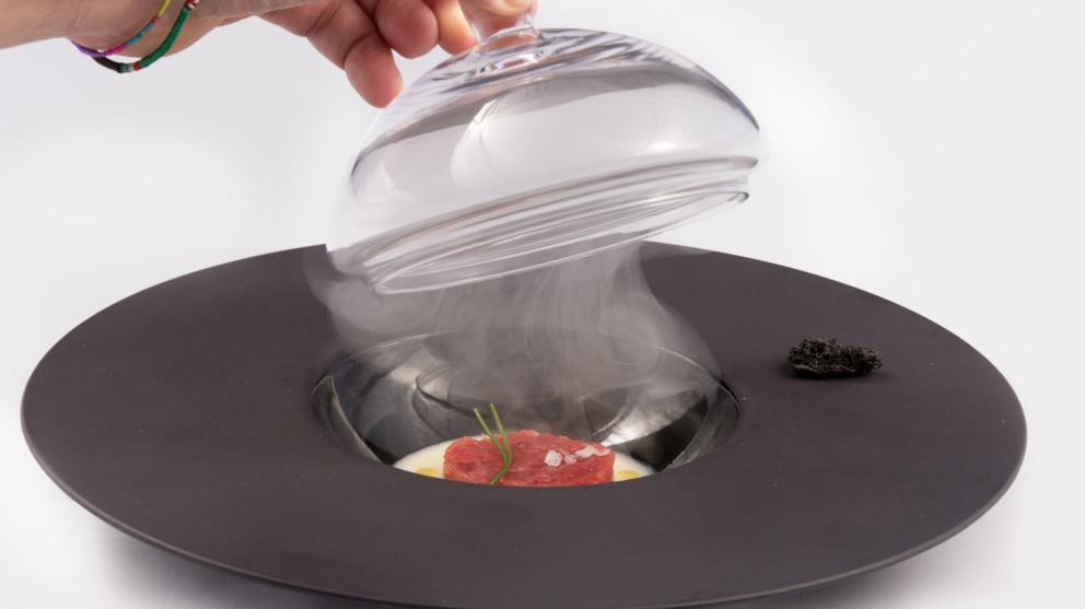 Galleria fotografica






Di grande complessità il Crudo di gambero rosso con stracciatella di burrata al pepe nero e centrifuga di pomodoro datterino al basilico, caviale di storione e polpa di ricci, sferzante, tonico, di mare in tempesta e di terra feconda. Da non perdere per alternanza di tendenze dolci, acidità eterogenee, speziatura e sapidità






