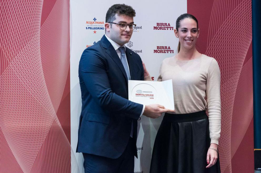 Galleria fotografica






Giovane famiglia. Angelo Cremonini di Olitalia premia Valeria Piccini, Andrea e Maurizio Menichetti, Da Caino - Montemerano (Grosseto)









Sorpresa dell’anno. Anna Maschio di Bonaventura Maschio premia Federico La Paglia di Sikélaia – Milano 









Il miglior cestino del pane: Piero Gabrieli, responsabile marketing di Molino Quaglia premia Francesco Apreda con Simona Piga , pasticciera e responsabile dei lievitati, Imàgo dell’hotel Hassler – Roma 









Il miglior chef pasticciere: Igor Maiellano, direttore vendite di Valrhona, premia Ascanio Brozzetti de Le Calandre – Rubano (Padova)









Il miglior chef straniero. Sara Peirone, Top Gastronomy Manager Gruppo Lavazza premia Oriol Castro, Mateu Casañas e Eduard Xatruch di Disfrutar – Barcellona









Il miglior sous-chef. Elena Bacchini, direttore marketing Divine Creazioni-Surgital premia Davide Di Fabio e Takahiko Kondo, Osteria Francescana – Modena









Il miglior food writer. Alessandro Guidi e Cristina Franceschetti premiano Annalisa Zordan del Gambero Rosso






