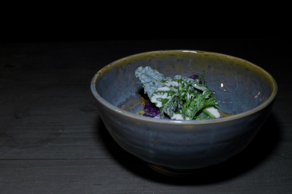 Galleria fotografica






Sandwich di ragusano









Insalata liquida, crema di avocado e pistacchio









Finta lisca di alici con burro affumicato









Polpettina di baccalà, maionese agli agrumi e ravanello









Pomodori e bottarga









Carpaccio di aguglia imperiale, limone fermentato, sale, erbe dell'orto e salmoriglio









Ceviche di ricciola, verdure marinate, cipolla, pala di fico d'India, cetriolo, ricotta affumicata









Uovo e tenerumi: uovo bt, tenerumi in ogni declinazione (il gambo, le parti interne saltate in padella, quelle esterne frullate in una crema), fiori di zucchina fritti, grano soffiato, fonduta di pecorino siciliano









Tagliolini di pasta fresca, pistacchio, arancia e bottarga di tonno. la pasta è fatto con farina di Timilia









Risotto Carnaroli mantecato con la tuma persa, ragù di salsiccia di Palazzolo Acreide, limone, jus vegetale (cipollotto al bbq e trattato come fosse un fondo di manzo)






