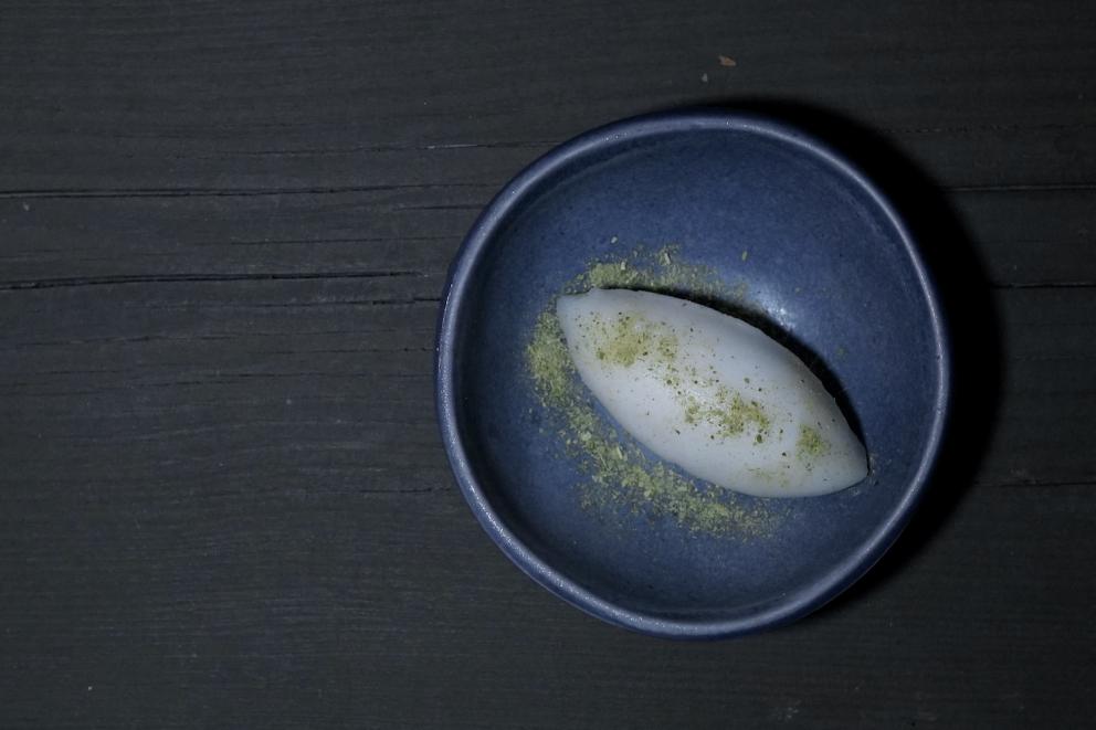 Galleria fotografica






Sandwich di ragusano









Insalata liquida, crema di avocado e pistacchio









Finta lisca di alici con burro affumicato









Polpettina di baccalà, maionese agli agrumi e ravanello









Pomodori e bottarga









Carpaccio di aguglia imperiale, limone fermentato, sale, erbe dell'orto e salmoriglio









Ceviche di ricciola, verdure marinate, cipolla, pala di fico d'India, cetriolo, ricotta affumicata









Uovo e tenerumi: uovo bt, tenerumi in ogni declinazione (il gambo, le parti interne saltate in padella, quelle esterne frullate in una crema), fiori di zucchina fritti, grano soffiato, fonduta di pecorino siciliano









Tagliolini di pasta fresca, pistacchio, arancia e bottarga di tonno. la pasta è fatto con farina di Timilia









Risotto Carnaroli mantecato con la tuma persa, ragù di salsiccia di Palazzolo Acreide, limone, jus vegetale (cipollotto al bbq e trattato come fosse un fondo di manzo)









Orto: verdure varie cotte e crude (cavolo di Rosolini, catalogna, acetosella, tenerumi...) in minestra dei loro scarti, fonduta di tuma persa, gel di limone









Calamaro alla brace, peperone rosso al bbq, purea di patata agrumata, fondo e pil pil di calamaro









Pancia di maialino nero dei Nebrodi cotta al forno, melanzana laccata col suo fondo, formaggio ficu, albicocca caramellata






