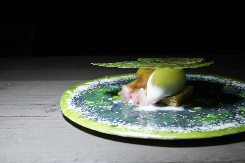 Galleria fotografica






Sandwich di ragusano









Insalata liquida, crema di avocado e pistacchio









Finta lisca di alici con burro affumicato









Polpettina di baccalà, maionese agli agrumi e ravanello









Pomodori e bottarga









Carpaccio di aguglia imperiale, limone fermentato, sale, erbe dell'orto e salmoriglio









Ceviche di ricciola, verdure marinate, cipolla, pala di fico d'India, cetriolo, ricotta affumicata









Uovo e tenerumi: uovo bt, tenerumi in ogni declinazione (il gambo, le parti interne saltate in padella, quelle esterne frullate in una crema), fiori di zucchina fritti, grano soffiato, fonduta di pecorino siciliano









Tagliolini di pasta fresca, pistacchio, arancia e bottarga di tonno. la pasta è fatto con farina di Timilia









Risotto Carnaroli mantecato con la tuma persa, ragù di salsiccia di Palazzolo Acreide, limone, jus vegetale (cipollotto al bbq e trattato come fosse un fondo di manzo)









Orto: verdure varie cotte e crude (cavolo di Rosolini, catalogna, acetosella, tenerumi...) in minestra dei loro scarti, fonduta di tuma persa, gel di limone









Calamaro alla brace, peperone rosso al bbq, purea di patata agrumata, fondo e pil pil di calamaro









Pancia di maialino nero dei Nebrodi cotta al forno, melanzana laccata col suo fondo, formaggio ficu, albicocca caramellata









Sorbetto di limone, timo e manna






