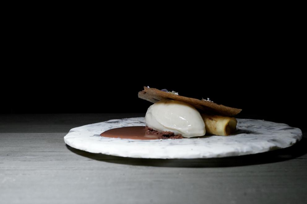 Galleria fotografica






Sandwich di ragusano









Insalata liquida, crema di avocado e pistacchio









Finta lisca di alici con burro affumicato









Polpettina di baccalà, maionese agli agrumi e ravanello









Pomodori e bottarga









Carpaccio di aguglia imperiale, limone fermentato, sale, erbe dell'orto e salmoriglio









Ceviche di ricciola, verdure marinate, cipolla, pala di fico d'India, cetriolo, ricotta affumicata









Uovo e tenerumi: uovo bt, tenerumi in ogni declinazione (il gambo, le parti interne saltate in padella, quelle esterne frullate in una crema), fiori di zucchina fritti, grano soffiato, fonduta di pecorino siciliano









Tagliolini di pasta fresca, pistacchio, arancia e bottarga di tonno. la pasta è fatto con farina di Timilia









Risotto Carnaroli mantecato con la tuma persa, ragù di salsiccia di Palazzolo Acreide, limone, jus vegetale (cipollotto al bbq e trattato come fosse un fondo di manzo)









Orto: verdure varie cotte e crude (cavolo di Rosolini, catalogna, acetosella, tenerumi...) in minestra dei loro scarti, fonduta di tuma persa, gel di limone









Calamaro alla brace, peperone rosso al bbq, purea di patata agrumata, fondo e pil pil di calamaro









Pancia di maialino nero dei Nebrodi cotta al forno, melanzana laccata col suo fondo, formaggio ficu, albicocca caramellata









Sorbetto di limone, timo e manna









Mandorle, pesca e foglie di fico: financier alla mandorla, sorbetto di mandorla, pesca al naturale, foglia di fico caramellata, olio alle foglie di fico






