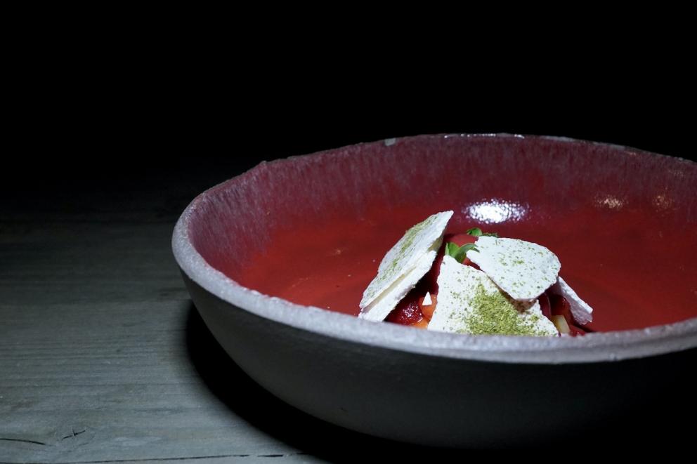 Galleria fotografica






Sandwich di ragusano









Insalata liquida, crema di avocado e pistacchio









Finta lisca di alici con burro affumicato









Polpettina di baccalà, maionese agli agrumi e ravanello









Pomodori e bottarga









Carpaccio di aguglia imperiale, limone fermentato, sale, erbe dell'orto e salmoriglio









Ceviche di ricciola, verdure marinate, cipolla, pala di fico d'India, cetriolo, ricotta affumicata









Uovo e tenerumi: uovo bt, tenerumi in ogni declinazione (il gambo, le parti interne saltate in padella, quelle esterne frullate in una crema), fiori di zucchina fritti, grano soffiato, fonduta di pecorino siciliano









Tagliolini di pasta fresca, pistacchio, arancia e bottarga di tonno. la pasta è fatto con farina di Timilia









Risotto Carnaroli mantecato con la tuma persa, ragù di salsiccia di Palazzolo Acreide, limone, jus vegetale (cipollotto al bbq e trattato come fosse un fondo di manzo)









Orto: verdure varie cotte e crude (cavolo di Rosolini, catalogna, acetosella, tenerumi...) in minestra dei loro scarti, fonduta di tuma persa, gel di limone









Calamaro alla brace, peperone rosso al bbq, purea di patata agrumata, fondo e pil pil di calamaro









Pancia di maialino nero dei Nebrodi cotta al forno, melanzana laccata col suo fondo, formaggio ficu, albicocca caramellata









Sorbetto di limone, timo e manna









Mandorle, pesca e foglie di fico: financier alla mandorla, sorbetto di mandorla, pesca al naturale, foglia di fico caramellata, olio alle foglie di fico









Melanzana, cioccolato, carrube: gelato di melanzana cotta al bbq, cremoso di cioccolato, chips di melanzana e salsa di carrube






