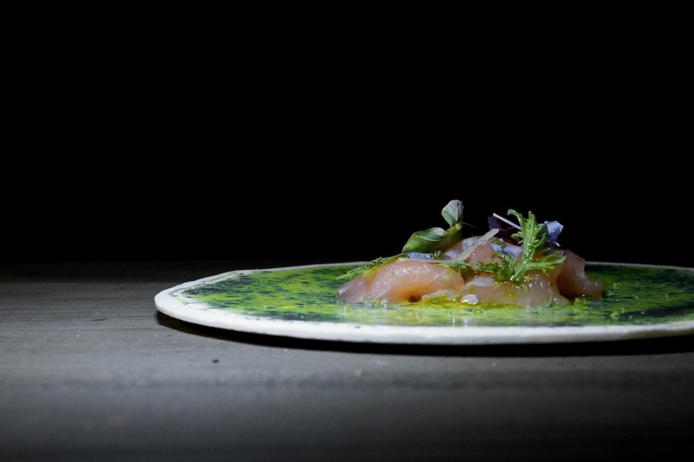 Galleria fotografica






Sandwich di ragusano









Insalata liquida, crema di avocado e pistacchio









Finta lisca di alici con burro affumicato









Polpettina di baccalà, maionese agli agrumi e ravanello









Pomodori e bottarga






