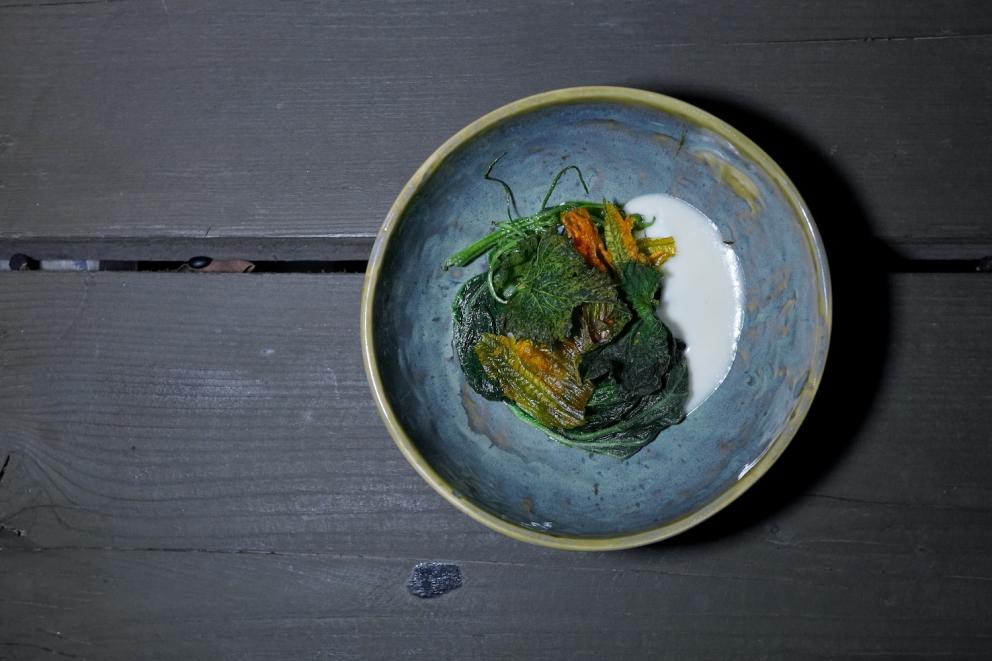 Galleria fotografica






Sandwich di ragusano









Insalata liquida, crema di avocado e pistacchio









Finta lisca di alici con burro affumicato









Polpettina di baccalà, maionese agli agrumi e ravanello









Pomodori e bottarga









Carpaccio di aguglia imperiale, limone fermentato, sale, erbe dell'orto e salmoriglio









Ceviche di ricciola, verdure marinate, cipolla, pala di fico d'India, cetriolo, ricotta affumicata






