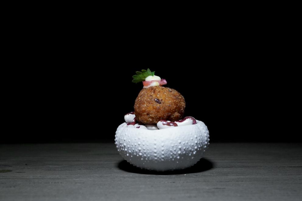 Galleria fotografica






Sandwich di ragusano









Insalata liquida, crema di avocado e pistacchio









Finta lisca di alici con burro affumicato






