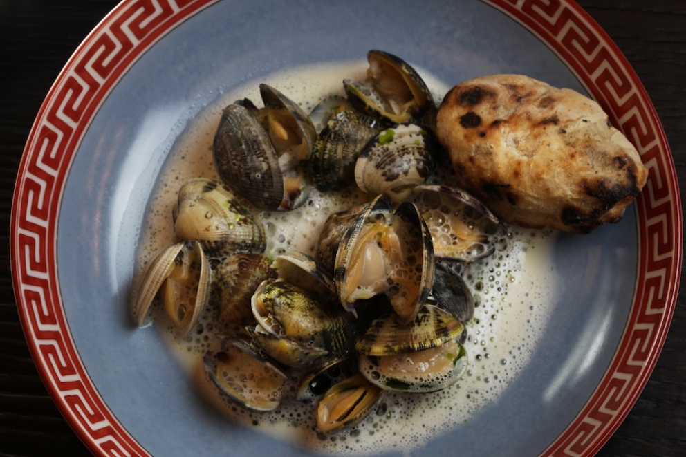 Galleria fotografica






Alcune immagini della straordinaria cena preparata da Jock Zonfrillo al Bulgari di Milano. Qui due appetizer, Gambero rosso e prugne di Davidson e Nuvole di canguro









Cavolo rapa sottaceto e pepe dorrigo, Lilli Pilly e baccusia






