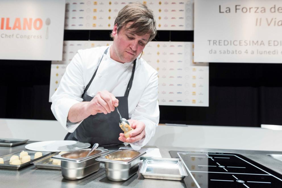 Galleria fotografica






Al Caffè Sicilia di Noto la connessione fra ostrica e fragola, salsedine e fruttosio, è pratica quotidiana, gesto consueto da sempre. Sicuramente da prima che Adrià canonizzasse la simbiosi fra dolce e salato. Perché il pasticciere resiliente Corrado Assenza fa come fa la natura, che unisce, non separa, e trasforma. Viaggio di sola andata in due tappe: Candido, colorato e profumato e Senza tempo, senza spazio














Candido, colorato e profumato









Senza tempo, senza spazio









Classe 1991, cuoca dolce da due stelle Michelin al Moments del Mandarin Oriental Hotel di Barcellona e un posto di diritto nella classifica dei 30 artisti under 30 più influenti d’Europa stilata da Forbes. Ritratto in pillole di lady chef Andrea Dopico Cafarelli che ha titolato la sua lezione “7.494 Km”, ovvero la distanza che corre fra la sua città natale (Caracas) e quella dove vive (Barcellona)



















Eau du chocolat









"Miglior Chef Pasticcere per la Guida di Identità Golose 2017 ma anche quella del Gambero Rosso, Andrea Tortora firma l'intera proposta dolce del St. Hubertus, il regno di Norbert Niederkofler. Il titolo della sua lezione, una massima-memento che lo guida nel lavoro: “È l’intreccio di obbedienza e libertà a renderci creativi”, un viaggio in cinque creazioni



















Canederlo Gianduja






