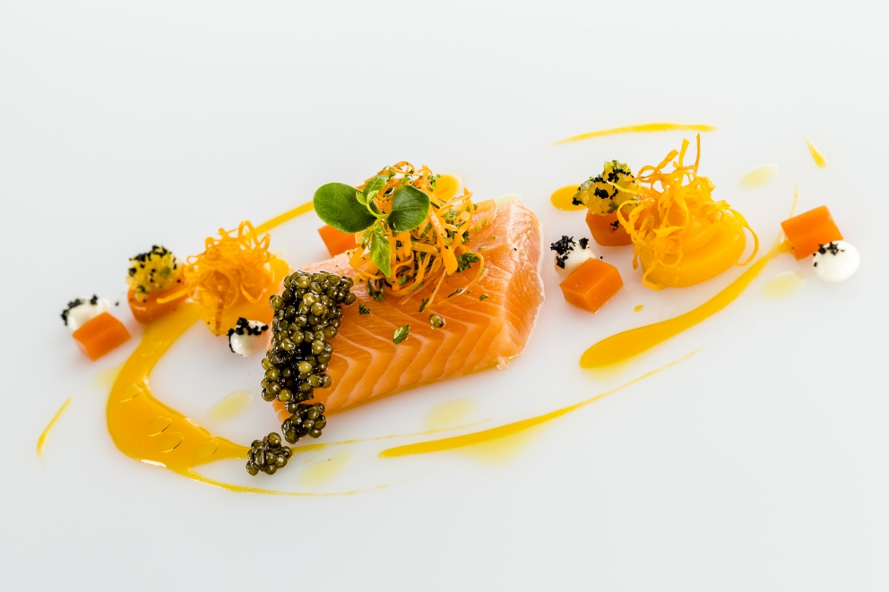 Galleria fotografica






Giorgio Damini, Damini & Affini, Arzignano (Vicenza)

La mia caesar salad - L'idea è sicuramente nata dopo le mie esperienze londinesi, quando ho scoperto come una salsa cambi completamante il gusto dell'insalata. Quindi ho cercato di esaltare tutti gli ingredienti dividendoli uno per uno, senza mescolare nulla, poi un pizzico di macelleria con la carne disidratata al posto del pollo e, dulcis in fundo, il pane di Eugenio Pol









Alessandro Dal Degan, La Tana, Asiago (Vicenza)

Crudo di anatra fiammeggiata, topinambur, foglie di faggio e sorbo dell'uccellatore - E' un piatto che per tonalita amaro-salate e per quelle dei colori è un simbolo della stagione fredda e della monocromia invernale. Un omaggio alla lentezza









Alessio Longhini, Stube Gourmet dell'hotel Europa, Asiago (Vicenza)

Riso carnaroli mantecato alla crema di topinambur, crudo di ricciola, caramello di birra stout, uova di salmone - Piatto che rispecchia le mie esperienze. Raccoglie gusti e consistenze diversi tra loro









Alfio Ghezzi, Locanda Margon, Trento

Non aglio e olio, non cacio e pepe, ma insolito Trentino - Spaghetti Monograno Felicetti, TrentoDoc Ferrari Perlé, Trentingrana e olio extravergine Garda Trentino Dop Uliva... Un piatto che nasce sulla suggestione di Bottura: «...ma siamo proprio sicuri che la tradizione sia rispettosa del territorio?». E che si sviluppa attraverso la tecnica dei due classici, aglio e olio e cacio e pepe, declinati però in chiave trentina









Giuliano Baldessari, Aqua Crua, Barbarano Vicentino (Vicenza)

Mungotto alle capesante, artemisia e argilla - Lo propongo perché offre un punto di vista diverso sul mondo del risotto. Il mungotto è il nome che ho dato al "risotto" fatto con i fagioli mung al posto del riso









Lionello Cera, Antica Osteria Cera, Campagna Lupia (Venezia)

Spaghettino freddo con cavolfiore, champagne rosé, scampo e ostrica - Un piatto che nasce dopo avere cotto il cavolfiore assieme ai gusci delle canocchie. Ho pensato di conferirgli acidità e ho fatto ridurre dello champagne con anice stellato. Poi scampo crudo battuto e un pezzo di ostrica per ricordare il mare in purezza









Nicola Dinato, Feva, Castelfranco Veneto (Treviso)

Risotto al broccolo di Bassano, cannocchie, mandarino, alici - "...with tangerine trees and broccoli skies..". Citiamo, modificandola, una frase del brano Lucy in the Skies with Diamonds, dei Beatles. Proponiamo l'italianità in un primo piatto invernale, che coglie spunti dal territorio limitrofo (il broccolo di Bassano del Grappa, le cannocchie della Laguna di Venezia), ma anche da altrove (i mandarini siciliani, la colatura di alici di Cetara). Il tutto unito da un grande riso, il Principato di Lucedio









Giuseppe D’Aquino, Oseleta, Cavaion Veronese (Verona)

Spaghetti al pomodoro del piennolo, burrata e scorza di limone – Un piatto che nella sua semplicità è diventato il must del ristorante Oseleta. Un piatto per il quale a detta di tanti vale la pena fare il viaggio









Riccardo Gaspari, El Brite de Larieto, Cortina d'Ampezzo (Belluno)

Spaghetto di montagna - Il profumo del bosco sfida la tradizione italiana in un semplice spaghetto aglio e olio









Donato Episcopo, La Corte dell'hotel Villa Abbazia, Follina (Treviso)

Mandorla di Toritto, composta di fichi “paradiso”, spugna all’alloro e gelato moka - Questo dessert nasce da un capriccio di mia mamma che, durante un mio viaggio, decise di mettermi di nascosto, in valigia, un vasetto di fichi secchi. Non so come fece a passare i controlli in aeroporto e comunque quando lo trovai fu una bella sorpresa. Mi ricordo che da ragazzo, quando andavo a casa delle zie o dei nonni, con il caffè offrivano dei fichi secchi con al centro una mandorla e un pezzettino di foglia di alloro (usanza della mia terra, che è il Salento)









Alberto Basso, 3Quarti, Grancona (Vicenza)

Risi e latte, miele, sfere di birra al lampone e ribes - Riso e latte è la tradizione, il cibo povero per eccellenza nelle nostre zone. Siamo partiti quindi da questo e dalla semplicità per sviluppare un dolce inusuale e per certi versi anche un po' estremo. Il riso viene cotto nel latte e mantecato col gorgonzola, per dare un po’ di sapidità, e miele del bosco di Rigoni di Asiago. Lo serviamo con lamponi disidratati, ribes e sfere di birra al lampone









Nicola Portinari, La Peca, Lonigo (Vicenza)

Anguilla in forno di braci con guava e tamarindo - L'anguilla è difficile da affrontare per la clientela a causa della sua grassezza. Quindi la sfida è creare un piatto da consigliare per poi ricevere complimenti e la conseguente voglia di mangiarlo di nuovo. Risulta croccante fuori e morbido dentro, con la guava che con la sua fresca tannicità doma la parte grassa dell'anguilla, mentre il tamarindo addolcisce e rende raffinato e vellutato il suo sapore rustico e leggermente terroso









Leandro Luppi, Vecchia Malcesine, Malcesine (Verona)

Raviolo aperto di spaghetti, lago e zafferano - Un chiaro omaggio al Marchesi del Raviolo aperto e allo Scabin dello spaghetto cotto in sottovuoto. In più, il mio lago









Lorenzo Cogo, El Coq, Marano Vicentino (Vicenza)

Ritorno alla sapidità - Alice sotto sale, rapa, dragoncello, kiwi fermentato, petali di carciofo e umibudo









Piergiorgio Siviero, Lazzaro 1915, Pontelongo (Padova)

Scam-pato verso i colli – Uno scampo di Chioggia tostato in saor, noce salata e tarassaco, chips di topinambur. Risalendo dalle valli di Chioggia lungo il Bacchiglione, il percorso tra storia e identità del mio territorio









Massimiliano Alajmo, Le Calandre, Rubano (Padova)

Mozzarella di mandorle - Una finta mozzarella di pasta cotta di zucchero, miele e albume soffiato come uno zucchero filato, senza l’utilizzo di coloranti o altri elementi artificiali. La ricostruzione olfattiva del piatto rimanda a una vera mozzarella per la presenza dell’acqua, dell’olio extra vergine di oliva, dell’origano e dei canditi vegetali. Ironia e immaginazione per travestire la mandorla e proiettarla in un’altra dimensione, per far riscoprire in pochi istanti una sensazione lattico-tattile-olfattiva e visiva in un dolce che non contiene nemmeno una goccia di latte – foto Bob Noto









Pierchristian Zanotto, Gambrinus, San Polo di Piave (Treviso)

Gamblù – E’ il nostro "blu" vegetale affinato in bacche di uva rabosa bio, sedano rapa e pane al pepe rosa. Seguendo il nostro percorso di cucina etica e responsabile, senza rinunciare alla golosità dei grandi formaggi









Oliver Piras e Alessandra del Favero, Aga dell'hotel Villa Trieste, San Vito di Cadore (Belluno)

Linguine, mirtilli, luppolo e salsiccia di manzo cruda - Abbiamo ricreato con due varietà di mirtilli diverse lo stesso ph del pomodoro e il condimento ricorda il classico sugo alla campidanese delle mie zone d'origine









Fabrizia Meroi, Laite, Sappada (Belluno)

Piatto del Piave - Salmerino leggermente marinato, yogurt alla camomilla di fiume, salsa di patate dolci e olio al crescione, meringhe all'alga spirulina e caramella effervescente.
Il piatto è dedicato al fiume che nasce a Sappada. Nel 2015 ricorreva inoltre il centenario della Prima Guerra Mondiale, evento storico che ha visto protagonista proprio il Piave









Corrado Fasolato, Spinachile Resort, Schio (Vicenza)

Filetto di Triglia con iceberg di ortaggi invernali e moka ai germogli di bosco - È una triglia cotta a bassa temperatura e poi messa su degli iceberg di ortaggi (frullati di verdure sifonati a -40°) e un brodo denso di gallina. Il tutto va irrorato con un’estratto di germogli di piante di bosco profumato con riccioli freschi di legno di castagno. Il calore scioglie gli iceberg e il tutto si trasforma quasi in un passato di verdure









Andrea Stella, Dalla Libera, Sernaglia della Battaglia (Treviso)

Gnocchi di patate soffiati con acciuga di Cetara e puntarelle - Già mia zia Libera circa cinquant'anni preparava ottimi gnocchi; così io ho deciso di riproporli in forma e consistenze nuove. Vengono soffiati in forno, mentre la base viene realizzata con l'acciuga di Cetara che per sua caratteristica è meno salata delle altre. La croccantezza viene data dalle puntarelle









Michele Cella, Basilico Tredici, Treviso

Riso, carbone, baccalà e “saor” - Sono particolarmente legato a questo piatto in quanto è stato premiato come miglior ricetta alla sesta edizione del Festival Triveneto del Baccalà - Trofeo Tagliapietra, vincendo così la manifestazione gastronomica itinerante che quest'anno ha raccolto 28 ristoranti tra Veneto, Friuli Venezia Giulia e Trentino Alto Adige e che rappresenta l’evento simbolo ed esemplare della passione per il baccalà in cui gli chef e le loro brigate si sfidano per ideare “la migliore ricetta innovativa”. Sono particolarmente legato a questo piatto anche perché rappresenta in pieno il mio concetto di cucina, in quanto ci sono prodotti che amo del mio territorio. Rispecchia la mia chiave di lettura della tradizione – foto Tobia Berti









Francesco Brutto, Undicesimo Vineria, Treviso

Riso acido - Si tratta semplicemente di un riso cotto nel succo di melograno fermentato e poi condito con tre polveri: di frutti di bosco, di karkadè e di buccia di chulo key lime bruciato. La cosa interessante per me sono le diverse acidità che lo compongono, nettamente differenti, e tutte riconoscibili: dall'acido-dolce del melograno, all'acido-amaro della polvere di limone. Gli ingredienti sono tutti autoprodotti: il limone è una piantina che mi è stata regalata da un amico di ritorno dalla Florida e che ora sta nel giardino del ristorante; i frutti di bosco sono stati raccolti quest'estate a casa mia, dove mia mamma ha coltivato anche un paio di piante di karkadè; i melograni vengono dal giardino di un nostro cameriere









Alessandro Intini, Nidaba, Montebelluna (Treviso)

Verdure alla griglia, purea di zucca e miso, gel al sakè, cavolo nero, spinacio fritto - Non c'è niente di più semplice del nutrirsi della terra, non c’è niente di più difficile del nutrirsi di essa









Andrea Asoli, Serena Baiano, Michelangelo Doria, Sabina Joksimovic, Venissa, Venezia

Pazzi "a' …mare" - Ruotepazze Benedetto Cavalieri, frutti di mare, acqua di datterini e sabbia di corallo. I frutti di mare cambiano texture, diventano gel e vanno a riempire le ruote che sono mantecate con l’acqua dei molluschi. Un’esplosione di mare in un boccone









Giancarlo Perbellini, Casa Perbellini, Verona

Quaglia affumicata, pomodori confit, carciofi, pistacchi e crema di Grana Padano - Presente nella prima carta del 2016, grande successo del 2015, è il piatto del nuovo corso di Casa Perbellini che ha riscosso lodi da tutta la clientela e che manterremo finché sarà stagione di carciofi









Italo Bassi, Confusion Lounge, Verona

Salmone in guacamole avvolto in carta di riso, con gelatina di ponzu, mandorle tostate, ikurae e leche di tigre al mango - Interpretazione oltre confine di una semplice tartare di salmone. Oriente e Centro America si uniscono in un unico piatto









Matteo Rizzo, Il Desco, Verona

Merluzzo nero e le sue trippe alla parmigiana - Lo propongo per il legame che ha con la storia della mia famiglia. E' espressione delle mie esperienze e idee









Simone Lugoboni, Oste Scuro, Verona

Astice bretone al vapore su crema e chips di topinambur con profumo d'arancio - Piatto stagionale (topinambur e arancio) che rivaluta l'astice bretone o blu (un'altra marcia a confronto col canadese) e che mi ricorda il mio periodo lavorativo trascorso da giovane in Francia









Norbert Niederkofler, St. Hubertus del Rosa Alpina, Badia (Bolzano)

Lumache con radice di prezzemolo, broccolo selvatico e riso venere - L’idea di questo piatto? Slow down a little bit in our life: ci sono tante cose belle da vedere e da vivere, perciò ci dovremmo prendere del tempo per poter apprezzare questi momenti. Il concetto di Cook the Mountain è sempre più forte nel nostro lavoro e ora con l’arrivo di Care's completiamo questo con il lavoro per un domani di sostenibilità, educazione, formazione. Questi sono i pensieri del nostro futuro - foto Daniel Töchterle









Giorgio Schifferegger, Valier dell'hotel Four Points, Bolzano

Polpo, fregola e cren – Ossia il mio polpo vestito di gulash









Federico Belluco, Dopolavoro Dining Room, Venezia

Crudo di ricciola con emulsione di cozze al "gratin" - Questo piatto è nato per richiamare uno dei più grandi classici della cucina marinara italiana, le cozze al gratin dei bacari veneziani. In questa reinterpretazione però, diventano il condimento del nostro crudo. Dalle cozze infatti si ottiene una salsa che fungerà da dressing per la ricciola, sprigionando una serie di sapori marini. Il tutto viene finito con briciole di pane fritto al prezzemolo (in ricordo ancora più accentuato del gratin), salicornia, lattuga di mare e caviale di lime









Alessandro Gilmozzi, El Molin, Cavalese (Trento)

Tosella, sarde di lago, betulla, acetosella e lichene bianco - L’idea è quella di dare valore a un formaggio di primo caglio. Viene sposato con betulla candita, gelato alle sarde di lago e sferificazione di estratto di acetosella. Per finire il lichene bianco, che con i suoi sentori di fungo e di terra dolomitica rende magico l’insieme









Martin Obermarzoner, Jasmin dell'hotel Bischofhof, Chiusa (Bolzano)

Tonno rosso Balfego e torchione di foie gras de canarde - Il mitico piatto dell’ancora più mitica Anne-Sophie Pic. L’ho mangiato da lei e mi è talmente rimasto in mente da volerne pensare un omaggio da parte mia. Dunque quel piatto, reinterpretato da noi









Chris Oberhammer, Tilia, Dobbiaco (Bolzano)

Cervo nostrano affumicato con tortino di polenta e funghi, rape rosse al vino rosso - E' il piatto che mi sta più a cuore, dato che richiama alcune tradizioni della mia zona, l'uso della selvaggina in cucina e l'affumicatura, penso allo speck









Enrico Croatti, Dolomieu del DV Chalet, Madonna di Campiglio (Trento)

Turanici alle canocchie e rosole - Il ricordo dei classici maccheroncini alle canocchie che si mangiano in riviera romagnola... Le rosole, erba selvatica che si usa cruda leggermente marinata con sale e olio per fare i classici cassoni romagnoli... La scoperta del turanico, un grano antico dimenticato... La vera semplicità supportata dall'anima e da una storia gastronomica che non avrà mai fine









Alessandro Bellingeri, Osteria de l'Acquarol, Panchià (Trento)

L’espressione del Temolo: crudo, cotto e marinato - Con questo piatto ho voluto ricreare una grigliata tra i boschi dopo una giornata di pesca









Matteo Metullio, La Siriola del Ciasa Salares, San Cassiano (Bolzano)

Cotechino, scampi, yuzu e pomodori verdi - L’idea nasce dal fatto che da tempo avevo intenzione di mettere un bollito in carta. Essendo da poco passato il Natale, ho pensato al cotechino. Inoltre non è la prima volta che sposo pesce e carne assieme. Li abbino rispettivamente a elementi classici: ecco dunque l'unione fra agrumi e crostacei (scampi e yuzu) e l’altra fra bollito e mostarda (cotechino e mostarda di pomodori verdi)






