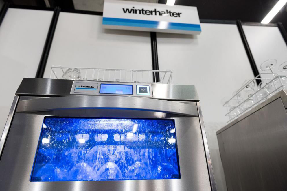 Galleria fotografica






Il viaggio nel mondo di Grana Padano è iniziato il primo giorno di congresso con due degustazioni orizzontali tenute dal Consorzio di Tutela ed è terminato con lo chef Andrea Ribaldone e i suoi sfiziosissimi finger food. La domenica Matteo Baronetto (nella foto con gli GnamBox ed Elisabetta Serraiotto, responsabile Marketing di Grana Padano) ha preparato originali tapas ideate per l'occasione, mentre per la giornata di chiusura il maestro Franco Pepe ci ha regalato la sua personale interpretazione della pizza fritta con il Grana Padano









Durante la pausa lavori, dalle 13 alle 15, lo spazio S.Pellegrino ha offerto ai visitatori del congresso la degustazione di un piatto d’autore: il sabato di Paolo Griffa e Alessandro Rapisarda (nella foto), finalisti rispettivamente della prima e della seconda edizione di S.Pellegrino Young Chef, la domenica un dolce di Loretta Fanella e lunedì il piatto Carciofo&Carciofo di Cristina Bowerman. Domenica alla tavola rotonda Coltivare il talento gli chef Cristina Bowerman, Caterina Ceraudo, Loretta Fanella, Anthony Genovese, Davide Oldani, Ciccio Sultano, Paolo Griffa e Alessandro Rapisarda hanno raccontato storie di successo tra maestri e allievi. E poi è stata da non perdere la specialissima Experience Box...









Giovanni Pellegrino, Alberto Basso e Giuseppe Lo Iudice (nella foto), giovani talenti del Premio Birra Moretti Grand Cru, hanno proposto le loro creazioni ideate in abbinamento con Birra Moretti Grand Cru, rispettivamente: Beer Donuts con Birra Moretti La Bianca, Pancia di maiale iberico, luppolo e Birra Moretti Grand Cru e Anatra alla Birra Moretti Lunga Maturazione, anche in abbinamento









Le miscele iTierra! Origins, in cui si coniugano eccellenza del prodotto, rispetto per l’ambiente e attenzione al sociale e la special edition di “Kafa”, uno dei caffè più pregiati al mondo che nasce nella foresta etiope, sono stati i  protagonisti dello spazio espositivo Lavazza, che ha ospitato un ’esperienza sensoriale con esclusivi aperitivi di food pairing firmati dallo chef Cesare Battisti e dal bartender Dennis Zoppi. A stupire i visitatori l’esclusiva auto “stellata” Smart Forfood, primo ristorante su quattro ruote nato dalla collaborazione tra Lavazza, Mercedes-Benz Italia, Michelin, Focaccia Group e Medici Style, sotto la direzione creativa di Davide Oldani (foto)









Allo stand di Vino Libero & Compagnia, il gruppo Fontanafredda (nella foto, Andrea Farinetti) ci ha raccontato la biodiversità agroalimentare italiana con un viaggio di degustazioni attraverso l’Italia del vino, tra le regioni più importanti del panorama enologico italiano, dal Piemonte fino alla Sicilia









Dopo 4 anni dalla prima edizione è tornato Bread Religion nello spazio Petra Molino Quaglia. Cuochi, pizzaioli, pasticcieri e panettieri hanno accompagnato gli ospiti del congresso lungo un viaggio di profumi e sapori che parte dal grano. Pagnotte da affettare, ciabatte alveolate, focacce salate e dolci lievitati, panini morbidi o con la crosta, impasti di lievito madre con farine Petra macinate a pietra o biologiche, con e senza glutine: queste le forme del pane che i professionisti ospiti hanno farcito per interpretare la loro idea del “viaggio”









Le Cantine Ferrari hanno scelto Identità Golose per continuare il percorso di approfondimento sull’Arte dell’Ospitalità avviato lo scorso anno con The World’s 50 Best Restaurants. Il tema dell’accoglienza, molto sentito da Ferrari che da anni si impegna a valorizzare l’importante ruolo della sala, è stato raccontato sul palcoscenico dell’Auditorium alla scoperta degli elementi che rendono indimenticabile l’esperienza gastronomica. Nella giornata di lunedì lo spazio Ferrari ha offerto degustazioni di Riserve Trentodoc: Perlè, Perlè Bianco, Perlè Nero e Perlè Rosè, abbinati alle creazioni di Alfio Ghezzi, del ristorante Locanda Margon di proprietà della famiglia Lunelli (nella foto, Matteo Lunelli a Identità Milano)









Regione Lombardia ha presentato i suoi prodotti agroalimentari di qualità, un’ampia rappresentanza che si colloca ai primi posti a livello nazionale: 34 prodotti Dop e Igp, 249 prodotti tradizionali di valenza storica, 41 vini tra Docg, Doc e Igt. Allo stand di Regione Lombardia si sono alternati produttori della Valtellina, del territorio comasco e dell’Oltrepò Pavese con degustazioni dei migliori prodotti e vini locali









Il Pastificio Felicetti ha fatto viaggiare la pasta coinvolgendo tre grandi chef al Monograno Diner: Carlo Cracco (nella foto, con Paolo Lopriore) ha presentato un piatto di pasta in chiave italiana, Giorgio Nava ha proposto una cucina sudafricana e Luca Fantin una ricetta ispirata ai sapori del Giappone. Un viaggio tra i sapori del profondo sud e dell’estremo oriente che parte da casa, dall’Italia. Ogni giorno si sono alternati ai fornelli tre giovani cuochi italiani: Lucia Tellone, Sara Preceruti e Antonio Colombo, per interpretare il nuovo nato in casa Felicetti: Il Valentino, lo spaghettone dalle dimensioni più generose









Si è aperto con un omaggio a Iginio Massari (nella foto) l’importante programma dedicato alla pasticceria d'autore che ha visto Valrhona protagonista al congresso. Dossier Dessert è stata l’occasione per osservare il mondo delle pasticcerie secondo la prospettiva internazionale che caratterizza l’approccio di Valrhona, da sempre impegnata a valorizzare l’innovazione e la creatività ponendo al centro il lavoro di tanti giovani professionisti









Alce Nero ha accolto il tema del viaggio costruendo un percorso che parla di materie prime biologiche e di luoghi in cui vengono coltivate. I visitatori hanno incontrato sapori e territori attraverso quattro diverse degustazioni di 12 prodotti, scandite ogni giorno al ritmo di colazione con yogurt, miele e frollini, pranzo con pasta, riso e cereali, merenda con cioccolato, composte di frutta e succhi e aperitivi con olio extravergine di oliva, pomodori e nettari di frutta









Lo spazio espositivo di Autogrill ha ricostruito Bistrot, l’innovativo concept realizzato in collaborazione con l’Università degli Studi di Scienze Gastronomiche di Pollenzo per valorizzare i prodotti tipici e il recupero delle pratiche artigianali. Per accompagnare i visitatori in un immaginario “viaggio lungo un giorno” è stato ricreato un “open-lab” dove riflettere sui nuovi trend del food, attraverso i vari momenti della giornata









«Identità di Champagne è l’appuntamento imperdibile per scoprire il prestigio della più antica Maison de Champagne» ha affermato Andrea Pasqua (nella foto), senior brand manager di Ruinart in Italia. Quest’anno il protagonista è Ruinart Rosé, l’espressione golosa del gusto Ruinart, un elegante connubio tra lo Chardonnay e il Pinot Noir. Le creazioni enoiche dello chef de caves Frédéric Panaiotis hanno mostrato la versatilità dell’abbinamento tra l’alta gastronomia e le bollicine francesi con tre degustazioni giornaliere nel Ruinart Lounge









Berto’s, partner ufficiale per la realizzazione di tutti gli impianti di cottura, ha presentato La Cucina, una nuova divisione su misura che esalta i valori dell’unicità. Vera protagonista sul palcoscenico dell’Auditorium, La Cucina è uno strumento unico, disegnato e realizzato in esclusiva. Allo stand Berto’s si sono alternati cooking show di Paolo Cappuccio, Nicola Dinato e Alessandro Borghese. «Le nostre cucine viaggiano in più di 90 paesi da oltre 40 anni – ha spiegato Enrico Berto - La contaminazione con le altre culture e gli altri mondi è stata fondamentale per portare l’azienda a sviluppare il prodotto che abbiamo presentato a Identità Golose»









Besser Vacuum ci ha illustrato tecniche di cottura sottovuoto e cooking show con degustazioni degli chef Paolo Cappuccio (nella foto) e Marco Marras, assieme alla presentazione del libro dello chef Cappuccio Carne e Foie Gras – Tecniche di cottura e design del piatto, un manuale-ricettario sulle cotture sottovuoto









Anche quest'anno continua la collaborazione con Bragard che ha vestito gli chef con la nuova giacca Grand Chef, che affianca alla versione classica in cotone Piuma Premium il modello Allure in cotone nanotecnologia, novità presentata al congresso assieme alla linea Premium Alain Ducasse By Bragard, nata dalla collaborazione con lo chef tristellato Alain Ducasse









Alessandro Guidi e Cristina Franceschetti vestono con Caraiba le tavole dei migliori ristoranti italiani dal 1993. I loro prestigiosi articoli sono stati utilizzati dagli chef per la presentazione dei piatti sui palchi delle sale del congresso, ma anche per tutti i premi dell'edizione 2017









Chs Group ha confermato la partnership con Comatec, azienda francese leader nella progettazione e realizzazione di articoli monouso di altissima qualità. Al congresso ha presentato una gamma allargata di creazioni all’avanguardia, tra cui un rivoluzionario sacchettino con cannuccia pensato per i cocktail dei locali delle grandi città dove vigono ordinanze sul vetro e contro l’inquinamento









Nello spazio di Coldline Living abbiamo scoperto Life, l’abbattitore multifunzione per la casa. I numerosi workshop presso lo stand hanno sottolineato l’efficacia delle 8 funzioni e degli oltre 100 programmi di Life. In tutte le sale e nelle cucine della manifestazione gli chef hanno lavorato con Vision, la più moderna tecnologia multiclimatica che offre ai professionisti la possibilità di controllare tutte le variabili che influiscono sulla qualità della conservazione degli alimenti









Essent’ial è un marchio emiliano che produce complementi d’arredo caratterizzati dal design originale e dall’utilizzo di materiali riciclati, come la fibra di cellulosa e il cartone Fsc. L’azienda ha fornito a Identità Golose pouf e poltrone che hanno arredato l’area lounge, oltre allo spazio Identità di Cocktail e i sacchetti porta pane, fil-rouge presente in tutti gli stand. Al Tuler, tagliere in cartone Fsc, ha accompagnato le preparazioni degli chef durante le lezioni









Il cubetto Hoshizaki "Crescent", unico a poter essere utilizzato nei secchielli del vino senza aggiunta d'acqua, ha avuto il palcoscenico più adatto a dimostrare le sue caratteristiche di durata, brillantezza e fluidità nell'accogliere bottiglie di vino e spumante/champagne, “a secco”. Non sono mancati il cubetto a sei lati e spigoli vivi, il vero "cubetto" Hoshizaki, come anche la forma a sfera e lo "shot glass", che in Hoshizaki prende una straordinaria lucentezza e trasparenza, utilizzati in veste di aperitivi di pregio, come caviale e salmone









Host Milano si è raccontata a Identità come la manifestazione di riferimento nel panorama mondiale dell’equipment, coffee and food, nonché il leader assoluto nei settori Ho.Re.Ca., foodservice, retail, Gdo e hotellerie. Circa 2000 aziende da 47 Paesi propongono macchine, attrezzature, prodotti e servizi innovativi e di qualità a 150mila operatori da 172 Paesi. Oltre al business, sono 400 gli appuntamenti tra cooking show e momenti di formazione. Host Milano è a fieramilano dal 20 al 24 ottobre 2017, con la seconda edizione di Identità Future in collaborazione con Identità Golose









Con i suoi piccoli elettrodomestici, KitchenAid ha supportato il talento e la passione degli chef di Identità Golose ma anche di tutti gli appassionati di cucina che desiderano raggiungere a casa gli stessi risultati di alto livello. Prestazioni professionali, alta qualità manifatturiera e design iconico da sempre contraddistinguono il marchio









A Identità Golose, Tutto Pannocarta di Lucart Group è stato un alleato prezioso per le attività degli chef impegnati sui palchi. L’innovativo rotolo in carta per la cucina ha caratteristiche funzionali di fortissimo impatto che ruotano intorno alla tecnologia della carta a secco









Qual è il futuro del gelato? La risposta è in una macchina mantecatrice di Motor Power e Brx, attenta ai temi della sostenibilità ambientale, pensata da e per i gelatieri. Nuovi metodi di gestire idee e processi creativi si sono alternati alle narrazioni dei migliori gelatieri d’Italia (nella foto, Roberto Lobrano) su temi come tecnica, ricerca e passione, mentre i grandi chef, come Moreno Cedroni, hanno preparato gelati inimmaginabili spalancando nuove frontiere della creatività









Pavoni Italia ha rinnovato la partnership con Identità Golose, in qualità di partner tecnico. L’azienda, con oltre 3 decenni di innovazione e di esperienza nel mercato della pasticceria e gelateria professionale e dell’HO.RE.CA, strizza l'occhio al mondo della ristorazione con collaborazioni eccellenti: Massimo Bottura e il progetto Camouflage; Davide Oldani e gli stampi in silicone che richiamano il mondo dello sport. Fiore all’occhiello dell’azienda sono gli stampi della pasticceria con il progetto Tuttifrutti con Emmanuele Forcone e progetto Mono di Gianluca Fusto. Nella foto, protagonista Andrea Tortora









La P&B Line distribuisce attrezzature professionali per il comparto food e beverage. I suoi articoli spaziano dai singoli prodotti fino ad arrivare allo sviluppo di soluzioni "chiavi in mano". Dealer di marchi indiscussi a livello mondiale, come Hoshizaki, Hobart, Gamko la rendono leader nazionale nel suo settore, fornendo prodotti professionali che si distinguono per avanguardia tecnologica, qualità e design









Piazza, partner di Identità Golose sin dalla prima edizione, ha supportato il congresso con la fornitura delle proprie attrezzature da cucina, dal pentolame al mestolame, per arrivare alla sua completa gamma di accessori necessaria al lavoro degli chef. Protagoniste nello stand di Piazza sono state le nuove casseruole multistrato della collezione 4-ply. Un prodotto che nasce dall'assemblaggio di 4 diversi metalli per garantire una perfetta conducibilità termica, igienicità, leggerezza, praticità e maneggevolezza









Identità è anche il luogo dove scoprire nuove tecnologie al servizio della tavola. Ecco ad esempio i forni Rational nelle cucine di Identità Golose con il SelfCookingCenter "whitefficiency".









Coltellerie Sanelli ha presentato la nuova linea di coltelli Premana Professional, consoni alle esigenze di ogni appassionato di cucina. Tutti i prodotti Sanelli sono fabbricati in Italia con cura artigianale e tecnologie moderne che permettono di raggiungere livelli di eccellenza nella fabbricazione di coltelli e strumenti per il taglio. I coltelli Sanelli sono stati utilizzati da tutti gli chef al congresso









Sirman, azienda leader per le attrezzature dell'alta ristorazione, è stata presente anche all'undicesima edizione del congresso con le sue referenze e i suoi tecnici






