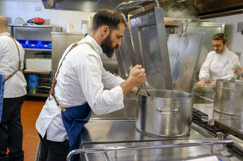 Galleria fotografica






La sala della mensa dei poveri di OSF strapiena per il pranzo benefico in collaborazione con Identità Golose









Paolo Marchi e Padre Maurizio Annoni









Padre Maurizio Annoni, presidente di OSF









Da sinistra:  Federico La Paglia, chef del ristorante Sikèlaia di Milano, e Federico Sisti, chef dell’Antica Osteria Il Ronchettino, sempre di Milano









Da sinistra: Andrea Ribaldone, dell’Osteria Arborina di La Morra, provincia di Cuneo, Christian Costardi, del ristorante Christian e Manuel a Vercelli, Federico Sisti e Diego Rossi, Trattoria Trippa a Milano









Antonio Cera, del Forno Sammarco di San Marco in Lamis, in provincia di Foggia 






