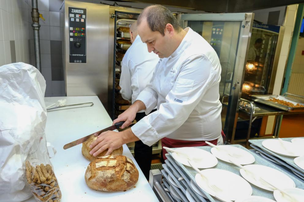 Galleria fotografica






La sala della mensa dei poveri di OSF strapiena per il pranzo benefico in collaborazione con Identità Golose









Paolo Marchi e Padre Maurizio Annoni









Padre Maurizio Annoni, presidente di OSF









Da sinistra:  Federico La Paglia, chef del ristorante Sikèlaia di Milano, e Federico Sisti, chef dell’Antica Osteria Il Ronchettino, sempre di Milano









Da sinistra: Andrea Ribaldone, dell’Osteria Arborina di La Morra, provincia di Cuneo, Christian Costardi, del ristorante Christian e Manuel a Vercelli, Federico Sisti e Diego Rossi, Trattoria Trippa a Milano






