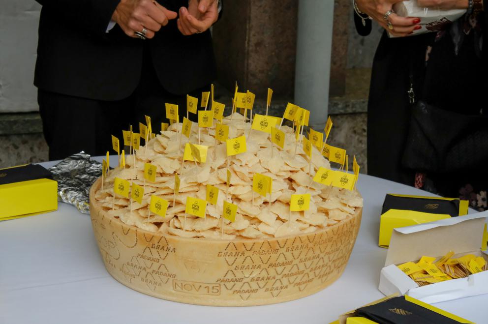 Galleria fotografica






La sala della mensa dei poveri di OSF strapiena per il pranzo benefico in collaborazione con Identità Golose









Paolo Marchi e Padre Maurizio Annoni









Padre Maurizio Annoni, presidente di OSF









Da sinistra:  Federico La Paglia, chef del ristorante Sikèlaia di Milano, e Federico Sisti, chef dell’Antica Osteria Il Ronchettino, sempre di Milano









Da sinistra: Andrea Ribaldone, dell’Osteria Arborina di La Morra, provincia di Cuneo, Christian Costardi, del ristorante Christian e Manuel a Vercelli, Federico Sisti e Diego Rossi, Trattoria Trippa a Milano









Antonio Cera, del Forno Sammarco di San Marco in Lamis, in provincia di Foggia 









Christian Costardi









Andrea Ribaldone









Diego Rossi






